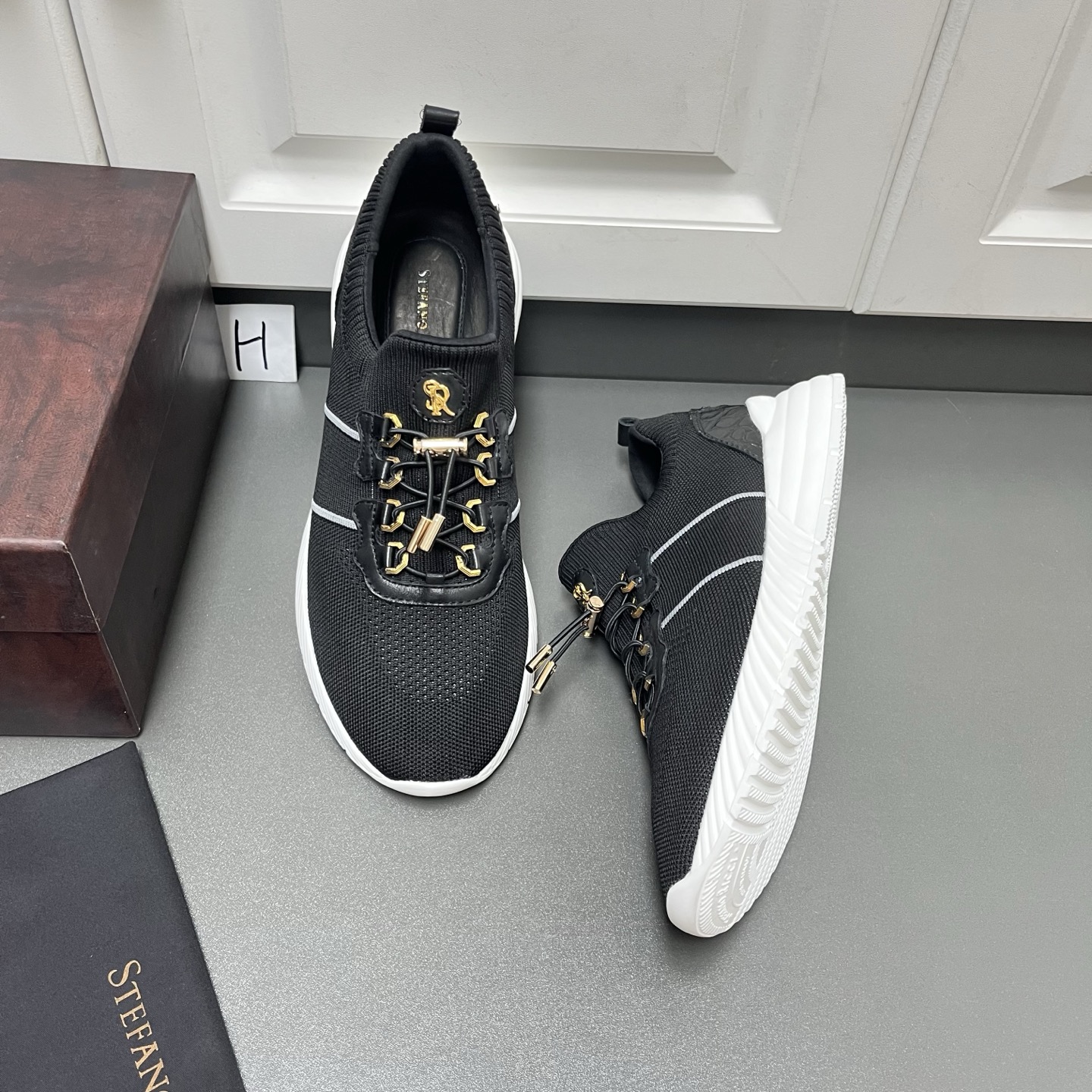 NO:955983,New Stefano Ricci men's knitted casual sneakers, available in three colors.  From an Italian luxury brand, this model is made of fabric upper, with crocodile-embossed cowhide and smooth calfskin details on the heel. The toe has a double design with elastic drawstring adjustment. The front is decorated with leather elements and the brand logo abbreviation 'SR' metal letters. It is equipped with an ultra-light EVA rubber outsole. The heel is equipped with a genuine leather pull tab and a three-dimensional brand logo. The breathable fabric lining is equipped with gold label cowhide feet. The style is versatile and durable, and it is light, comfortable and breathable!  Leather shoe size: 39/40/41/42/43/44 [45 can be customized],,sneakers,cowhide19860909新款Stefano Ricci史蒂芬劳·尼治 男士针织休闲运动鞋,三色有货. 来自意大利奢侈的品牌,这款采用织物鞋面打造,后跟融入鳄鱼压纹牛皮和光滑小牛皮细节,套脚配弹力抽绳调节双重设计,正面装饰皮革元素并饰以品牌logo缩写“SR”金属字母标识,搭配超轻EVA橡胶大底,后跟配有真皮鞋提拉袢和品牌logo立体标识,织物透气内里配以金标牛皮垫脚,款式百搭耐看,上脚轻便舒适透气！ 皮鞋码数: 39/40/41/42/43/44【45可定做】,,sneakers,cowhide,Men's shoes