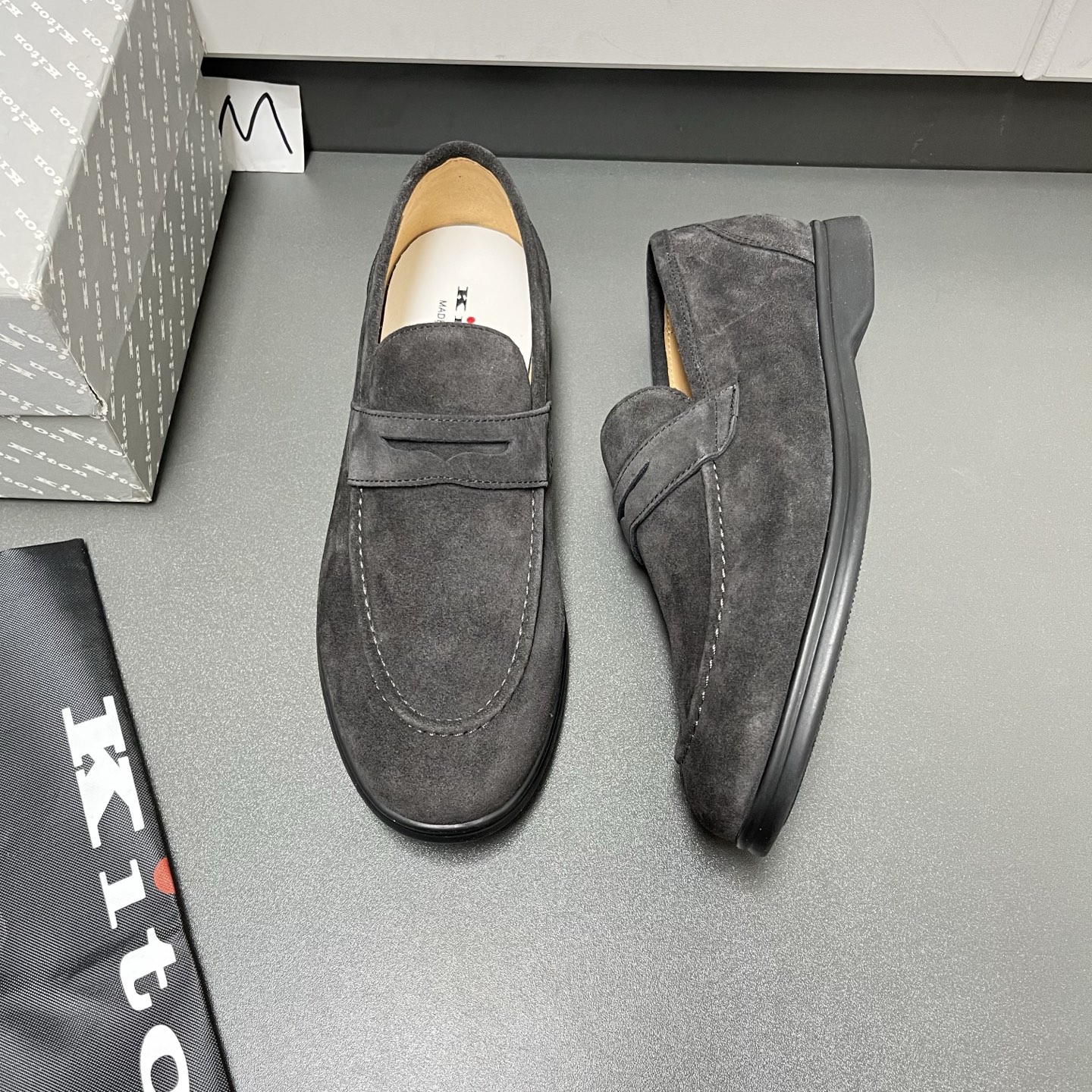 NO:955991,Kiton's new men's old-money style loafers are available in 5 colors, welcome to buy.  The upper of this shoe is designed with high mercerized cowhide. The nubuck leather is fine and soft. K's strict fabric selection and processing technology makes the nubuck leather wear-resistant, wrinkle-resistant, delicate and breathable, creating a rich sense of luxury. The inside is made of water-dyed cowhide. The shoe body is low-key engraved with the brand logo, hiding the identity of a luxury product in minimalism. It is unobtrusive but highly recognizable. It is a high-level expression of 'luxury hidden in the details'.  It uses a classic rubber outsole with non-slip texture and excellent elasticity; a slip-on design and a low-cut silhouette that is simple and smooth. It is a 'versatile tool' for daily outings and light business occasions, perfectly balancing comfort and style. Leather shoe size 39/40/41/42/43/44 [45 can be customized],, loafers, cowhide19860909Kiton新品男士老钱风乐福鞋,5色精品出货,欢迎选购. 这款鞋面采用高丝光牛皮设计,磨砂皮细腻软糯,K家严苛的面料甄选与处理工艺,磨砂皮耐磨抗皱,细腻透气,碰撞出层次丰富的奢感.内里水染牛皮打造.鞋身低调镌刻品牌标识,于极简中暗藏奢品身份,不张扬却极具辨识度,是“奢华隐于细节”的高级表达. 采用经典橡胶大底,纹路防滑且弹性优异；一脚蹬设计,低帮廓形简约流畅,是日常出街、轻商务场合的“百搭利器”,完美平衡舒适与造型感. 皮鞋码数39/40/41/42/43/44【45可定做】,,loafers,cowhide,Men's shoes