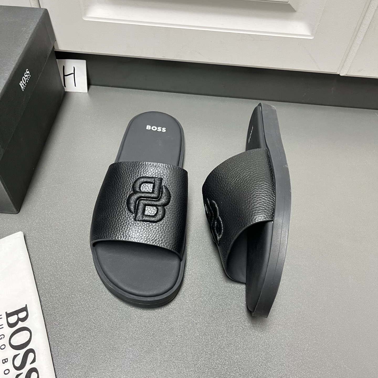 NO:956021,The new Boss men's letter embroidered one-line sandals are being shipped in 5 colors. Welcome to buy.  This model is made of grained calf leather, decorated with Boss letter embroidery logo details on the front, lined with full cowhide, with a flexible TPU insole, and a rubber flat bottom design. It is comfortable and stable to wear, and can be easily used in summer beach, outdoor, and daily life. The non-slip sole makes walking more secure. The leather material is breathable and durable, and it will not feel stuffy when worn for a long time. Paired with casual shorts or linen shirts, you can easily get the Italian gentleman's style, practical and fashionable!  Leather shoe size: 39/40/41/42/43/44 [45 can be customized], slippers, shorts, shirts, cowhide19860909新款Boss博斯男士字母刺绣一字凉拖鞋 5色出货中～,欢迎选购. 这款采用粒面小牛皮革打造,正面饰以Boss字母刺绣徽标细节,内衬全牛皮,搭配柔韧tpu内底,橡胶平底设计,穿着舒适又稳固,夏天沙滩,户外,日常都能轻松驾驭.防滑鞋底,走路更安心,真皮材质透气耐用,长时间穿也不闷脚.搭配休闲短裤或亚麻衬衫,轻松get意式绅士,实用又时髦！ 皮鞋码数: 39/40/41/42/43/44【45可定做】,,slippers,shorts,shirts,cowhide,Men's shoes