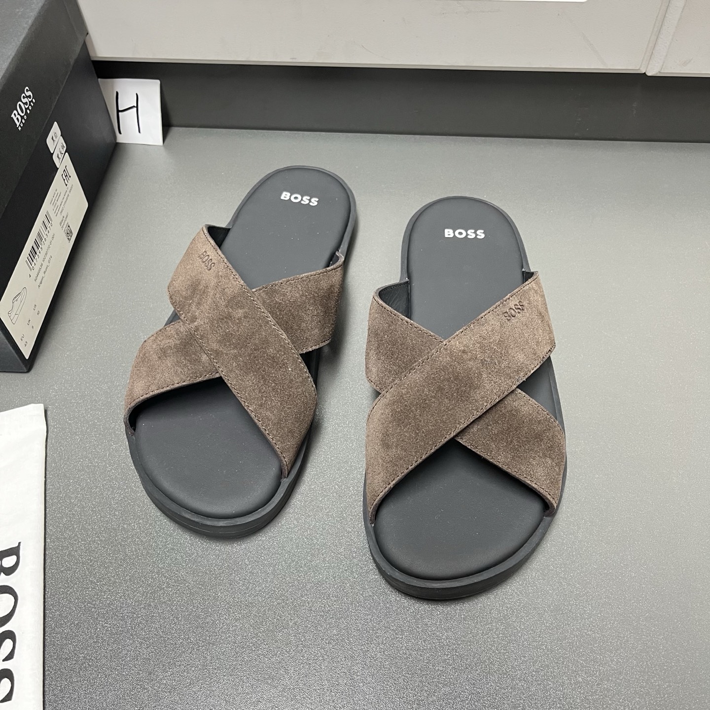 NO:956027,New style~Boss men's cross sandals, 4 colors are being shipped, welcome to order?  This model is made of soft suede cow leather, with Boss letter logo details embossed on the outside, cross shoelace design, lined with full cowhide, with a flexible TPU insole, and rubber flat bottom design. It is comfortable and stable to wear, and can be easily controlled on the beach, outdoors, and in daily life in summer. The non-slip sole makes walking more secure. The leather material is breathable and durable, and it will not be stuffy when worn for a long time. Paired with casual shorts or linen shirts, you can easily get an Italian gentleman, practical and fashionable!  Leather shoe size: 39/40/41/42/43/44 [45 can be customized], slippers, shorts, shirts, cowhide19860909新款～博斯Boss男士交叉凉拖鞋,4色出货中,欢迎订购？ 这款采用柔软绒面牛皮革打造,外侧压印Boss字母徽标细节,交叉鞋带设计,内衬全牛皮,搭配柔韧tpu内底,橡胶平底设计,穿着舒适又稳固,夏天沙滩,户外,日常都能轻松驾驭.防滑鞋底,走路更安心,真皮材质透气耐用,长时间穿也不闷脚.搭配休闲短裤或亚麻衬衫,轻松get意式绅士,实用又时髦！ 皮鞋码数: 39/40/41/42/43/44【45可定做】,,slippers,shorts,shirts,cowhide,Men's shoes