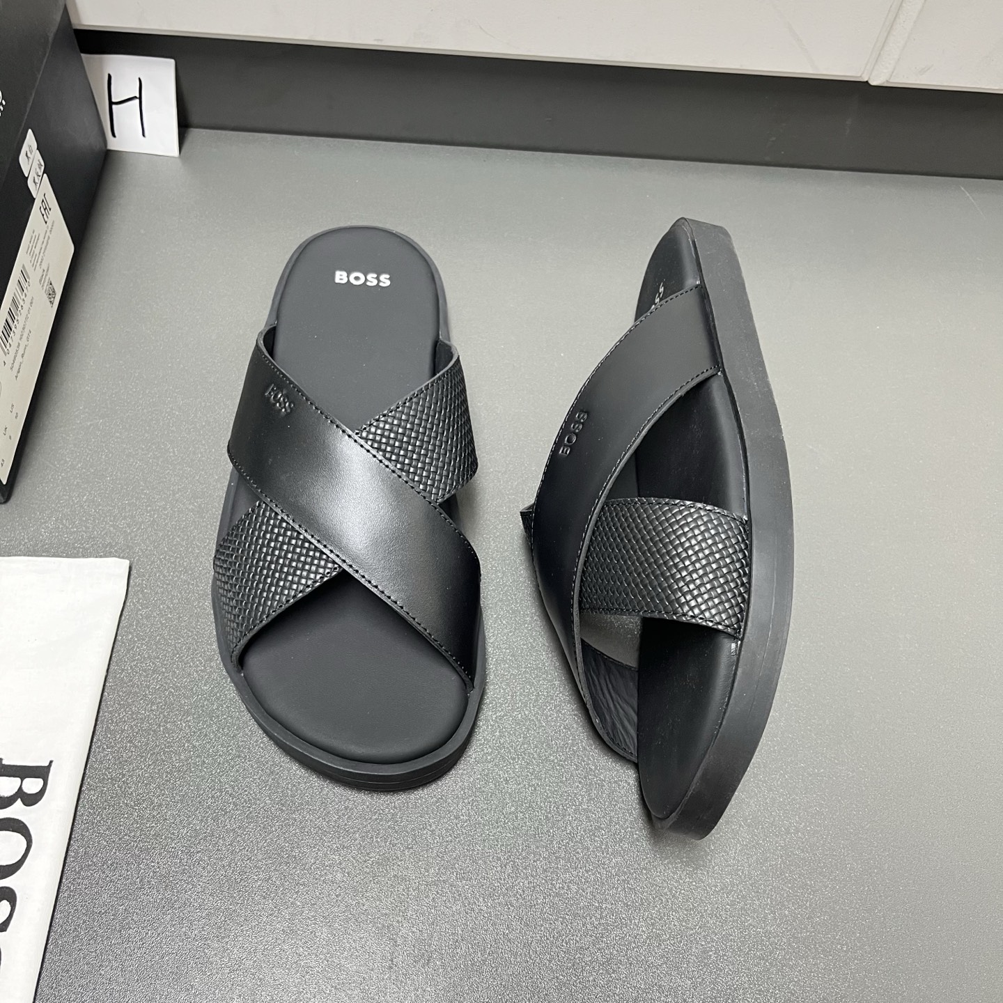 NO:955968,Boss new model is here ~ men’s new cross sandals, 4 colors shipped  This model is made of imported calfskin, one smooth calfskin, one woven calfskin, cross shoelace design, lined with full cowhide, with flexible TPU insole, rubber flat bottom design, comfortable and stable to wear, suitable for summer beach, outdoor, and daily life. Anti-slip soles, more secure walking, genuine leather material is breathable and durable, and will not feel stuffy when worn for a long time. Paired with casual shorts or linen shirts, you can easily get an Italian gentleman, practical and fashionable!  Leather shoe size: 39/40/41/42/43/44 [45 can be customized], slippers, shorts, shirts, cowhide19860909博斯Boss新款来了～男士新款交叉凉拖鞋 4色出货 这款采用进口小牛皮打造,一条光滑小牛皮,一条编织面牛皮,交叉鞋带设计,内衬全牛皮,搭配柔韧tpu内底,橡胶平底设计,穿着舒适又稳固,夏天沙滩,户外,日常都能轻松驾驭.防滑鞋底,走路更安心,真皮材质透气耐用,长时间穿也不闷脚.搭配休闲短裤或亚麻衬衫,轻松get意式绅士,实用又时髦！ 皮鞋码数: 39/40/41/42/43/44【45可定做】,,slippers,shorts,shirts,cowhide,Men's shoes