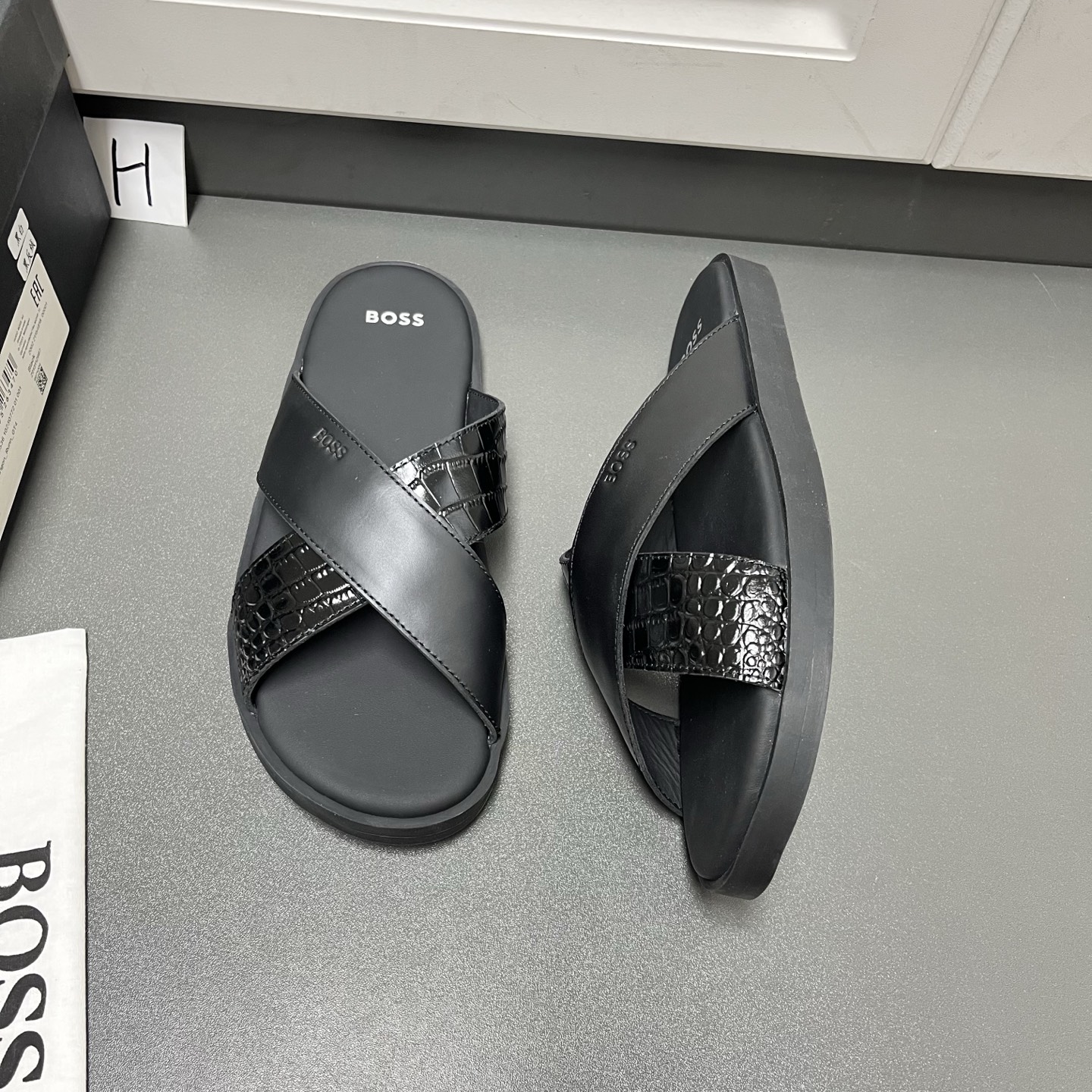 NO:955976,Boss new men's new cross sandals, two colors are shipping...  This model is made of imported calfskin, one smooth calfskin, one crocodile pattern cowhide, cross shoelace design, lined with full cowhide, with flexible TPU insole, rubber flat design, comfortable and stable to wear, suitable for summer beach, outdoor, and daily life. Anti-slip soles, more secure walking, genuine leather material is breathable and durable, and will not feel stuffy when worn for a long time. Paired with casual shorts or linen shirts, you can easily get an Italian gentleman, practical and fashionable!  Leather shoe size: 39/40/41/42/43/44 [45 can be customized], slippers, shorts, shirts, cowhide19860909博斯Boss新款男士新款交叉凉拖鞋 两色出货中… 这款采用进口小牛皮打造,一条光滑小牛皮,一条鳄鱼纹牛面皮,交叉鞋带设计,内衬全牛皮,搭配柔韧tpu内底,橡胶平底设计,穿着舒适又稳固,夏天沙滩,户外,日常都能轻松驾驭.防滑鞋底,走路更安心,真皮材质透气耐用,长时间穿也不闷脚.搭配休闲短裤或亚麻衬衫,轻松get意式绅士,实用又时髦！ 皮鞋码数: 39/40/41/42/43/44【45可定做】,,slippers,shorts,shirts,cowhide,Men's shoes