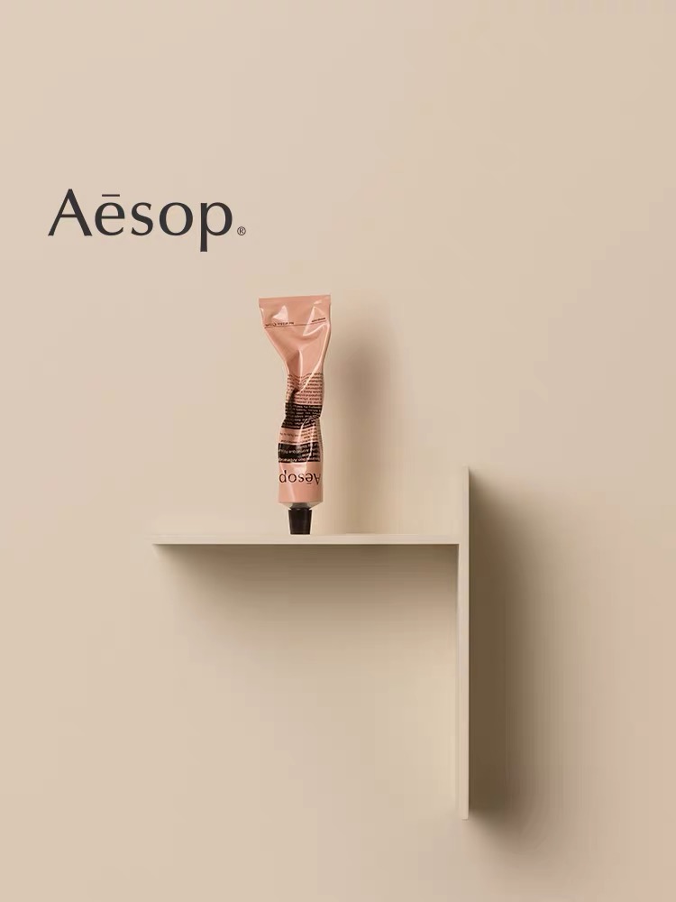 Aesop Crema de Manos Rosa 75ml! Contiene múltiples extractos naturales de plantas herbales, sin colorantes artificiales…