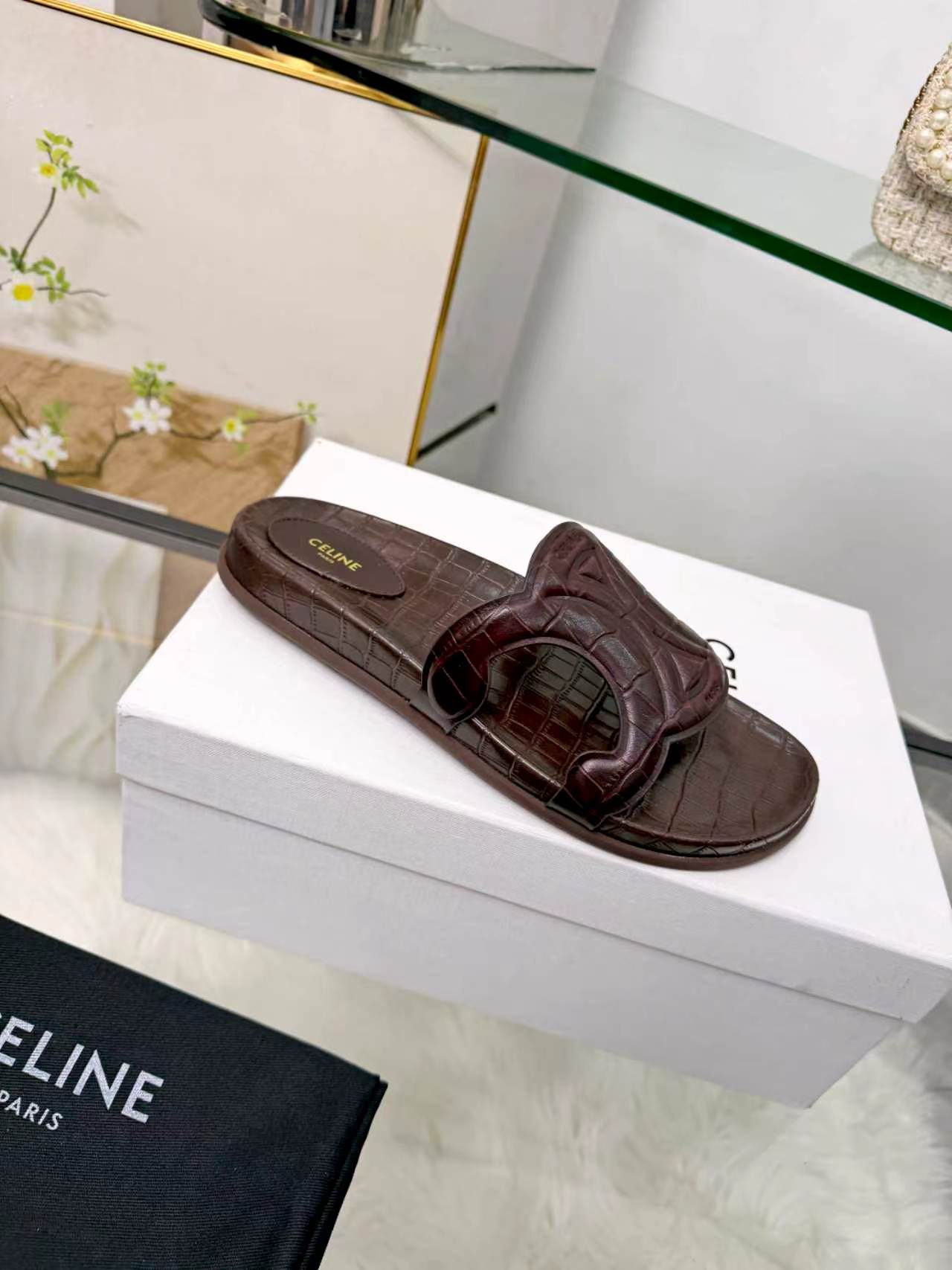 NO:904341,CELINE Celine｜New spring and summer Arc de Triomphe slippers... Simple and elegant, classic and timeless, Roman retro style flat slippers; with matte concave and convex uppers, you can wear them with a different temperament. Original original calfskin cork bag midsole TPU outsole 35-39 (40.41 fixed), slippers, celine, slippers, cowhide19860909CELINE 塞琳｜春夏季新款凯旋门拖鞋…… 简约大气经典耐看不过时 罗马复古风格平底拖；搭配哑光凹凸鞋面让你穿出不一样的气质 原版原色小牛皮软木包中底TPU大底 35—39（40.41定）,拖鞋,celine,slippers,cowhide,Women's Shoes