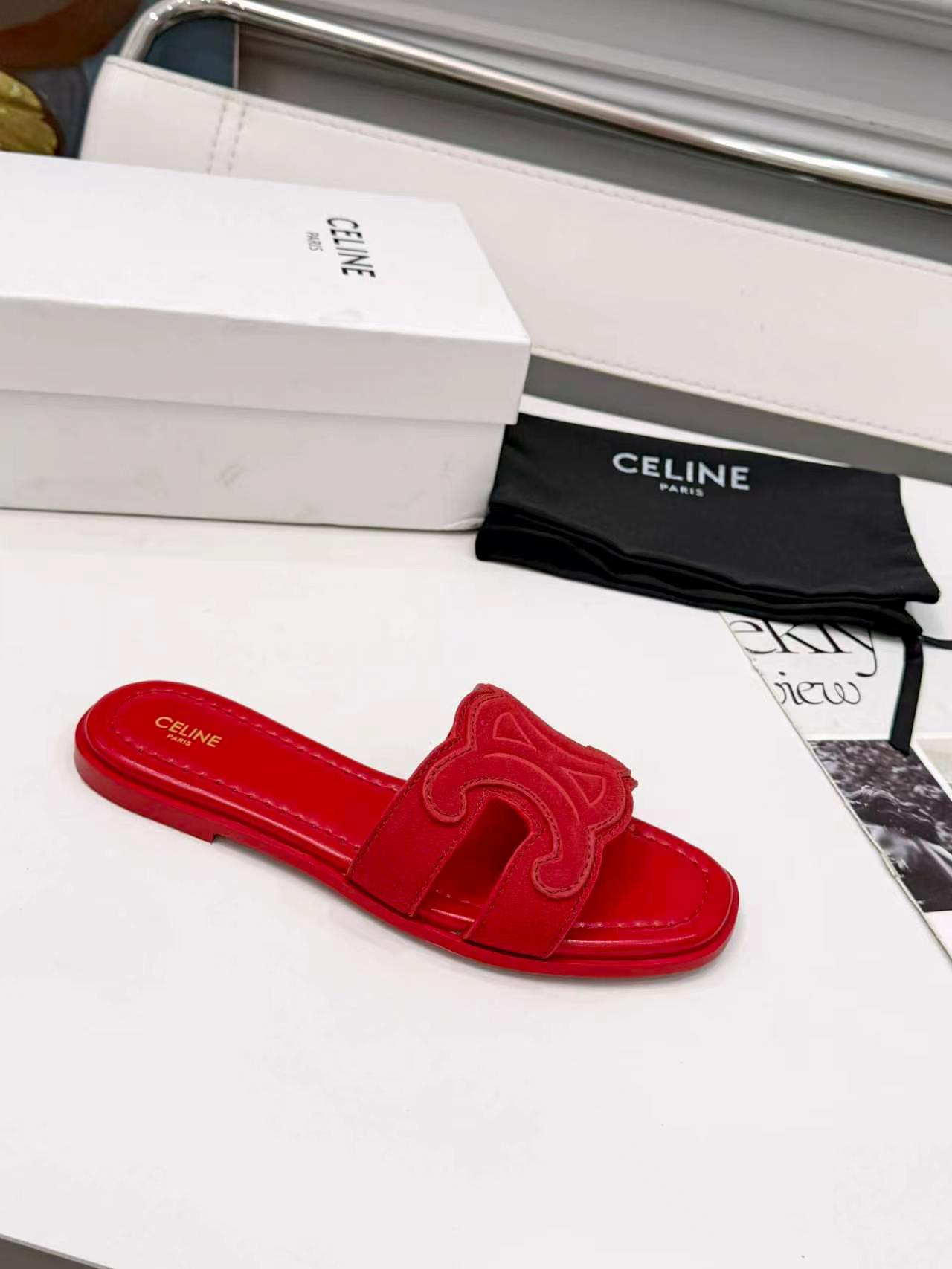 NO:904349,CELINE Celine｜New spring and summer Arc de Triomphe slippers... Simple and elegant, classic and timeless, Roman retro style flat slippers; with matte concave and convex uppers, you can wear a different temperament. Original original calfskin rubber sole 35-39 (40.41 fixed), slippers, celine, slippers, cowhide19860909CELINE 塞琳｜春夏季新款凯旋门拖鞋…… 简约大气经典耐看不过时 罗马复古风格平底拖；搭配哑光凹凸鞋面让你穿出不一样的气质 原版原色小牛皮橡胶底 35—39（40.41定）,拖鞋,celine,slippers,cowhide,Women's Shoes