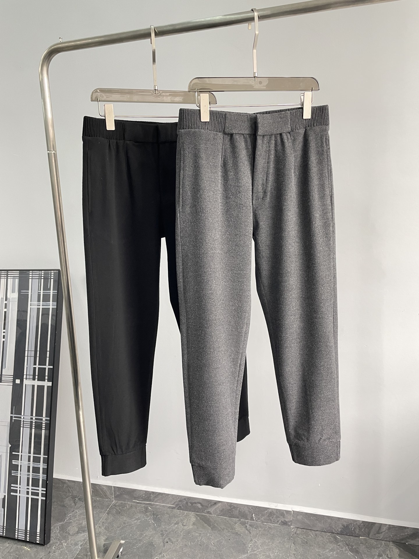 NO:118343,New autumn and winter products EZ24FW new autumn and winter high-end wool woolen fabric trousers, men's three-dimensional tailoring crafts fashionable sports and casual trousers!  Trading companies have sparse channels and are released on the official website at the same time!  As a men's fashion item for autumn and winter, Zjia autumn and winter new wool casual pants have become men's first choice for their high-end quality and simple style!  The casual pants are made of high-end 51 wool   13 nylon   11 viscose polyester fabric ingredients. They are weight enough to resist wrinkles and are not easy to pill, giving people a comfortable wearing experience!  And it also has excellent warmth and breathability, allowing you to keep warm and enjoy good air circulation in cold weather!  The whole trouser is not decorated too much, and it focuses on the ultimate wool fabric characteristics, which also shows the brand's high-end texture!  At the same time, the elastic design elements at the rear waist make it a unique existence!  In addition to the exquisite and personalized appearance, the style and tailoring of this item is also very important. It adopts an elastic waist and ribbed foot design, which not only shows the fashion taste of men, but also gives them full comfort!  The simple and high-end style makes this hoodie an ideal choice for men to show their own style and taste!  Color gray, black Size 48-56 Size reference M size waist 74 hip 104 thigh circumference 58 trousers length 93020, alexander wang19860909秋冬新品 EZ24FW秋冬新款高端羊毛呢面料卫裤,男士立体剪裁工艺时尚运动休闲长裤！ 贸易公司渠道稀出,同步官网发售！作为一款秋冬季节的男士时尚单品,Z家秋冬全新羊毛休闲裤以其高端品质和简约风格成为了男士们的首选！ 该休闲裤采用了高端51羊毛 13锦纶 11粘纤涤纶面料成分打造,克重足以抗皱且不易起球,给人们带来舒适的穿着体验！而且它还具有出色的保暖性能和透气性,让你在寒冷的天气里既能保持温暖又能享受良好的空气流通！整件裤装没有过多的装饰,主打极致毛呢面料特性,也展现了品牌的高级质感！同时后腰部松紧设计元素,使得它成为独一无二的存在！除了外观的精致和个性化,这款单品的版型剪裁也非常注重,它采用了松紧腰和罗纹脚口设计,既能展现出男士们的时尚品位,又能给予他们充分的舒适度！简约而高级的款式,让这款卫裤成为了男士们展示自我风格和品味的理想选择！ 颜色灰色、黑色 尺码48-56 尺寸参考 M码腰围74臀围104大腿围58裤长93020,,alexander wang,Men's clothing