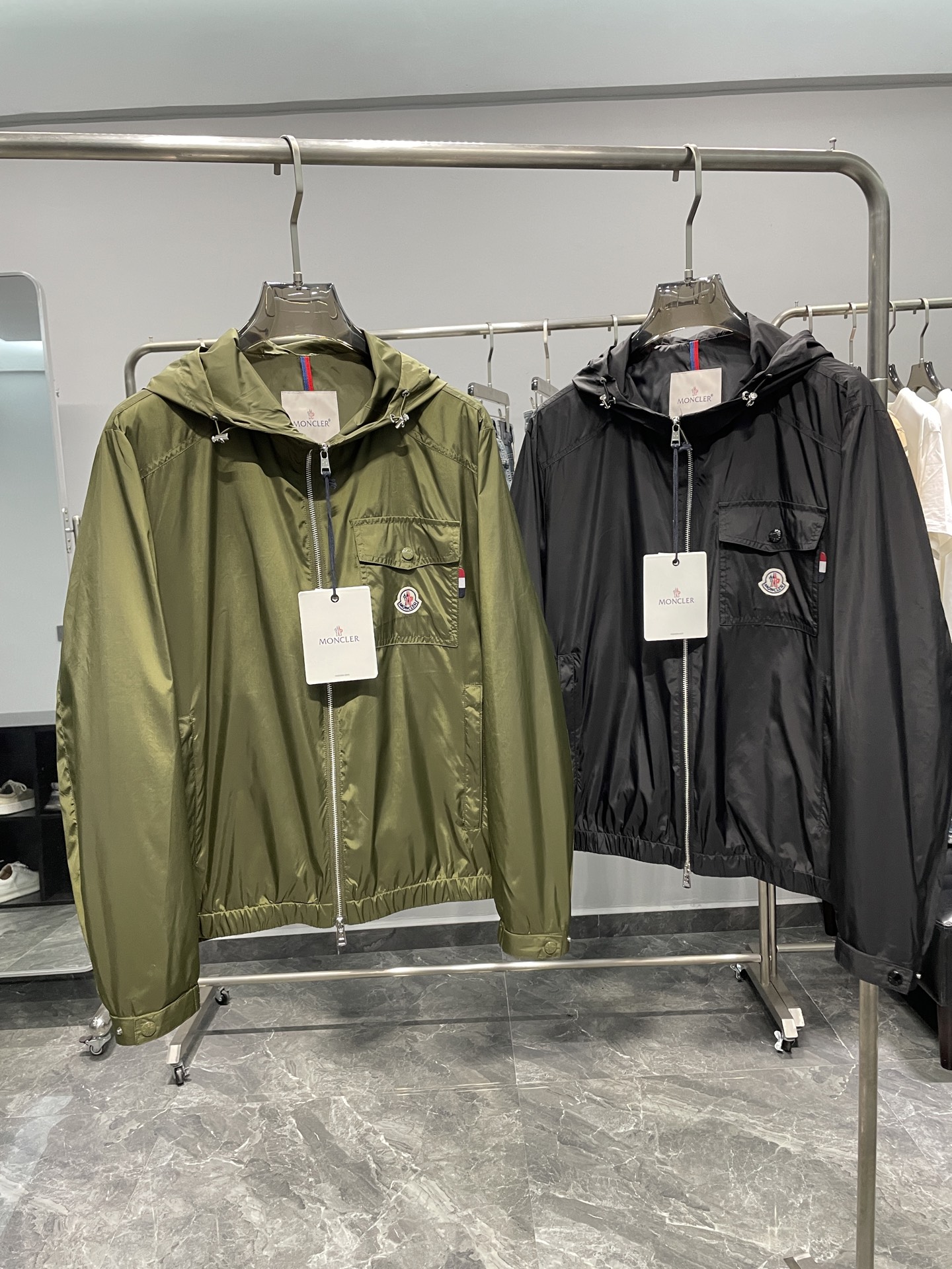 NO:128817,.DMOC25SS spring and summer new lightweight nylon material zipper jacket, men's pocket felt badge hooded jacket jacket!  Trading companies have sparse channels and are released on the official website at the same time!  A thin and light jacket that combines business and casualness, a classic work of M home, and a benchmark player in the jacket industry!  This jacket is made of imported nylon material. The fabric feels thin and tough, very silky and delicate, and has a shiny feel. It is breathable and comfortable to fit the skin, and is not stuffy. It also takes into account the outdoor windproof and waterproof effects. It is an ideal choice for the spring and autumn seasons!  The felt badge on the chest pocket shows the high-end identity and good taste!  The front is decorated with large pockets, elastic and adjustable hood, cuffs and elastic drawstring hem design, which is practical and very design-like, giving the jacket a super casual atmosphere!  The basic style is slightly loose, the overall style is simple and neat, the upper body is not picky at all, and the basic style is not discriminated in age. You can go out easily by wearing it casually!  Color green and black Size M-3XL Size reference M Size shoulder width 46 bust 112 sleeve length 64 clothes length 66 L Size shoulder width 47 bust 116 sleeve length 65 clothes length 67 XL Size shoulder width 48 bust 120 sleeve length 66 clothes length 68 2XL Size shoulder width 49 bust 124 sleeve length 67 clothes length 69 3XL Size shoulder width 50 bust 128 sleeve length 68 clothes length 70,,jackets & coats,jackets & coats,hats,alexander wang19860909.DMOC25SS春夏新款轻薄尼龙材质拉链夹克,男士口袋毛毡徽章贴饰连帽夹克外套！贸易公司渠道稀出,同步官网发售！商务休闲兼具的一款轻薄型夹克,M家的经典之作,夹克界标杆选手！ 此款夹克甄选客供进口尼龙材质制成,面料手感轻薄有韧性,很是丝滑细腻且富有光泽感,贴肤透气舒适不闷热,同时兼顾户外防风防水功效,是春秋时节的理想之选！胸前口袋毛毡徽章点缀,彰显出高奢身份、品味不俗！前幅大口袋装饰,松紧可调节风帽、袖口以及松紧抽绳下摆设计,实用又很有设计感,赋予了该夹克超强的休闲气息！基础略宽松的版型剪裁,整体风格简洁利落,上身完全不挑人,不分年龄层次的基础款,随意一穿就能轻松出门！ 颜色绿色、黑色 尺码M-3XL 尺寸参考 M码肩宽46胸围112袖长64衣长66 L码肩宽47胸围116袖长65衣长67 XL码肩宽48胸围120袖长66衣长68 2XL码肩宽49胸围124袖长67衣长69 3XL码肩宽50胸围128袖长68衣长70,,jackets & coats,jackets & coats,hats,alexander wang,Men's clothing