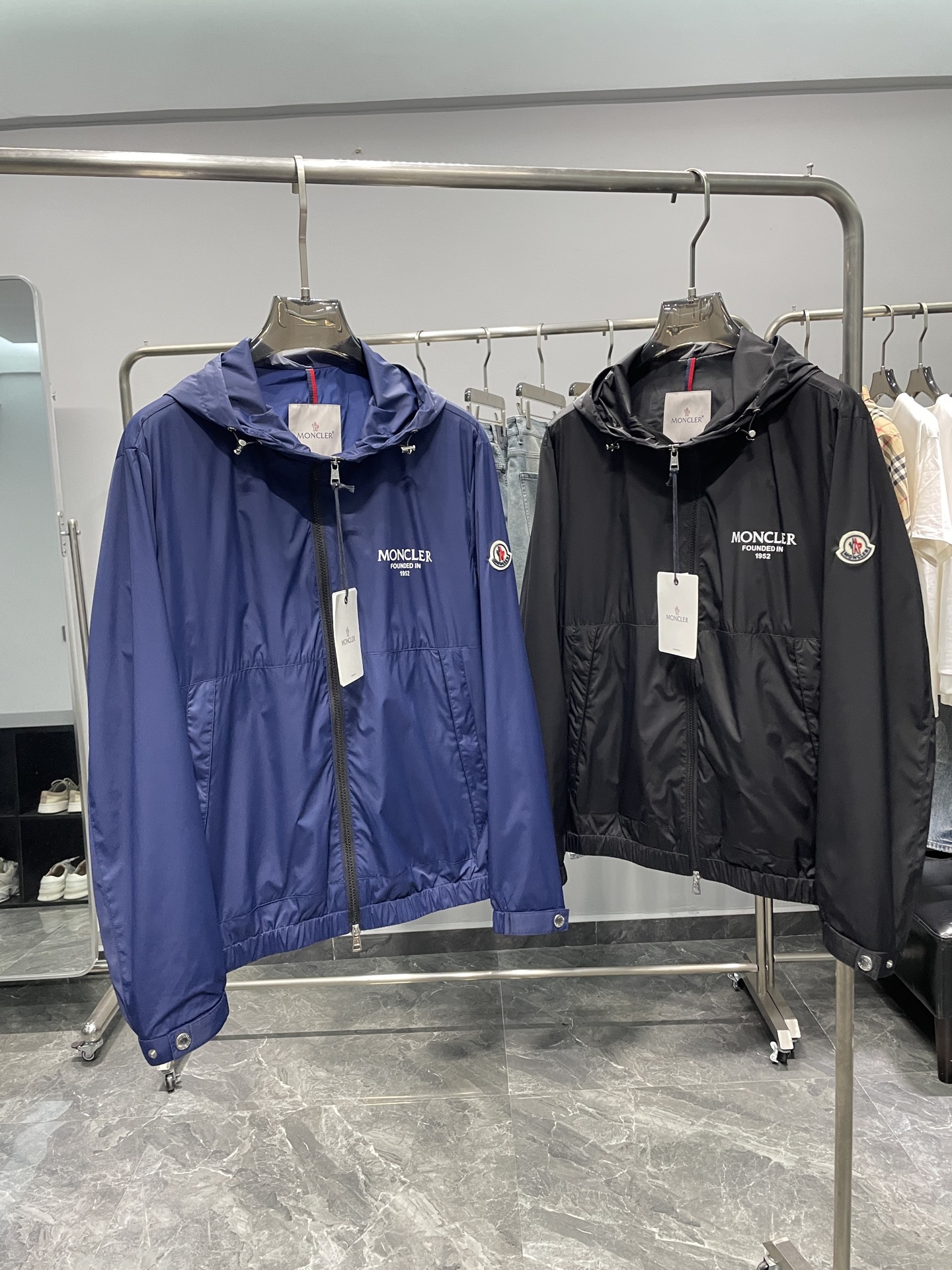 NO:128820,.MOC25SS spring and summer new nylon fabric windproof jacket, fashionable embroidered logo zippered hooded jacket for men!  Trading companies have sparse channels and are released on the official website at the same time!  This jacket is a functional, stylish and high-quality jacket choice!  Whether you are strolling in the city in summer or enjoying the sun at a beachfront resort, it can be your intimate companion, providing you with comfort and protection!  Made of high-density nylon fabric, this jacket is superior in functionality and has the characteristics of wind and waterproofness, so you are not afraid of outdoor travel in summer!  The lightweight design makes it easy to store it in any size of suitcase, whether it is long-distance or short-distance travel, and it can be easily carried, providing protection for you at any time!  The letter printed logo on the chest and the silicone badge on the sleeves and arms are blessed. The detailed design adds the finishing touch to the overall look, making this jacket more fashionable!  Not only that, the customer provides customized hardware and accessories, further improving the quality and appearance of the jacket, so that you can show an invincible quality in any occasion!  The casual short style cut design is not limited by body shape and body shape. No matter what your body shape, this jacket can perfectly fit your figure and show your confidence and fashion!  Color blue and black Size M-3XL Size reference M size shoulder width 46 bust 112 sleeve length 64 clothes length 66 L size shoulder width 47 bust 116 sleeve length 65 clothes length 67 XL size shoulder width 48 bust 120 sleeve length 66 clothes length 68 2XL size shoulder width 49 bust 124 sleeve length 67 clothes length 69 3XL size shoulder width 50 bust 128 sleeve length 68 clothes length 70,,jackets & coats,jackets & coats,hats,alexander wang19860909.MOC25SS春夏新款尼龙面料防风夹克,男士时尚刺绣logo拉链连帽外套！贸易公司渠道稀出,同步官网发售！此款夹克是一款功能性强、时尚且高品质的外套选择！无论您是在城市的夏日漫步,还是在海滨度假胜地尽情享受阳光,它都能成为您的贴心伴侣,为您提供舒适和保护！ 这款夹克采用高密度尼龙面料制作,其功能性优越,具备防风防水的特点,让您在夏季无惧户外出行！轻薄设计,方便您将其收入任何大小的行李箱中,无论是长途旅行还是短途出行,都能轻松携带,随时为您提供保护！胸口字母印花logo以及袖臂硅胶徽章加持,细节设计为整体增添了点睛之笔,使得这款夹克更具时尚感！不仅如此客供定制五金辅料的使用,进一步提升了夹克的品质和外观,使您在任何场合都能展现无敌的品相！休闲短款版型裁剪设计,不受身材和体型的限制,无论您的身形如何,这款夹克都能完美贴合您的身材,展现出您的自信与时尚！ 颜色蓝色、黑色 尺码M-3XL 尺寸参考 M码肩宽46胸围112袖长64衣长66 L码肩宽47胸围116袖长65衣长67 XL码肩宽48胸围120袖长66衣长68 2XL码肩宽49胸围124袖长67衣长69 3XL码肩宽50胸围128袖长68衣长70,,jackets & coats,jackets & coats,hats,alexander wang,Men's clothing