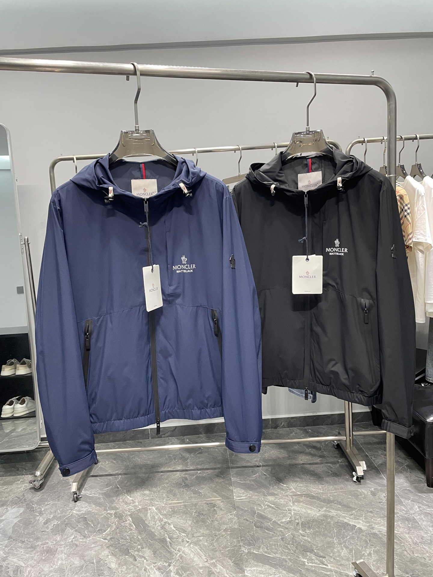 NO:128811,.MOC25SS early spring new lightweight technology fiber hooded jacket, classic letter logo printed casual zipper windproof jacket for men!  Trading companies have sparse channels and are on sale on the leading official website!  With its excellent fabric performance, exquisite craftsmanship, humanized design concepts and versatile style cutting, this new Farmenjia windproof jacket has become a model work that emphasizes both fashion and function, and is deeply loved and sought after by consumers!  The fabric is made of customized technology fiber blended woven material. This special fabric is not only light in texture, comfortable and unburdened, but also has excellent wind resistance. Even on days when the wind is gentle or the wind is slightly stronger, it can effectively block the invasion of external wind!  The jacket's chest is printed with eye-catching letter logos with exquisite printing techniques, which are simple and atmospheric, demonstrating the wearer's unique taste and personality!  On the sleeves, exquisite silicone badges are cleverly inlaid with each detail, and every detail is carefully crafted, all of which interprets the brand's extraordinary status and excellent craftsmanship!  What is more worth mentioning is that the zipper used in this jacket is also a customized brand engraved hardware zipper. The zipper is smooth and easy to pull, and is durable. Every opening and closing reveals a sense of quality!  The adjustable integrated hood design allows you to freely adjust the size and elasticity of the hood according to your personal needs. Whether you want to protect yourself from the sun or resist the invasion of cold wind, you can easily deal with it!  The cuffs and hem adopt a windproof buckle design, which effectively prevents the invasion of cold wind and also maintains the jacket's style clever and neat style!  Color blue and black Size M-3XL Size reference M size shoulder width 46 bust 112 sleeve length 64 clothes length 66 L size shoulder width 47 bust 116 sleeve length 65 clothes length 67 XL size shoulder width 48 bust 120 sleeve length 66 clothes length 68 2XL size shoulder width 49 bust 124 sleeve length 67 clothes length 69 3XL size shoulder width 50 bust 128 sleeve length 68 clothes length 70,,jackets & coats,jackets & coats,hats,alexander wang19860909.MOC25SS早春新款轻薄科技纤维材质连帽夹克,男士经典字母标识印花休闲拉链防风夹克外套！贸易公司渠道稀出,领先官网发售！这款法蒙家全新防风夹克以其卓越的面料性能、精湛的工艺水平、人性化的设计理念以及百搭的版型裁剪,成为了时尚与功能并重的典范之作,深受消费者的喜爱与追捧！ 面料采用了客供定制的科技纤维混纺梭织材料,这种特殊的面料不仅质地轻薄,穿着舒适无负担,更具备出色的防风性能,即便是在微风轻拂或是风力稍大的日子里,也能有效地阻挡外界风力的侵扰！夹克胸前以精湛的印刷工艺印制着醒目的字母标识,简洁而大气,彰显出穿着者独特的品味与个性！而在袖臂之上,巧妙地镶嵌着精致的硅胶徽章,这每一处细节都精心雕琢,无一不诠释出品牌非凡的身份地位与卓越的工艺水平！ 更为值得一提的是,这款夹克所采用的拉链也是客供定制的品牌刻印五金拉链,拉链顺滑易拉,经久耐用,每一次的开合都透露出品质感！可调节的一体式帽兜设计,可根据个人的需求自由调整帽兜的大小与松紧,无论是想要遮阳防晒还是抵御寒风侵袭,都能轻松应对！袖口与下摆则采用了防风束口设计,有效地防止了冷风的侵入,同时也保持了夹克版型的挺括与利落！ 颜色蓝色、黑色 尺码M-3XL 尺寸参考 M码肩宽46胸围112袖长64衣长66 L码肩宽47胸围116袖长65衣长67 XL码肩宽48胸围120袖长66衣长68 2XL码肩宽49胸围124袖长67衣长69 3XL码肩宽50胸围128袖长68衣长70,,jackets & coats,jackets & coats,hats,alexander wang,Men's clothing