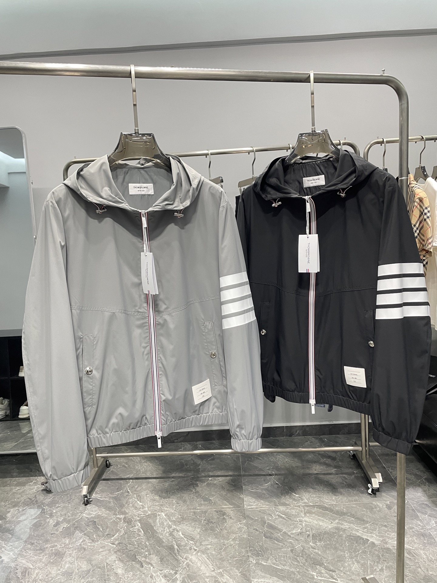 NO:128814,.TB25SS spring and summer new technology fiber fabric zipper jacket, men and women's same sleeves, four-bar contrasting zipper logo hooded jacket jacket!  Trading companies have sparse channels and are released on the official website at the same time!  The vibrant fashion brand born in the United States is a world-renowned fashion luxury brand and the first leader to break the board of traditional suits. It gives business people who need to wear formal clothes all the time every day an additional new choice for freedom and relaxation and fashionable personality!  The same is true for the latest iconic four-bar fixed-knit jacket!  Rare fabrics of trading companies are leaking out, rare fabrics and craftsmanship on the market, high-quality details that can only be achieved by orders from top manufacturers. The fabrics customized with polyester fiber are lighter and wear-resistant, with excellent sweat absorption and breathability!  It feels smooth and comfortable, and naturally exudes a matte texture luster. The specially processed fabric is worn for a long time without deformation. Its sweat and moisture absorption function is also very excellent, which increases the practical wear of this jacket!  Daily exercise is sweat-absorbent and breathable, the comfort is self-evident, the skin-friendly and the details are in place, the craftsmanship is exquisite and delicate, the slim fits the seam, so perfect, and very excellent details!  The overall design and shape are always based on TB aesthetics, with a distinctive recognition. The iconic four bars on the sleeves strongly demonstrate the brand identity!  The zipper head is made of very labeled red, blue and white elements, and is just right in embellishment, stunning and fashionable!  The cuffs and hem are infused with elastic band design, which can be said to be the soul of the jacket. It is simple and generous without losing its clean and neat temperament. The upper body effect cannot be picked. Wearing in spring and summer also adds icing on the cake, supporting the appearance of the entire look. Whether it is business, casual or outdoor, it is an excellent choice!  Color gray, black Size M-3XL Size reference M Size shoulder width 46 bust 112 sleeve length 64 clothes length 66 L Size shoulder width 47 bust 116 sleeve length 65 clothes length 67 XL Size shoulder width 48 bust 120 sleeve length 66 clothes length 68 2XL Size shoulder width 49 bust 124 sleeve length 67 clothes length 69 3XL Size shoulder width 50 bust 128 sleeve length 68 clothes length 70,,jackets & coats,jackets & coats,business suit,hats,alexander wang19860909.TB25SS春夏新款科技纤维面料拉链夹克,男女同款袖臂四条杠撞色拉链标识连帽夹克外套！贸易公司渠道稀出,同步官网发售！诞生于美国的活力时尚品牌,是世界知名的时尚奢侈品牌,也是第一个将传统西装的板正打破的领头人,让每天都需要时刻穿着正装的商务人士,多了一个自由放松,莄时髦个性的全新选择！ 最新推出的标志性四条杠定织夹克外套亦是如此！贸易公司稀有面料流出,市面上罕见的面料和工艺,只有顶级大厂订单才能做到的高奢品质细节,采用聚酯纤维定制纺织的的面料更为轻盈耐磨,吸汗透气性相当的优越！手感光滑舒适,自然散发出哑光质地光泽感,特别工艺处理的面料久穿耐磨不变形,排汗吸湿功能亦是非常出色,加大了这件夹克的实穿场合！日常运动吸汗透气,舒适度不言而喻,亲肤性绝佳,细节方面更是到位,工艺精湛细腻,严丝合缝,完美如斯,相当出色的细节！ 通体的设计造型一贯以TB美学为基调,辨识度颇为鲜明,袖子上标志性的四条杠,有力的标榜了品牌身份！拉链头用了非常标签化的红蓝白元素,点缀的刚刚好,惊艳且时髦！袖口和下摆的都注入了弹力带的设计,可谓是夹克外套的灵魂之笔,简洁大方不失干净利落的气质,上身效果无法挑剔,在春夏季节穿着亦是让造型锦上添花,撑起了整个造型的颜值,无论是商务还是休闲或是户外,都是绝佳的选择！ 颜色灰色、黑色 尺码M-3XL 尺寸参考 M码肩宽46胸围112袖长64衣长66 L码肩宽47胸围116袖长65衣长67 XL码肩宽48胸围120袖长66衣长68 2XL码肩宽49胸围124袖长67衣长69 3XL码肩宽50胸围128袖长68衣长70,,jackets & coats,jackets & coats,business suit,hats,alexander wang,Men's clothing