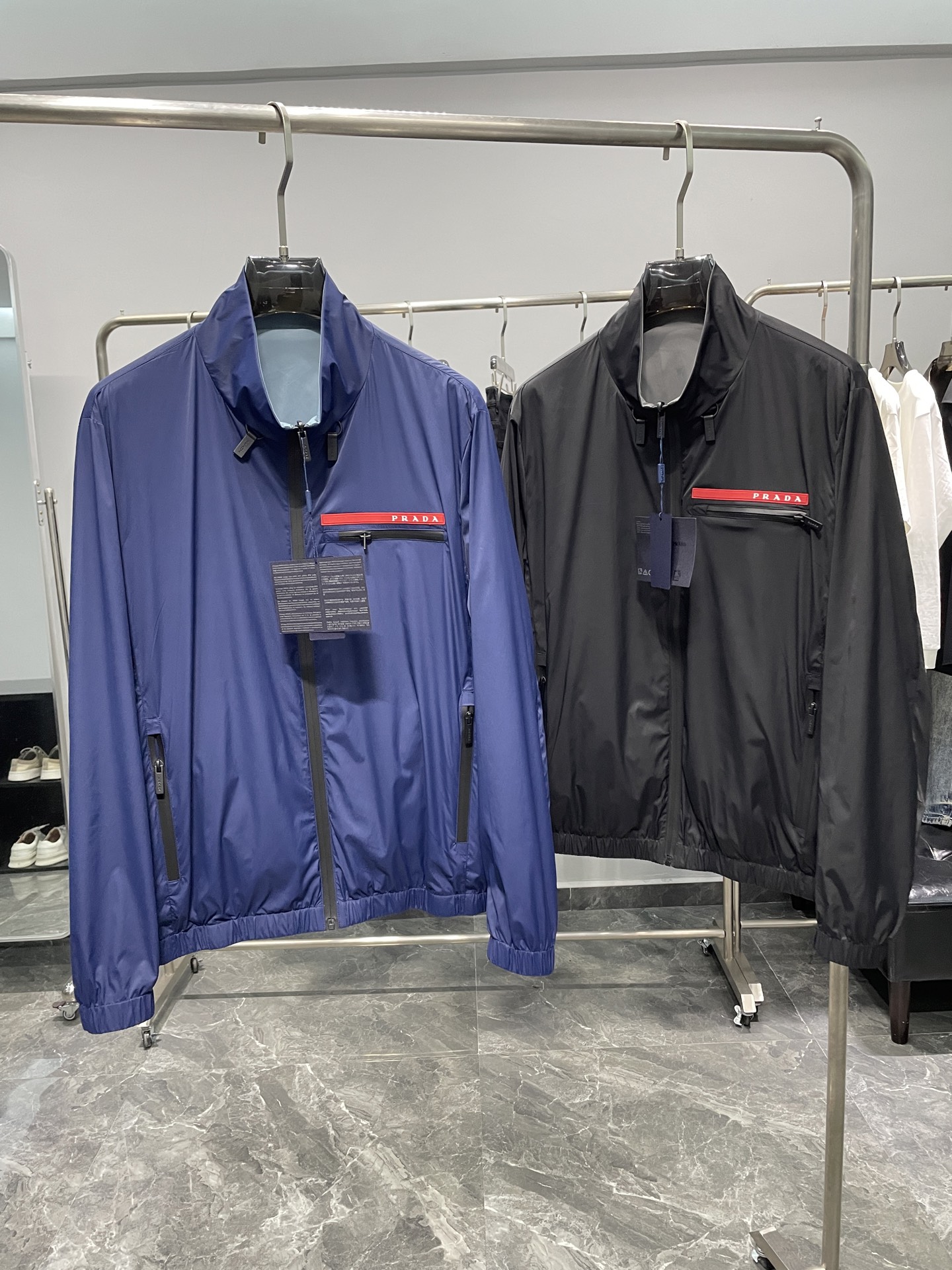 NO:128808,.PRA25SS spring and summer new fashionable double-sided nylon zipper stand-up collar jacket, men's sleeves and arms classic triangle badge pocket casual versatile jacket jacket!  Trading companies have sparse channels and are on sale on the leading official website!  P Family’s brand new double-sided windproof jacket shows the unique charm of men with its tough lines and low-key colors!  Whether paired with casual pants or jeans, you can stand out and become the focus of the crowd!  With its unique design and excellent quality, this jacket has become a must-have for fashionists!  This jacket is made of high-density nylon customized by customers. It feels silky and light and has a full glossy feeling. It not only shows the brand's exquisite craftsmanship, but also meets consumers' pursuit of comfort and durability!  The double-sided design is a highlight of this jacket. One side is decorated with a red zippered pocket on the chest, and the other side is made of a metal triangle logo nameplate as the finishing touch. Whether it is for daily wear or partying, you can easily switch styles and show your personal charm!  The bright silver metal zipper opening and closing on the placket not only adds a sense of fashion, but also makes full consideration in practicality!  Stand-up collar design windproof jacket style cut can provide you with good protection whether it is windy and rainy days or cold winters!  The windproof elastic and tight tie design on the cuffs and hem can not only prevent the invasion of cold wind, but also ensure the stability of clothes, allowing you to enjoy fashion while feeling warm care!  Color blue, black Size M-3XL Size reference M Size shoulder width 46 bust 112 sleeve length 64 clothes length 66 L Size shoulder width 47 bust 116 sleeve length 65 clothes length 67 XL Size shoulder width 48 bust 120 sleeve length 66 clothes length 68 2XL Size shoulder width 49 bust 124 sleeve length 67 clothes length 69 3XL Size shoulder width 50 bust 128 sleeve length 68 clothes length 70, prada, jeans, jackets & coats, jackets & coats, alexander wang19860909.PRA25SS春夏新款时尚双面穿尼龙拉链立领夹克,男士袖臂经典三角标徽章口袋休闲百搭夹克外套！贸易公司渠道稀出,领先官网发售！P家全新双面穿防风夹克,以其硬朗的线条和低调的色彩,展现出男性的独特魅力！无论是搭配休闲裤还是牛仔裤,都能让你在人群中脱颖而出、成为焦点！ 该夹克以其独特的设计和卓越的品质,成为时尚人士的必备之选！这款夹克采用客供定制的高密度尼龙材质,手感丝滑轻薄,光泽感十足,既展现了品牌的精湛工艺,也满足了消费者对舒适度和耐用性的追求！双面穿的设计是这款夹克的一大亮点,一面胸口上装饰有红标拉链口袋,另一面则以金属三角标logo铭牌作为点睛之笔,无论是日常穿着还是参加派对,都能轻松切换风格,展现个性魅力！门襟处的亮银色金属拉链开合,不仅增添了时尚感,也在实用性上做了充分的考虑！ 立领设计防风夹克版型裁剪,无论是在风雨交加的日子还是在寒冷的冬季,都能为你提供良好的保护！袖口和下摆的防风松紧束口设计,既能防止寒风侵入,又能确保衣物的稳定性,让你在享受时尚的同时,也能感受到温暖的关怀！ 颜色蓝色、黑色 尺码M-3XL 尺寸参考 M码肩宽46胸围112袖长64衣长66 L码肩宽47胸围116袖长65衣长67 XL码肩宽48胸围120袖长66衣长68 2XL码肩宽49胸围124袖长67衣长69 3XL码肩宽50胸围128袖长68衣长70,,prada,jeans,jackets & coats,jackets & coats,alexander wang,Men's clothing