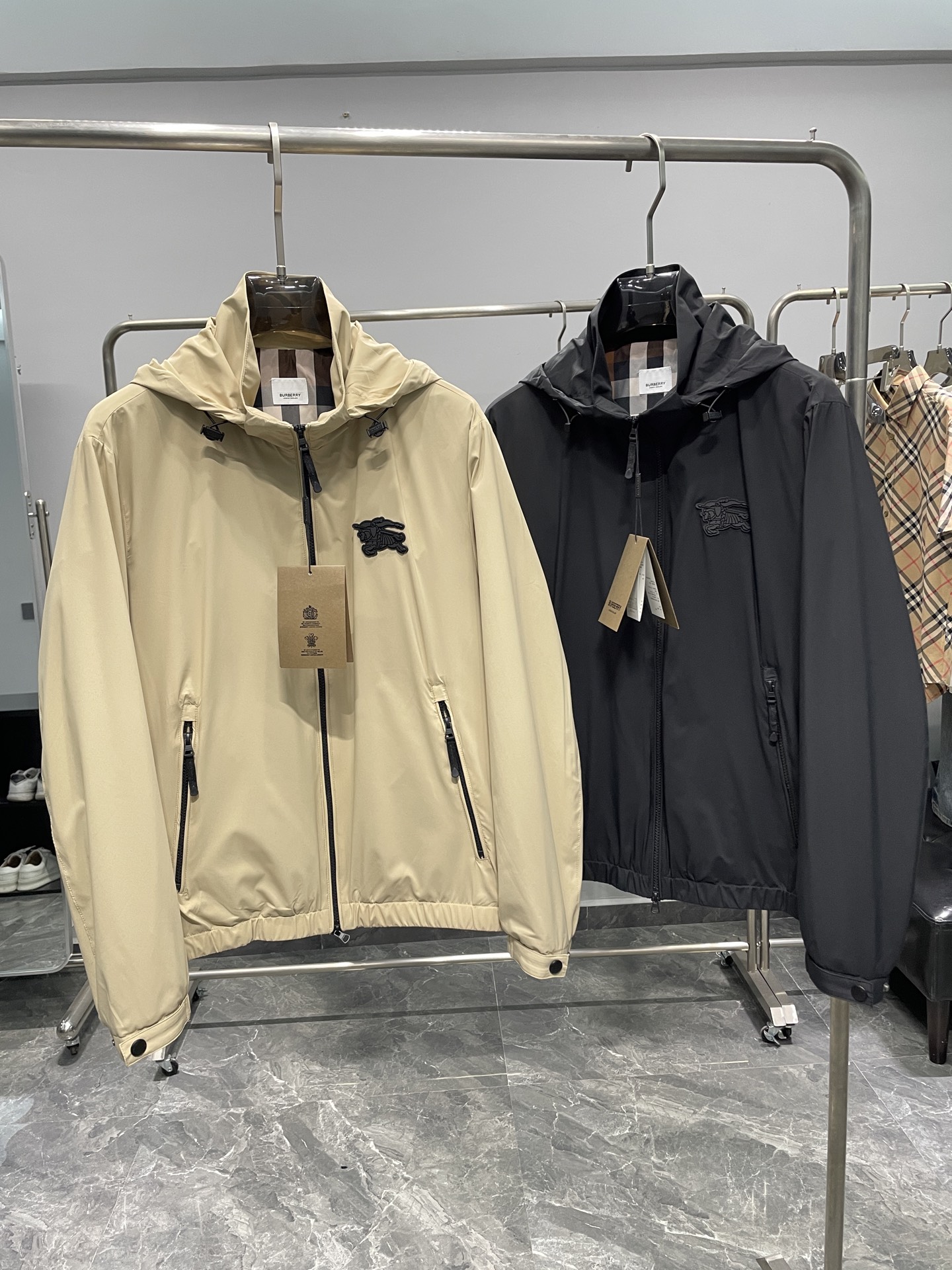 NO:128805,.BU25SS spring new technology nylon thin jacket, the same silicone war horse badge stand collar hooded jacket jacket for men and women!  Trading companies have sparse channels and are released on the official website at the same time!  The spring jacket that integrates outdoor leisure and sports is a solid color design that is very basic everyday, and the upper body is completely unscrupulous!  This jacket top is made of customized nylon fabric for customers. It feels light, silky and tough, while taking into account wind resistance!  The detachable stand collar and double zippered closure placket design improve the overall outdoor functionality and is the best choice for everyday commuting!  The black silicone war horse badge patch on the chest shows its status in a low-key and luxurious manner!  The smooth and exquisite car lines, hardware and accessories engraved with brand logos, are also full of details!  Loose short jacket style cut, minimalist style is not exaggerated and super versatile, a must-have jacket for men and women in spring!  Color khaki, black Size M-3XL Size reference M Size shoulder width 47 bust 112 sleeve length 65 clothes length 68 L Size shoulder width 48 bust 116 sleeve length 66 clothes length 69 XL Size shoulder width 49 bust 120 sleeve length 67 clothes length 70 2XL Size shoulder width 50 bust 124 sleeve length 68 clothes length 71 3XL Size shoulder width 51 bust 128 sleeve length 69 clothes length 72,,jackets & coats,jackets & coats,hats,alexander wang19860909.BU25SS春季新款科技尼龙轻薄夹克,男女同款硅胶战马徽章立领连帽夹克外套！贸易公司渠道稀出,同步官网发售！集合户外休闲运动为一体的春季夹克,纯色设计很是日常基础,上身完全不挑人的款式！ 这款夹克上衣选用客供定制尼龙面料制成,手感轻薄丝滑有韧性,同时兼顾防风性能！可脱卸帽立领和双拉链开合门襟设计,提升了整体户外功能性,属于日常通勤百搭的最佳首选外套！胸前黑色硅胶战马徽章贴饰,低调而奢华的展现出身份地位！平顺精湛的车线,刻有品牌Logo的五金辅料,细节同样质感满满！宽松短款夹克版型剪裁,极简风格不夸张且超级百搭,男女春季人手必备的外套！ 颜色卡其色、黑色 尺码M-3XL 尺寸参考 M码肩宽47胸围112袖长65衣长68 L码肩宽48胸围116袖长66衣长69 XL码肩宽49胸围120袖长67衣长70 2XL码肩宽50胸围124袖长68衣长71 3XL码肩宽51胸围128袖长69衣长72,,jackets & coats,jackets & coats,hats,alexander wang,Men's clothing