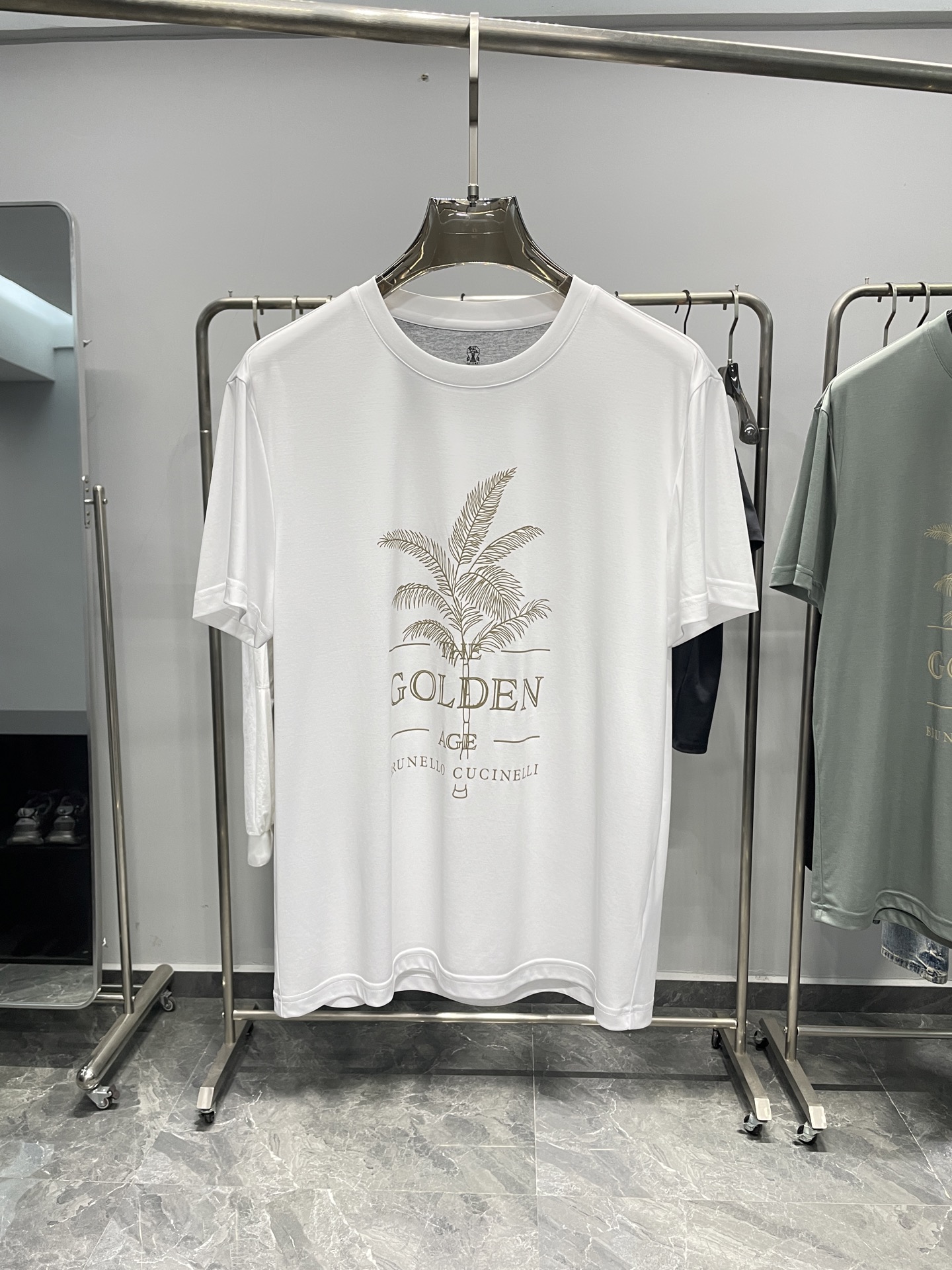 NO:136943,BC25SS spring and summer new high-quality mercerized cotton round neck short Tee, men's palm tree pattern casual pullover short-sleeved T-shirt!  Trading companies have sparse channels and are released on the official website at the same time!  As an Italian luxury brand, BC has always been committed to creating elegant and exquisite designs!  This T-shirt not only shows the high quality of the brand, but also incorporates elements of fashion and comfort, allowing you to enjoy luxury while also feeling relaxed and comfortable wearing experience!  The short tee uses a heavy mercerized cotton customized by customer, which feels soft and comfortable to touch, as if it has the refreshingness of the whole summer. When you wear it, you will feel a kind of comfort like never before!  The palm tree slogan pattern on the front page adopts superb offset printing technology, with smooth lines and lifelike!  This not only shows a luxurious feeling, but also creates a relaxed and pleasant atmosphere. Whether it is vacationing on the beach or wandering around the city, this T-shirt can make you the focus!  The basic straight-tube cut makes this T-shirt both fashionable and casual. Whether you want to show your personality or attract attention at a friend's party, the BC Palm Tree Embroidered T-shirt is your best choice!  Color green, white, gray, black Size M-3XL Size reference M Size shoulder width 45 bust 100 length 66 L Size shoulder width 46 bust 104 length 67 XL Size shoulder width 47 bust 108 length 68 XXL Size shoulder width 48 bust 112 length 69 XXXL Size shoulder width 49 bust 116 length 70, T-shirt,tees,t-shirt,alexander wang19860909BC25SS春夏新款优质丝光棉布圆领短Tee,男士棕榈树图案休闲套头短袖T恤衫！贸易公司渠道稀出,同步官网发售！BC作为意大利奢侈品牌,一直致力于打造优雅精致的设计！这款T恤不仅展现了品牌的高品质,更是融入了时尚与舒适的元素,让你在享受奢华的同时,也能感受到轻松自在的穿着体验！ 该短tee采用客供定制的重磅丝光棉布,触感柔软舒适,仿佛拥有了整个夏天的清爽,当你穿上它,你会感受到一种前所未有的舒适！前幅的棕榈树标语图案,采用了精湛的胶印技术,线条流畅,栩栩如生！这不仅展现了奢华的感觉,更营造了一种轻松愉悦的氛围,无论是在海滩上度假,还是在城市中漫步,这款T恤都能让你成为焦点！基础直筒版型裁剪,使得这款T恤既时髦又休闲,无论你是想要展现自己的个性,还是想要在朋友聚会中吸引眼球,BC棕榈树刺绣T恤都是你的不二之选！ 颜色绿色、白色、灰色、黑色 尺码M-3XL 尺寸参考 M码肩宽45胸围100衣长66 L码肩宽46胸围104衣长67 XL码肩宽47胸围108衣长68 XXL码肩宽48胸围112衣长69 XXXL码肩宽49胸围116衣长70,,T-shirt,tees，t-shirt,alexander wang,Men's clothing