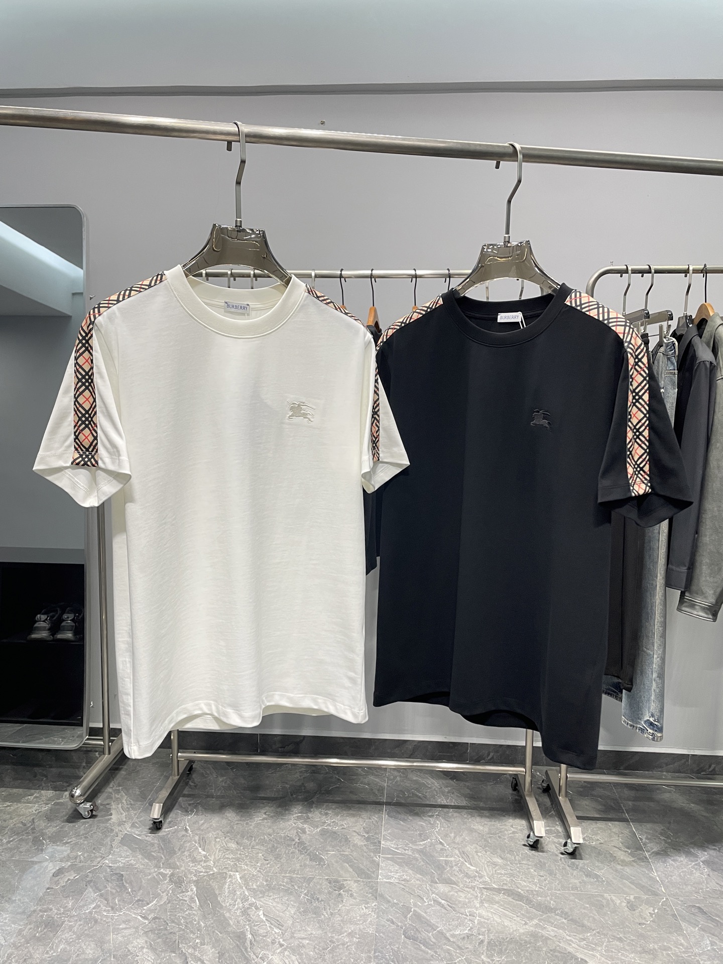 NO:149740,BU new product 25-year spring and summer new product classic plaid splicing   horse label embroidered short-sleeved T-shirt!  Production from trading company channels, complete perfect quality counter T-shirt!  The chest is embroidered with classic war horse pattern, and the shoulders are made of B-climbed classic splicing technology. The British brand style shows the aristocratic style. The brand logo complements each other. The double feast of fashion and quality, and the noble joint brand shows luxury. The super large cut, the same style as men and women, and the personal style must be included!  Made of original 260g heavy cotton, high-string jersey fabric, soft and comfortable feel, clear texture, dense and skin-friendly, and invincible texture. The upper body effect is very good, the embroidery details are impeccable, you can earn it when you buy it, absolutely perfect quality, no pressure when entering and leaving the brick cabinet. Color white and black Size S-XL Size reference S-Shoulder width 50 bust 104 sleeves 19 long 68 M shoulder width 51 bust 108 sleeves 20 long 69 L shoulder width 52 bust 112 sleeves 21 long 70 XL shoulder width 53 bust 116 sleeves 22 long 71, T-shirt,tees,t-shirt,alexander wang19860909BU新品25年春夏新品经典格纹拼接 马标刺绣短袖T恤！贸易公司渠道出品,全完美品相专柜款T恤衫！ 胸口采用经典战马图案刺绣,肩膀采用B家格纹经典拼接工艺,英伦大牌风格,彰显贵族风格,品牌标志相得益彰 ,时尚与品质的双重盛宴 ,尊贵联名 尽显奢华. 超大版型剪裁,男女同款,自留款必入！采用原版260克重棉打造,高支平纹针织面料,手感柔软舒适,纹理清晰,触感绵密亲肤,质感无敌.上身效果非常好看,刺绣细节无可挑剔,买到即赚到,绝对的完美品相,出入砖柜无压力. 颜色白色、黑色 尺码S-XL 尺寸参考 S码肩宽50胸围104袖长19衣长68 M码肩宽51胸围108袖长20衣长69 L码肩宽52胸围112袖长21衣长70 XL码肩宽53胸围116袖长22衣长71,,T-shirt,tees，t-shirt,alexander wang,Men's clothing