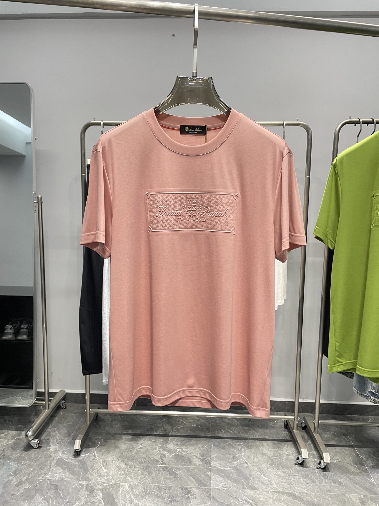 NO:136946,LSS spring and summer new embossed logo mercerated cotton T-shirt, high-end minimalist urban short-sleeved for men. Rare orders from the same channel in Italy, the top luxury brand LP for elite men, concave and concave and concave embossed logo on the chest, minimalist body shape, perfect artifact for wearing inside and outside!  Showing the brand's luxurious temperament, a must-have for urban handsome men!  This T-shirt is made of top-grade mercerized cotton texture, embossed logo pattern, and the elasticity and softness brought by high-end fabrics are top-notch. The overall touch is extremely comfortable and the skin-friendly effect is high-end. This item is destined to be born for outfits. The grade and charm are extremely outstanding and eye-catching. The craftsmanship can accurately combine it with the material, which can better demonstrate the brand's grade and fashionable temperament!  Color Pink, Green, White, Black Size M-3XL Size Reference M Size Shoulder Width 45 Bust 100 Long 66 L Size Shoulder Width 46 Bust 104 Long 67 XL Size Shoulder Width 47 Bust 108 Long 68 XXL Size Shoulder Width 48 Bust 112 Long 69 XXXL Size Shoulder Width 49 Bust 116 Long 70, loro piana, T-shirt,tees, t-shirt,alexander wang19860909LSS春夏新款浮雕logo标识丝光棉T恤,男士高端极简都市短袖.意大利同渠道稀有订单,精英级男士必备的顶奢品牌LP,胸前凹凸立体浮雕logo点缀,极简的衣身造型,完美的内穿外搭的神器！呈现出品牌的奢华气质范儿,都市型男必备！ 这款T恤采用顶级丝光棉质地,衣身浮雕logo图案修饰,高端面料带来的弹力与柔顺堪称顶级.整体的触感极为舒适,亲肤效果高级,这种单品注定了就是为穿搭所生.档次与魅力更是极为的出色亮眼,工艺能将其与材质精密结合,更能够彰显出品牌的档次与时髦气质所在！ 颜色粉色、绿色、白色、黑色 尺码M-3XL 尺寸参考 M码肩宽45胸围100衣长66 L码肩宽46胸围104衣长67 XL码肩宽47胸围108衣长68 XXL码肩宽48胸围112衣长69 XXXL码肩宽49胸围116衣长70,,loro piana,T-shirt,tees，t-shirt,alexander wang,Men's clothing