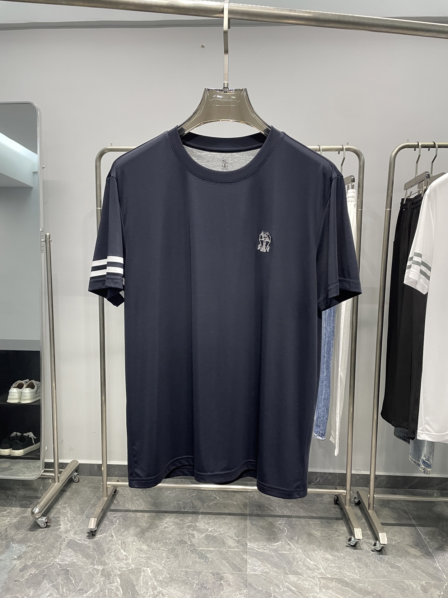 NO:511185,BC25SS spring and summer new top mercerized cotton basic round neck short Tee, classic badge embroidered casual short-sleeved T-shirt for men!  Trading companies have sparse channels and are on sale on the leading official website!  BC's new T-shirt has undoubtedly become the new favorite in men's wardrobe!  It brings a brand new wearing experience to men with unique fabrics and exquisite craftsmanship!  This T-shirt is made of high-quality mercerized cotton customized by customers. This fabric feels thin and silky, comfortable and breathable, and has an excellent skin-friendly feeling!  The choice of high-quality fabrics undoubtedly improves the overall quality of the T-shirt!  The classic badge embroidery on the chest is also a highlight. The lines are fine and clear, and they are very textured, adding a unique charm to the T-shirt!  This detailed treatment reflects the brand's intention and pursuit of quality!  The most attractive part is the striped design of the sleeves, arms, parallel bars, which is in sharp contrast with the body, fashionable and unique!  This design not only breaks the singleness of traditional T-shirts, but also allows the wearer to stand out from the crowd and show his unique taste!  The basic straight-fitting cut makes the upper body fashionable and capable, and it can be easily controlled whether it is matched with jeans or casual pants!  Color white, navy blue, black Size M-3XL Size reference M size shoulder width 45 bust 100 length 66 L size shoulder width 46 bust 104 length 67 XL size shoulder width 47 bust 108 length 68 XXL size shoulder width 48 bust 112 length 69 XXXL size shoulder width 49 bust 116 length 70 .,,chanel,jeans,T-shirt,tees,t-shirt,alexander wang19860909BC25SS春夏新款顶级丝光棉布基础圆领短Tee,男士经典徽章刺绣休闲短袖T恤衫！贸易公司渠道稀出,领先官网发售！BC家新款T恤,无疑成为了男士们衣橱中的新宠！它以独特的面料和精致的工艺,为男士们带来了全新的穿着体验！ 这款T恤选用的是客供定制的优质丝光棉布,这款面料手感轻薄丝滑,触感舒适透气,亲肤感极佳！优质的面料选择,无疑提升了T恤的整体品质！胸前的经典徽章刺绣也是一大亮点,线条精细清晰,非常有质感,为T恤增添了一份独特的韵味！这种细节的处理,体现了品牌的用心和对品质的追求！而最吸引人的部分,莫过于袖臂双杠条纹设计,与衣身形成鲜明的对比,时髦有个性！这种设计不仅打破了传统T恤的单一感,也让穿着者在人群中脱颖而出,展现出自己独特的品味！基础直筒版型裁剪,使得上身时髦干练,无论是搭配牛仔裤还是休闲裤,都能轻松驾驭！ 颜色白色、藏青色、黑色 尺码M-3XL 尺寸参考 M码肩宽45胸围100衣长66 L码肩宽46胸围104衣长67 XL码肩宽47胸围108衣长68 XXL码肩宽48胸围112衣长69 XXXL码肩宽49胸围116衣长70 .,,chanel,jeans,T-shirt,tees，t-shirt,alexander wang,Men's clothing