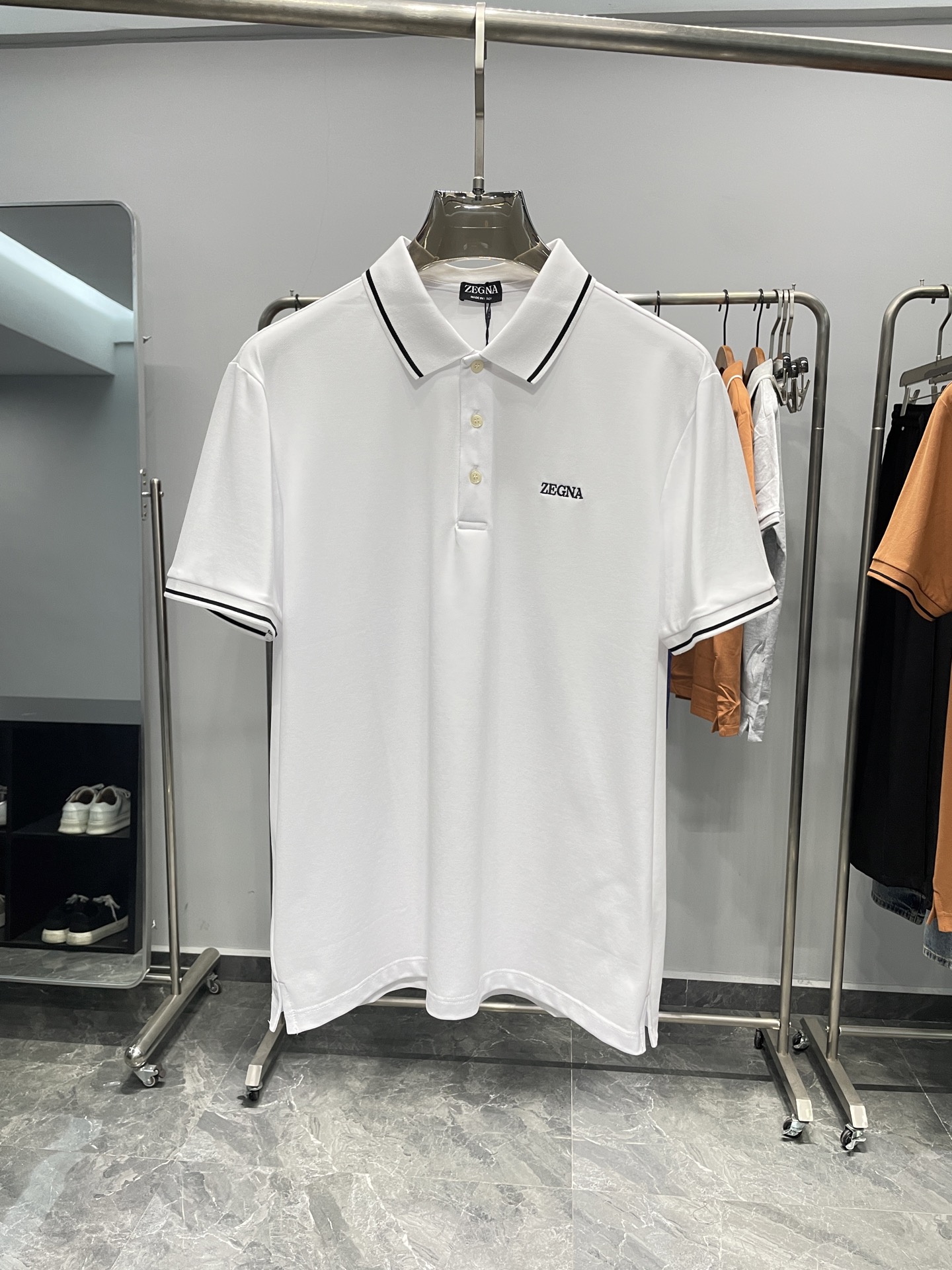 NO:143106,EZ24SS spring and summer new lightweight mesh floor cotton lapel short Tee, men's classic letter logo embroidery stripes contrasting color business casual short-sleeved Polo shirt!  Trading companies have sparse channels and are released on the official website at the same time!  Z home counter evergreen Polo shirt is a must-have for every Z fan, and it is a versatile style suitable for business and leisure!  This Polo shirt is made of cotton cotton cloth for custom-woven and dyed mercerized mesh eyeballs. The fabric is pure in color and has a silky, soft and delicate feel. It is definitely not comparable to the high-end ones on the market. It is extremely skin-friendly and comfortable, and the ultimate breathable and comfortable touch makes you not want to take off your upper body!  The fashionable striped trim contrasting lapels and the iconic embroidered letter logo on the chest are the most popular and popular element series of Z's family in recent years, and are synonymous with signature style!  The selected custom natural shell buttons are available for customers, and the details show a luxurious and exquisite feeling!  Basic regular style and tailoring, as well as a variety of color matching, fashionable and age-reducing without losing the workplace temperament, such a rare Polo shirt, hurry up and buy it!  Color brown, white, black Size M-3XL Size reference M Size shoulder width 44 bust 102 length 68 L Size shoulder width 45 bust 106 length 69 XL Size shoulder width 46 bust 110 length 70 2XL Size shoulder width 47 bust 114 length 71 3XL Size shoulder width 48 bust 118 length 72, T-shirt, alexander wang19860909EZ24SS春夏新款轻薄网眼珠地棉布翻领短Tee,男士经典字母标识刺绣条纹撞色商务休闲短袖Polo衫！贸易公司渠道稀出,同步官网发售！Z家柜台常青款Polo衫,基本每一位Z粉们人手必备,商务休闲皆宜的百搭款式！ 此款Polo衫采用客供定织定染丝光网眼珠地棉布制成,面料色泽纯正,手感丝滑柔软细腻,绝非市面可以媲美的高级,贴身无比亲肤舒爽,极致透气舒适的触感令你上身都不想脱下来！时尚条纹饰边撞色翻领搭配胸前标志性刺绣字母标识Logo,是近几年来Z家最主打也是最受欢迎的元素系列,属于招牌性的代名词！门襟精选客供定制天然贝壳纽扣,细节处尽显奢华精致感！基础常规的版型剪裁,以及多种配色加持,着身时髦减龄又不失职场气质,如此难得的臻品Polo衫,赶紧来抢购吧！ 颜色咖色、白色、黑色 尺码M-3XL 尺寸参考 M码肩宽44胸围102衣长68 L码肩宽45胸围106衣长69 XL码肩宽46胸围110衣长70 2XL码肩宽47胸围114衣长71 3XL码肩宽48胸围118衣长72,,T-shirt,alexander wang,Men's clothing