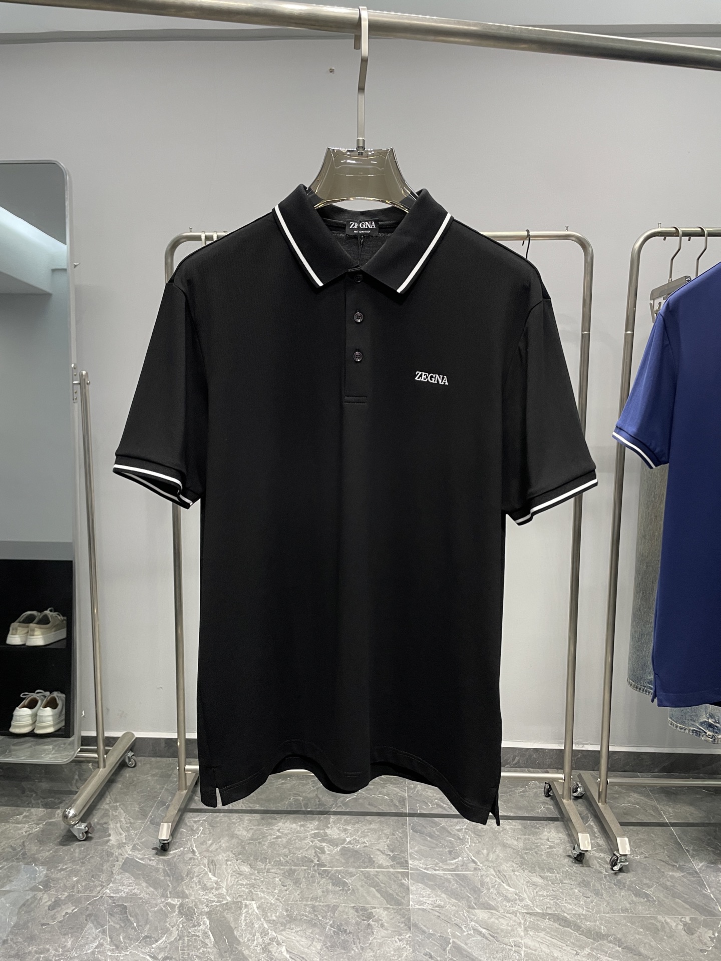 NO:143118,EZ24SS spring and summer new lightweight mesh floor cotton lapel short Tee, men's classic letter logo embroidery stripes contrasting color business casual short-sleeved Polo shirt!  Trading companies have sparse channels and are released on the official website at the same time!  Z home counter evergreen Polo shirt is a must-have for every Z fan, and it is a versatile style suitable for business and leisure!  This Polo shirt is made of cotton cotton cloth for custom-woven and dyed mercerized mesh eyeballs. The fabric is pure in color and has a silky, soft and delicate feel. It is definitely not comparable to the high-end ones on the market. It is extremely skin-friendly and comfortable, and the ultimate breathable and comfortable touch makes you not want to take off your upper body!  The fashionable striped trim contrasting lapels and the iconic embroidered letter logo on the chest are the most popular and popular element series of Z's family in recent years, and are synonymous with signature style!  The selected custom natural shell buttons are available for customers, and the details show a luxurious and exquisite feeling!  Basic regular style and tailoring, as well as a variety of color matching, fashionable and age-reducing without losing the workplace temperament, such a rare Polo shirt, hurry up and buy it!  Color brown, gray, blue, black Size M-3XL Size reference M size shoulder width 44 bust 102 length 68 L size shoulder width 45 bust 106 length 69 XL size shoulder width 46 bust 110 length 70 2XL size shoulder width 47 bust 114 length 71 3XL size shoulder width 48 bust 118 length 72, T-shirt, alexander wang19860909EZ24SS春夏新款轻薄网眼珠地棉布翻领短Tee,男士经典字母标识刺绣条纹撞色商务休闲短袖Polo衫！贸易公司渠道稀出,同步官网发售！Z家柜台常青款Polo衫,基本每一位Z粉们人手必备,商务休闲皆宜的百搭款式！ 此款Polo衫采用客供定织定染丝光网眼珠地棉布制成,面料色泽纯正,手感丝滑柔软细腻,绝非市面可以媲美的高级,贴身无比亲肤舒爽,极致透气舒适的触感令你上身都不想脱下来！时尚条纹饰边撞色翻领搭配胸前标志性刺绣字母标识Logo,是近几年来Z家最主打也是最受欢迎的元素系列,属于招牌性的代名词！门襟精选客供定制天然贝壳纽扣,细节处尽显奢华精致感！基础常规的版型剪裁,以及多种配色加持,着身时髦减龄又不失职场气质,如此难得的臻品Polo衫,赶紧来抢购吧！ 颜色咖色、灰色、蓝色、黑色 尺码M-3XL 尺寸参考 M码肩宽44胸围102衣长68 L码肩宽45胸围106衣长69 XL码肩宽46胸围110衣长70 2XL码肩宽47胸围114衣长71 3XL码肩宽48胸围118衣长72,,T-shirt,alexander wang,Men's clothing