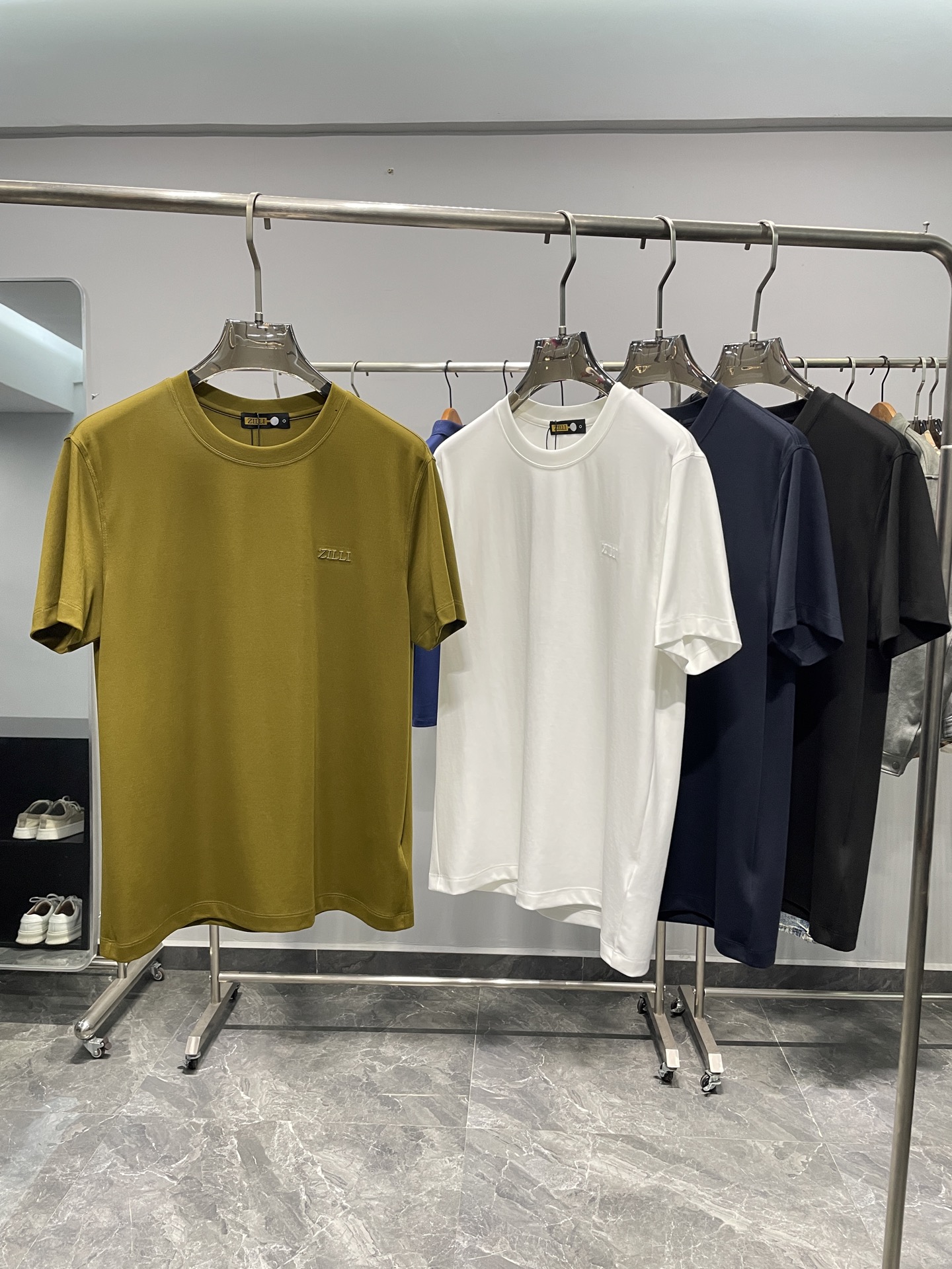 NO:440195,~ZILLI25SS spring and summer new high-quality pure cotton round neck short Tee, classic letter logo embroidered casual pullover short-sleeved T-shirt with men and women!  Trading companies have sparse channels and are released on the official website at the same time!  This T-shirt is undoubtedly a model work that emphasizes both fashion and quality. From the selection of fabrics to the processing of details, it all reveals the designer's ingenuity and ultimate pursuit of quality!  In terms of fabrics, the high-quality pure cotton material is customized by customers. It not only feels smooth and soft, but also gives the wearer an unparalleled comfort experience, but also performs excellently in breathability and hygroscopicity, ensuring that the skin can be kept dry and comfortable even in the hot summer!  The classic letter logo embroidery on the chest is undoubtedly the finishing touch of this T-shirt. The lines are smooth and exquisite and clear, which not only demonstrates the noble temperament of the brand, but also invisibly enhances the wearer's identity and status!  The cutting method of the basic round neck. This design is simple and elegant, without losing the sense of fashion. It can perfectly fit different body curves and show the wearer's confidence and style!  Color green, white, navy blue, black Size M-3XL Size reference M Size shoulder width 45 bust length 66 L Size shoulder width 46 bust length 104 bust length 67 XL Size shoulder width 47 bust length 108 bust length 68 XXL Size shoulder width 48 bust length 112 bust length 69 XXXL Size shoulder width 49 bust length 116 bust length 70, T-shirt,tees,t-shirt,alexander wang19860909～ZILLI25SS春夏新款优质纯棉圆领短Tee,男女同款经典字母标识刺绣休闲套头短袖T恤衫！贸易公司渠道稀出,同步官网发售！这款T恤无疑是时尚与品质并重的典范之作,从面料的选择到细节的处理,无不透露出设计师的匠心独运与对品质的极致追求！ 面料方面采用了客供定制的优质纯棉材质,不仅触感丝滑软糯,给予穿着者无与伦比的舒适体验,更在透气性和吸湿性上表现出色,确保即使在炎炎夏日也能保持肌肤的干爽与自在！胸前的经典字母标识刺绣,无疑是这款T恤的点睛之笔,线条流畅、精致清晰,不仅彰显出品牌的高贵气质,更在无形中提升了穿着者的身份地位！基础圆领的裁剪方式.这种设计既简约大方,又不失时尚感,能够完美贴合不同身材曲线,展现出穿着者的自信与风采！ 颜色绿色、白色、藏青色、黑色 尺码M-3XL 尺寸参考 M码肩宽45胸围衣长66 L码肩宽46胸围104衣长67 XL码肩宽47胸围108衣长68 XXL码肩宽48胸围112衣长69 XXXL码肩宽49胸围116衣长70,,T-shirt,tees，t-shirt,alexander wang,Men's clothing