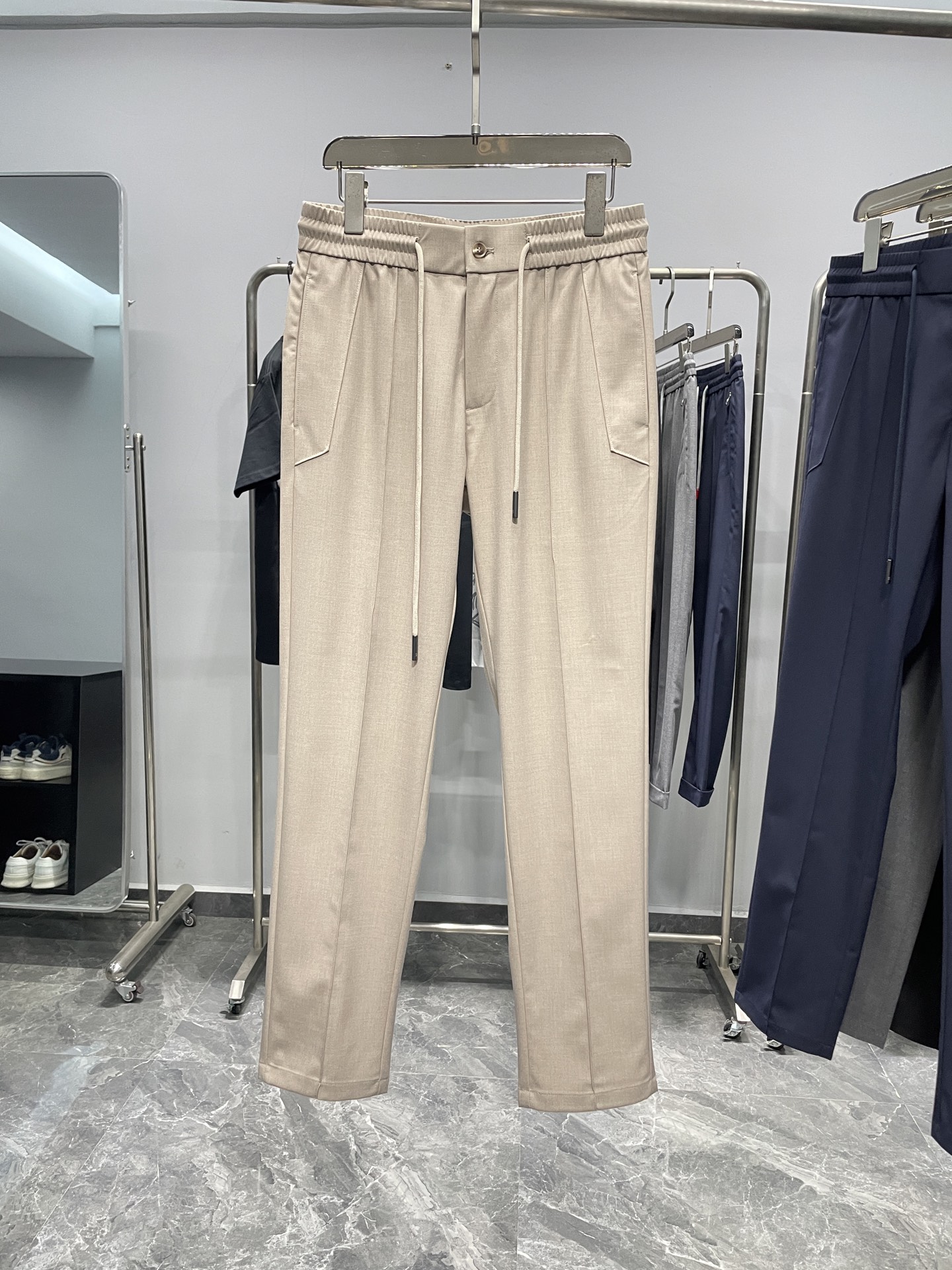 NO:477643,EZ25SS spring and summer new imported cotton blend drawstring casual pants, men's three-dimensional middle stitching fashionable typants with versatile casual pants!  Trading companies have sparse channels and are released on the official website at the same time!  Zjia 25 spring and summer new basic casual pants, classic men's fashion pants style, three-dimensional cutting and deconstruction design, allowing you to easily become the focus of the catwalk!  The fabric is made of high-quality pure cotton, and the feel is soft and delicate!  Textured fabric, comfortable and breathable, allowing you to enjoy an unparalleled dressing experience!  The three-dimensional split pocket design and the pleated design of the front piece are all symbols of status and high-end style!  At the same time, the basic conventional straight-tube cutting process can effectively modify the leg shape and make the upper body look more elegant!  Inspired by the high fashion show series, this pants has star popularity. The overall clean and neat part is reasonable and orderly, which invisibly enhances the luxury of the pants!  Whether it is business occasions or leisure time, it can be perfectly matched to show your unique charm!  Create your high-end fashion style!  Color khaki, navy blue, gray, black Size M-3XL Size reference M size waist 76 hip circumference 104 thigh circumference 58 thigh circumference 96 L size waist circumference 80 hip circumference 108 thigh circumference 60 thigh circumference 97 XL size waist circumference 84 hip circumference 112 thigh circumference 62 thigh circumference 98 2XL size waist circumference 88 hip circumference 116 thigh circumference 64 thigh circumference 99 3XL size waist circumference 92 hip circumference 120 thigh circumference 66 thigh circumference 100.,,alexander wang19860909EZ25SS春夏新款进口棉质混纺抽绳休闲裤,男士立体中缝线时尚束口百搭休闲长裤！贸易公司渠道稀出,同步官网发售！Z家25春夏新款基础休闲裤,男士经典时装裤版型,立体裁剪解构设计,让你轻松成为T台上的焦点！ 面料采用优质纯棉材质,手感柔软细腻！肌理感面料,贴身舒适透气,让你享受无与伦比的穿着体验！立体分割口袋设计,前片的立褶设计,都是身份地位与高奢档次感的象征！同时基础常规的直筒版型裁剪工艺,上身能够有效修饰腿型,更加显高显气质！这款裤子以高级时装秀系列为灵感,拥有明星级的人气,整体干净利落,分割合理有序,无形中提升了裤子的奢华度！无论是商务场合还是休闲时光,都能完美搭配,展现你的独特魅力！打造你的高级时尚风范！ 颜色卡其色、藏青色、灰色、黑色 尺码M-3XL 尺寸参考 M码腰围76臀围104大腿围58裤长96 L码腰围80臀围108大腿围60裤长97 XL码腰围84臀围112大腿围62裤长98 2XL码腰围88臀围116大腿围64裤长99 3XL码腰围92臀围120大腿围66裤长100.,,alexander wang,Men's clothing