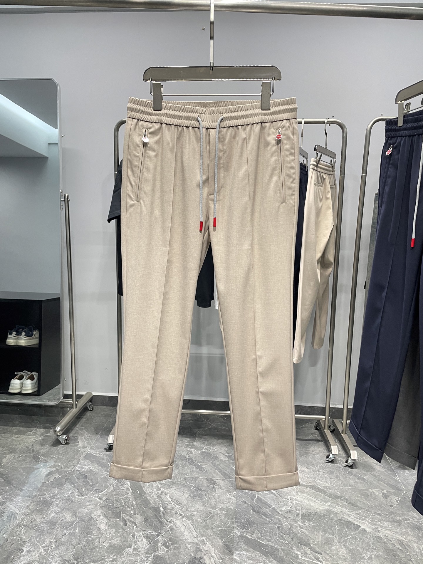 NO:477636,KITON25SS spring and summer new technology fiber blended drawstring nine-point casual pants, men's red nameplate pendant straight casual pants!  Trading companies have sparse channels and are on sale on the leading official website!  New casual and fashionable pants in spring and summer 25, these pants are made of avant-garde design to create a fashionable and trendy style, with exquisite details and in place to show super high quality!  In terms of fabric, it is made of imported technology fiber blended with customers. The texture is light and delicate, especially suitable for daily wear in spring and summer. It has excellent sweating and breathability beyond imagination, and the comfort level is so comfortable that it makes people love it!  The front of the trouser waist, the red metal nameplate pendant, and the red engraved bell at the end of the drawstring are from the brand's representative elements, full of fashion and eye-catching, showing the unique charm of the brand!  High elastic drawstring elastic waist, casual straight-fitting cut design, simple and versatile, creating a fashionable and diverse look!  Color khaki, navy blue, gray, black Size M-3XL Size reference M size waist 76 hip circumference 104 thigh circumference 58 thigh circumference 96 L size waist circumference 80 hip circumference 108 thigh circumference 60 thigh circumference 97 XL size waist circumference 84 hip circumference 112 thigh circumference 62 thigh circumference 98 2XL size waist circumference 88 hip circumference 116 thigh circumference 64 thigh circumference 99 3XL size waist circumference 92 hip circumference 120 thigh circumference 66 thigh circumference 100.,,alexander wang19860909KITON25SS春夏新款科技纤维混纺抽绳九分休闲裤,男士红色铭牌吊坠直筒休闲长裤！贸易公司渠道稀出,领先官网发售！25春夏新款休闲时尚裤,这款裤采用前卫设计打造时尚潮流感,细节处理精致到位,展现超高的品质！ 面料方面选用客供进口科技纤维混纺材质制成,质地轻薄细腻,特别适合春夏日常穿着,具有超乎想象的优异排汗透气性,舒爽程度让人爱不释手！裤腰前幅红色金属铭牌吊坠,抽绳末端红色刻印吊钟,来自品牌代表性的元素,充满时尚感与吸睛度,展现出品牌独有的魅力！高弹力抽绳松紧裤腰,休闲直筒版型裁剪设计,简洁百搭、打造时尚多样的造型！ 颜色卡其色、藏青色、灰色、黑色 尺码M-3XL 尺寸参考 M码腰围76臀围104大腿围58裤长96 L码腰围80臀围108大腿围60裤长97 XL码腰围84臀围112大腿围62裤长98 2XL码腰围88臀围116大腿围64裤长99 3XL码腰围92臀围120大腿围66裤长100.,,alexander wang,Men's clothing