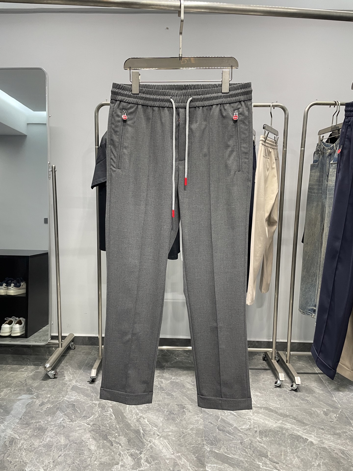 NO:514940,KITON25SS spring and summer new technology fiber blended drawstring nine-point casual pants, men's red nameplate pendant straight casual pants!  Trading companies have sparse channels and are on sale on the leading official website!  New casual and fashionable pants in spring and summer 25, these pants are made of avant-garde design to create a fashionable and trendy style, with exquisite details and in place to show super high quality!  In terms of fabric, it is made of imported technology fiber blended with customers. The texture is light and delicate, especially suitable for daily wear in spring and summer. It has excellent sweating and breathability beyond imagination, and the comfort level is so comfortable that it makes people love it!  The front of the trouser waist, the red metal nameplate pendant, and the red engraved bell at the end of the drawstring are from the brand's representative elements, full of fashion and eye-catching, showing the unique charm of the brand!  High elastic drawstring elastic waist, casual straight-fitting cut design, simple and versatile, creating a fashionable and diverse look!  Color khaki, navy blue, gray, black Size M-3XL Size reference M size waist 76 hip circumference 104 thigh circumference 58 thigh circumference 96 L size waist circumference 80 hip circumference 108 thigh circumference 60 thigh circumference 97 XL size waist circumference 84 hip circumference 112 thigh circumference 62 thigh circumference 98 2XL size waist circumference 88 hip circumference 116 thigh circumference 64 thigh circumference 99 3XL size waist circumference 92 hip circumference 120 thigh circumference 66 thigh circumference 100,,alexander wang19860909KITON25SS春夏新款科技纤维混纺抽绳九分休闲裤,男士红色铭牌吊坠直筒休闲长裤！贸易公司渠道稀出,领先官网发售！25春夏新款休闲时尚裤,这款裤采用前卫设计打造时尚潮流感,细节处理精致到位,展现超高的品质！ 面料方面选用客供进口科技纤维混纺材质制成,质地轻薄细腻,特别适合春夏日常穿着,具有超乎想象的优异排汗透气性,舒爽程度让人爱不释手！裤腰前幅红色金属铭牌吊坠,抽绳末端红色刻印吊钟,来自品牌代表性的元素,充满时尚感与吸睛度,展现出品牌独有的魅力！高弹力抽绳松紧裤腰,休闲直筒版型裁剪设计,简洁百搭、打造时尚多样的造型！ 颜色卡其色、藏青色、灰色、黑色 尺码M-3XL 尺寸参考 M码腰围76臀围104大腿围58裤长96 L码腰围80臀围108大腿围60裤长97 XL码腰围84臀围112大腿围62裤长98 2XL码腰围88臀围116大腿围64裤长99 3XL码腰围92臀围120大腿围66裤长100,,alexander wang,Men's clothing