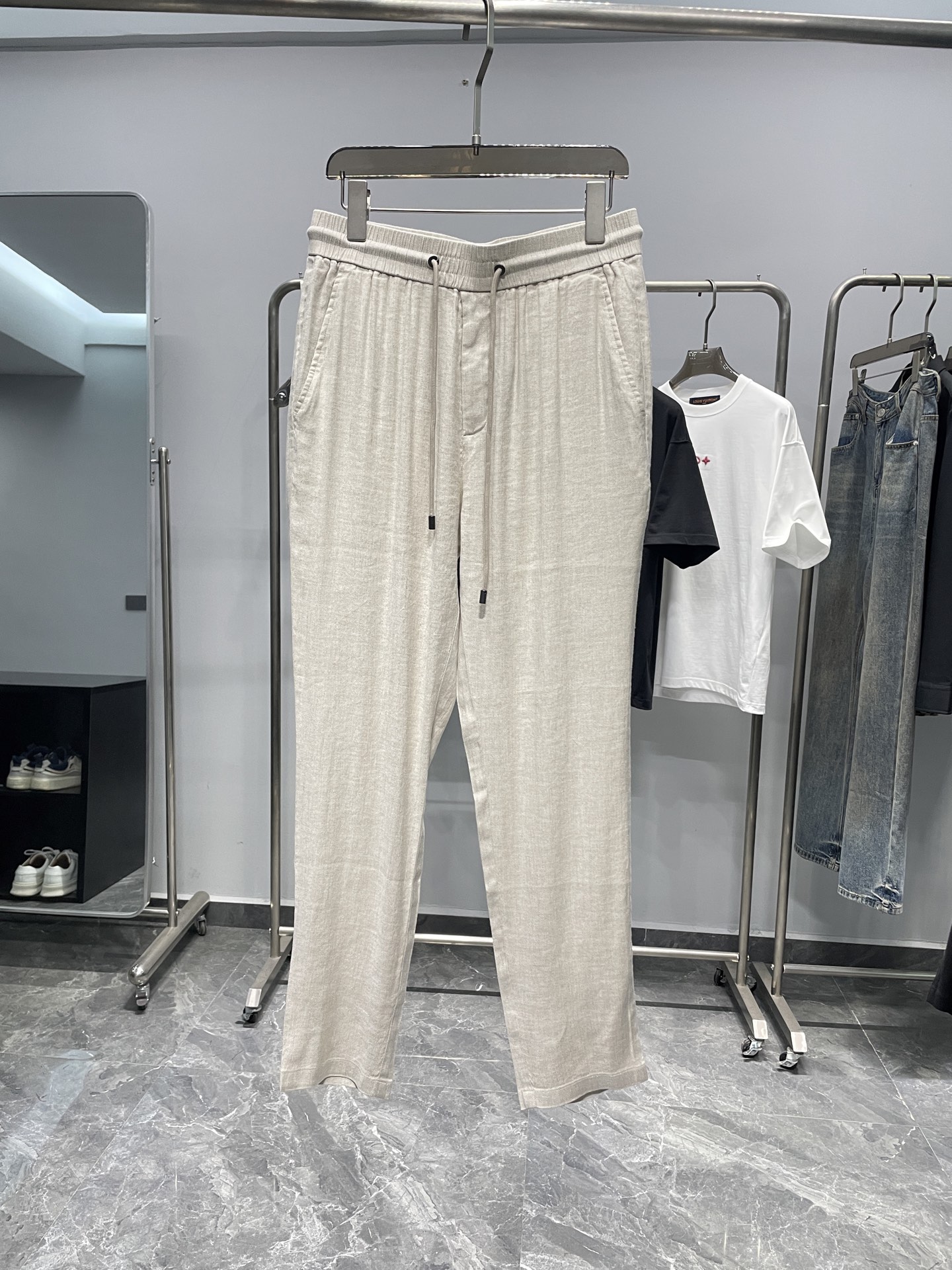 NO:511166,ABC25FW early autumn new imported linen drawstring casual pants, men's mother-shell badge logo stylish casual pants!  Trading companies have sparse channels and are on sale on the leading official website!  BC's new linen casual pants have become the new favorite of casual wear with their high-quality fabrics, exquisite design and age-restricted style!  Whether it is young people who pursue fashion or middle-aged people who pay attention to quality, they can find satisfactory answers in these pants!  This casual pants are made of linen material that is customized with fixed weaving and dyeing. This material brings the advantages and characteristics of linen fabric to the extreme. Linen material has good breathability and moisture absorption, and can effectively absorb sweat discharged from the skin and keep the skin dry. This is very important for summer wear!  At the same time, the flax material also has good antibacterial properties, which can effectively inhibit bacterial growth and protect skin health!  The mother-shell badge logo above the back pocket has a clear texture and a shiny feeling. This design not only adds to the fashionable feeling of the pants, but also enhances the quality of the pants!  The high elastic drawstring elastic trouser legs make the pants fit the curve of the legs without being too tight, ensuring the comfort of wearing!  The straight-tube cut not only makes you look slimmer, but also lengthens the leg lines, making the wearer look longer!  Since its layout is not restricted by age, both young and middle-aged people can easily control it!  The feeling of leisure behind you is full of energy. Whether it is shopping, dating, or resting at home, it is a very good choice!  Color beige, black Size 31-38 (35 without 37) Size reference Size 31: Waist circumference 74 hip circumference 102 Thigh circumference 58 Trousers length 101 Trousers legs 33, alexander wang19860909ABC25FW早秋新款进口亚麻材质抽绳休闲裤,男士母贝徽章标识时尚休闲长裤！贸易公司渠道稀出,领先官网发售！BC新款亚麻休闲裤以其优质的面料、精致的设计和不受年龄限制的版型,成为了休闲装的新宠！无论是追求时尚的年轻人,还是注重品质的中年人,都能够在这款裤子中找到满意的答案！ 这款休闲裤采用的是客供定织定染的亚麻材质,这种材质将亚麻面料的优点特性发挥到了极致,亚麻材质具有良好的透气性和吸湿性,能够有效地吸收皮肤排出的汗水,使皮肤保持干爽,这对于夏季穿着来说是非常重要的！同时亚麻材质还具有良好的抗菌性,能够有效地抑制细菌的生长,保护皮肤健康！ 后兜上方母贝徽章标识,质感清晰且富有光泽感,这种设计不仅增添了裤子的时尚感,也提升了裤子的品质感！高弹力抽绳松紧裤脚,使得裤子既能够贴合腿部的曲线,又不会过于紧绷,保证了穿着的舒适度！直筒版型的裁剪,不仅显瘦,还能够拉长腿部线条,使得穿着者看起来更加修长！由于其版型设计不受年龄限制,因此无论是年轻人还是中年人,都能够轻松驾驭！上身后的休闲感十足,无论是逛街、约会,还是在家休息,都是非常好的选择！ 颜色米色、黑色 尺码31-38（有35无37） 尺寸参考 31码:腰围74臀围102大腿围58裤长101裤脚33,,alexander wang,Men's clothing