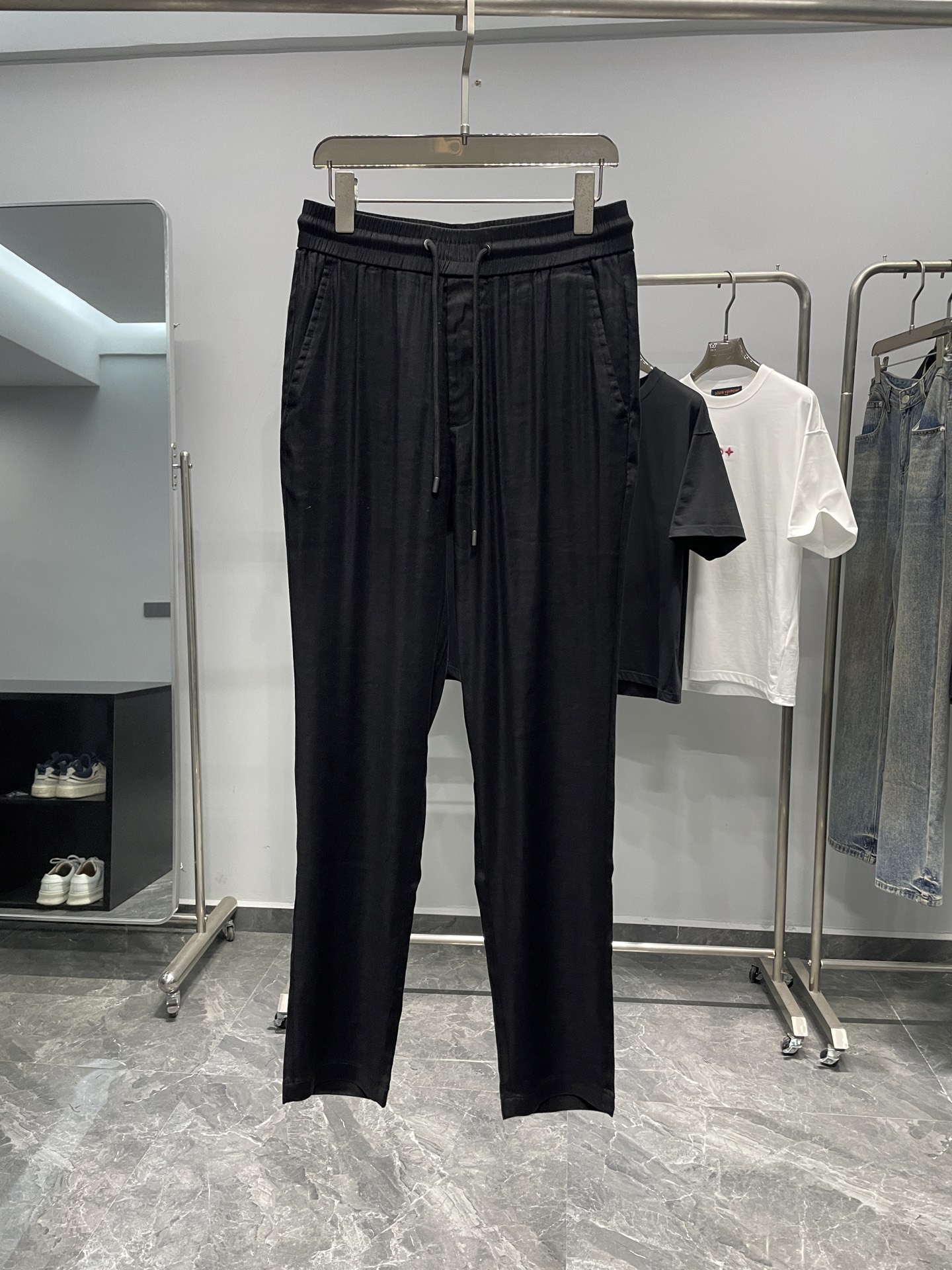 NO:511164,BC25FW early autumn new imported linen drawstring casual pants, men's mother-shell badge logo stylish casual pants!  Trading companies have sparse channels and are on sale on the leading official website!  BC's new linen casual pants have become the new favorite of casual wear with their high-quality fabrics, exquisite design and age-restricted style!  Whether it is young people who pursue fashion or middle-aged people who pay attention to quality, they can find satisfactory answers in these pants!  This casual pants are made of linen material that is customized with fixed weaving and dyeing. This material brings the advantages and characteristics of linen fabric to the extreme. Linen material has good breathability and moisture absorption, and can effectively absorb sweat discharged from the skin and keep the skin dry. This is very important for summer wear!  At the same time, the flax material also has good antibacterial properties, which can effectively inhibit bacterial growth and protect skin health!  The mother-shell badge logo above the back pocket has a clear texture and a shiny feeling. This design not only adds to the fashionable feeling of the pants, but also enhances the quality of the pants!  The high elastic drawstring elastic trouser legs make the pants fit the curve of the legs without being too tight, ensuring the comfort of wearing!  The straight-tube cut not only makes you look slimmer, but also lengthens the leg lines, making the wearer look longer!  Since its layout is not restricted by age, both young and middle-aged people can easily control it!  The feeling of leisure behind you is full of energy. Whether it is shopping, dating, or resting at home, it is a very good choice!  Color beige, black Size 31-38 (35 without 37) Size reference Size 31: Waist circumference 74 hip circumference 102 Thigh circumference 58 Trousers length 101 Trousers legs 33, alexander wang19860909BC25FW早秋新款进口亚麻材质抽绳休闲裤,男士母贝徽章标识时尚休闲长裤！贸易公司渠道稀出,领先官网发售！BC新款亚麻休闲裤以其优质的面料、精致的设计和不受年龄限制的版型,成为了休闲装的新宠！无论是追求时尚的年轻人,还是注重品质的中年人,都能够在这款裤子中找到满意的答案！ 这款休闲裤采用的是客供定织定染的亚麻材质,这种材质将亚麻面料的优点特性发挥到了极致,亚麻材质具有良好的透气性和吸湿性,能够有效地吸收皮肤排出的汗水,使皮肤保持干爽,这对于夏季穿着来说是非常重要的！同时亚麻材质还具有良好的抗菌性,能够有效地抑制细菌的生长,保护皮肤健康！ 后兜上方母贝徽章标识,质感清晰且富有光泽感,这种设计不仅增添了裤子的时尚感,也提升了裤子的品质感！高弹力抽绳松紧裤脚,使得裤子既能够贴合腿部的曲线,又不会过于紧绷,保证了穿着的舒适度！直筒版型的裁剪,不仅显瘦,还能够拉长腿部线条,使得穿着者看起来更加修长！由于其版型设计不受年龄限制,因此无论是年轻人还是中年人,都能够轻松驾驭！上身后的休闲感十足,无论是逛街、约会,还是在家休息,都是非常好的选择！ 颜色米色、黑色 尺码31-38（有35无37） 尺寸参考 31码:腰围74臀围102大腿围58裤长101裤脚33,,alexander wang,Men's clothing