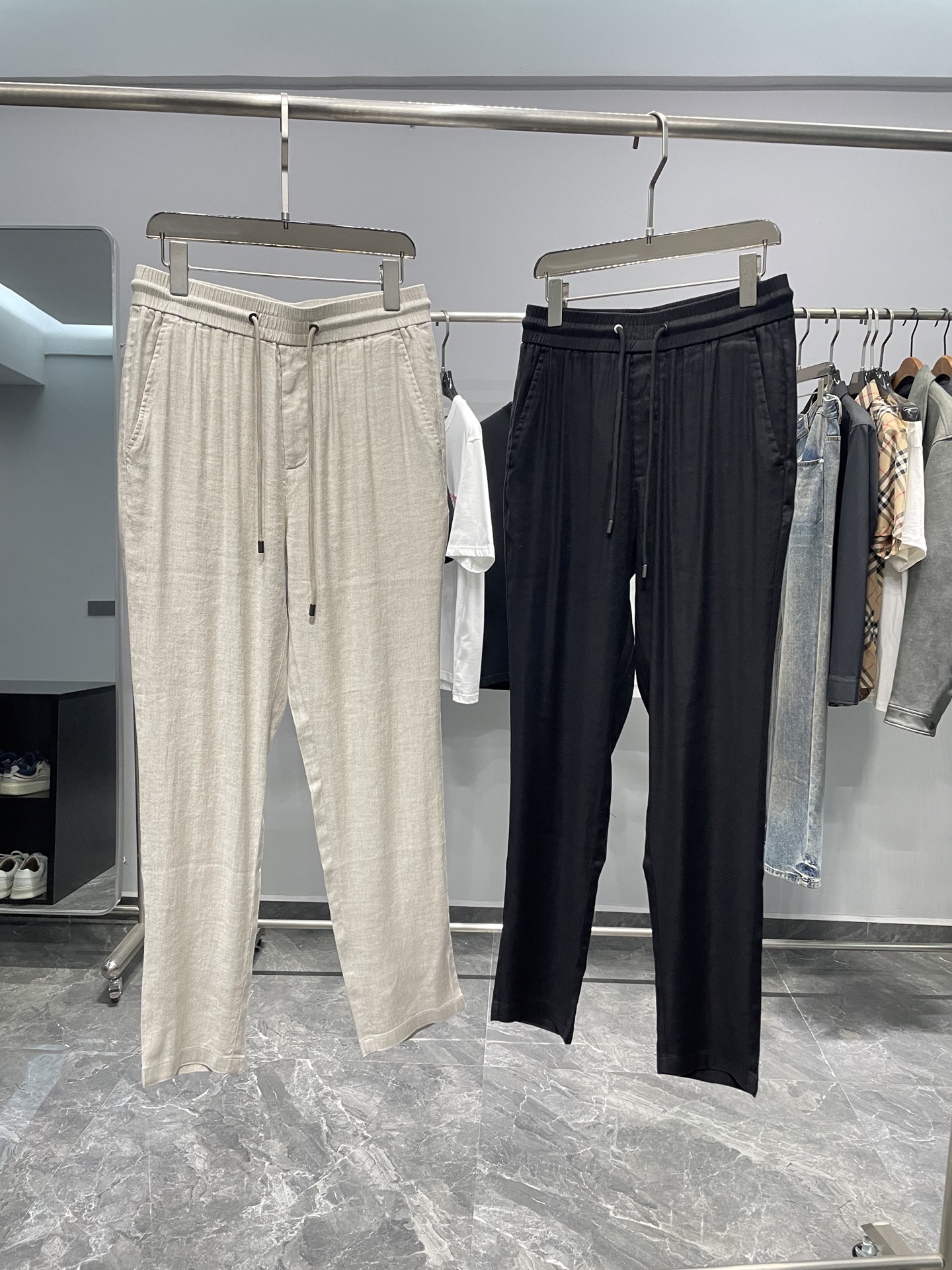 NO:460280,~BC25FW early autumn new imported linen drawstring casual pants, men's mother-shell badge logo fashionable casual pants!  Trading companies have sparse channels and are on sale on the leading official website!  BC's new linen casual pants have become the new favorite of casual wear with their high-quality fabrics, exquisite design and age-restricted style!  Whether it is young people who pursue fashion or middle-aged people who pay attention to quality, they can find satisfactory answers in these pants!  This casual pants are made of linen material that is customized with fixed weaving and dyeing. This material brings the advantages and characteristics of linen fabric to the extreme. Linen material has good breathability and moisture absorption, and can effectively absorb sweat discharged from the skin and keep the skin dry. This is very important for summer wear!  At the same time, the flax material also has good antibacterial properties, which can effectively inhibit bacterial growth and protect skin health!  The mother-shell badge logo above the back pocket has a clear texture and a shiny feeling. This design not only adds to the fashionable feeling of the pants, but also enhances the quality of the pants!  The high elastic drawstring elastic trouser legs make the pants fit the curve of the legs without being too tight, ensuring the comfort of wearing!  The straight-tube cut not only makes you look slimmer, but also lengthens the leg lines, making the wearer look longer!  Since its layout is not restricted by age, both young and middle-aged people can easily control it!  The feeling of leisure behind you is full of energy. Whether it is shopping, dating, or resting at home, it is a very good choice!  Color beige, black Size 31-38 (35 without 37) Size reference Size 31: Waist circumference 74 hip circumference 102 Thigh circumference 58 Trousers length 101 Trousers legs 33, alexander wang19860909～BC25FW早秋新款进口亚麻材质抽绳休闲裤,男士母贝徽章标识时尚休闲长裤！贸易公司渠道稀出,领先官网发售！BC新款亚麻休闲裤以其优质的面料、精致的设计和不受年龄限制的版型,成为了休闲装的新宠！无论是追求时尚的年轻人,还是注重品质的中年人,都能够在这款裤子中找到满意的答案！ 这款休闲裤采用的是客供定织定染的亚麻材质,这种材质将亚麻面料的优点特性发挥到了极致,亚麻材质具有良好的透气性和吸湿性,能够有效地吸收皮肤排出的汗水,使皮肤保持干爽,这对于夏季穿着来说是非常重要的！同时亚麻材质还具有良好的抗菌性,能够有效地抑制细菌的生长,保护皮肤健康！ 后兜上方母贝徽章标识,质感清晰且富有光泽感,这种设计不仅增添了裤子的时尚感,也提升了裤子的品质感！高弹力抽绳松紧裤脚,使得裤子既能够贴合腿部的曲线,又不会过于紧绷,保证了穿着的舒适度！直筒版型的裁剪,不仅显瘦,还能够拉长腿部线条,使得穿着者看起来更加修长！由于其版型设计不受年龄限制,因此无论是年轻人还是中年人,都能够轻松驾驭！上身后的休闲感十足,无论是逛街、约会,还是在家休息,都是非常好的选择！ 颜色米色、黑色 尺码31-38（有35无37） 尺寸参考 31码:腰围74臀围102大腿围58裤长101裤脚33,,alexander wang,Men's clothing