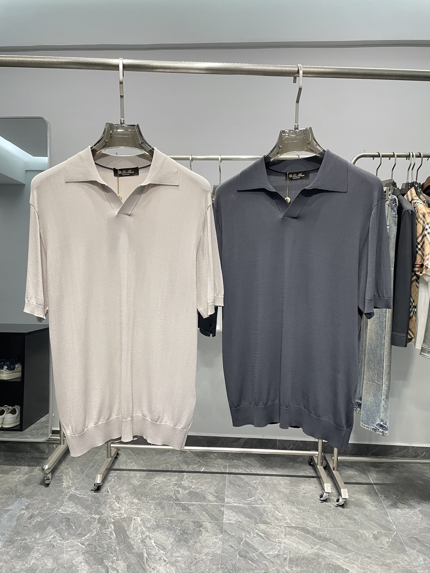 NO:460303,~LSS spring and summer new worsted knitted cotton lapel short Tee, men's basic simple solid color business casual short-sleeved Polo sweater!  Trading companies have sparse channels and are on sale on the leading official website!  LP's new knitted Polo shirt has become the first choice for fashionable men with its high-quality fabrics, exquisite design and comfortable wearing experience!  Whether you pursue simple style or focus on quality life, you should not miss this charming Polo shirt!  This Polo shirt is made of pure cotton and worsted knitted fabric, giving you a close-fitting and refreshing dressing experience!  Its excellent breathability allows you to stay comfortable during the hot summer days and enjoy the relaxing moments!  In terms of design, this Polo shirt adopts a simple solid color style, low-key and elegant!  The buttonless placket design further emphasizes its timeless charm, allowing you to show your unique taste and style in daily combinations or formal occasions!  The regular style design reminds people of the brand's classic style. It is a exquisite choice in the wardrobe. Once you have it, you can't let it go!  Whether it is a leisurely weekend or a busy workday, it can provide you with a comfortable feeling of wearing and a confident image!  Color light gray, carbon gray Size 48-56 Size reference Size 48 Shoulder width 45 Bust 96 Sleeve length 68 Size 50 Sleeve width 46 Bust 69 Sleeve width 52 Sleeve width 47 Bust 104 Sleeve length 70 Sleeve width 54 Sleeve width 48 Bust 71 Sleeve width 56 Sleeve width 49 Bust 112 Sleeve length 72, loro piana, T-shirt, alexander wang19860909～LSS春夏新款精纺针织棉布翻领短Tee,男士基础简约纯色商务休闲短袖Polo针织衫！贸易公司渠道稀出,领先官网发售！LP全新针织Polo衫以其优质的面料、精致的设计和舒适的穿着体验,成为了时尚男士们的首选！无论是追求简约风格还是注重品质生活,都不容错过这款充满魅力的Polo衫！ 这款Polo衫采用纯棉的精纺针织面料,为您带来贴身且清爽的穿着体验！其出色的透气性让您在炎炎夏日中仍能保持舒适,尽享轻松自在的时刻！设计上这款Polo衫采用了简约纯色的风格,低调而优雅！无扣式门襟的设计进一步强调了其隽永的魅力,无论是日常搭配还是正式场合,都能让您展现出独特的品味和风格！常规版型的设计让人想起品牌的经典款式,它是衣橱中的精致之选,一经拥有便令人爱不释手！无论是悠闲的周末还是忙碌的工作日,都能为您提供舒适的穿着感受和自信的形象展现！ 颜色浅灰色、碳灰色 尺码48-56 尺寸参考 48码肩宽45胸围96衣长68 50码肩宽46胸围衣长69 52码肩宽47胸围104衣长70 54码肩宽48胸围衣长71 56码肩宽49胸围112衣长72,,loro piana,T-shirt,alexander wang,Men's clothing