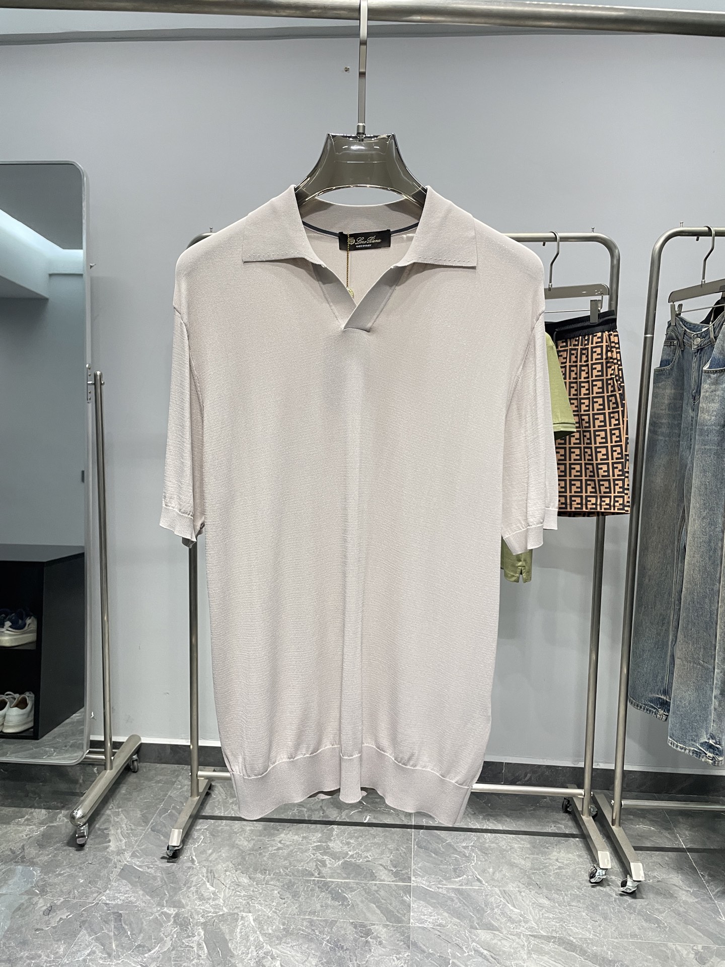 NO:414123,LSS spring and summer new worsted knitted cotton lapel short Tee, men's basic simple solid color business casual short-sleeved Polo sweater!  Trading companies have sparse channels and are on sale on the leading official website!  LP's new knitted Polo shirt has become the first choice for fashionable men with its high-quality fabrics, exquisite design and comfortable wearing experience!  Whether you pursue simple style or focus on quality life, you should not miss this charming Polo shirt!  This Polo shirt is made of pure cotton and worsted knitted fabric, giving you a close-fitting and refreshing dressing experience!  Its excellent breathability allows you to stay comfortable during the hot summer days and enjoy the relaxing moments!  In terms of design, this Polo shirt adopts a simple solid color style, low-key and elegant!  The buttonless placket design further emphasizes its timeless charm, allowing you to show your unique taste and style in daily combinations or formal occasions!  The regular style design reminds people of the brand's classic style. It is a exquisite choice in the wardrobe. Once you have it, you can't let it go!  Whether it is a leisurely weekend or a busy workday, it can provide you with a comfortable feeling of wearing and a confident image!  Color light gray, carbon gray Size 48-56 Size reference Size 48 Shoulder width 45 Bust 96 Sleeve length 68 Size 50 Sleeve width 46 Bust 100 Sleeve length 69 Sleeve width 47 Bust 104 Sleeve length 70 Sleeve width 48 Bust 108 Sleeve length 71 Sleeve width 56 Sleeve width 49 Bust 112 Sleeve length 72, Loro piana, T-shirt, alexander wang19860909LSS春夏新款精纺针织棉布翻领短Tee,男士基础简约纯色商务休闲短袖Polo针织衫！贸易公司渠道稀出,领先官网发售！LP全新针织Polo衫以其优质的面料、精致的设计和舒适的穿着体验,成为了时尚男士们的首选！无论是追求简约风格还是注重品质生活,都不容错过这款充满魅力的Polo衫！ 这款Polo衫采用纯棉的精纺针织面料,为您带来贴身且清爽的穿着体验！其出色的透气性让您在炎炎夏日中仍能保持舒适,尽享轻松自在的时刻！设计上这款Polo衫采用了简约纯色的风格,低调而优雅！无扣式门襟的设计进一步强调了其隽永的魅力,无论是日常搭配还是正式场合,都能让您展现出独特的品味和风格！常规版型的设计让人想起品牌的经典款式,它是衣橱中的精致之选,一经拥有便令人爱不释手！无论是悠闲的周末还是忙碌的工作日,都能为您提供舒适的穿着感受和自信的形象展现！ 颜色浅灰色、碳灰色 尺码48-56 尺寸参考 48码肩宽45胸围96衣长68 50码肩宽46胸围100衣长69 52码肩宽47胸围104衣长70 54码肩宽48胸围108衣长71 56码肩宽49胸围112衣长72,,loro piana,T-shirt,alexander wang,Men's clothing