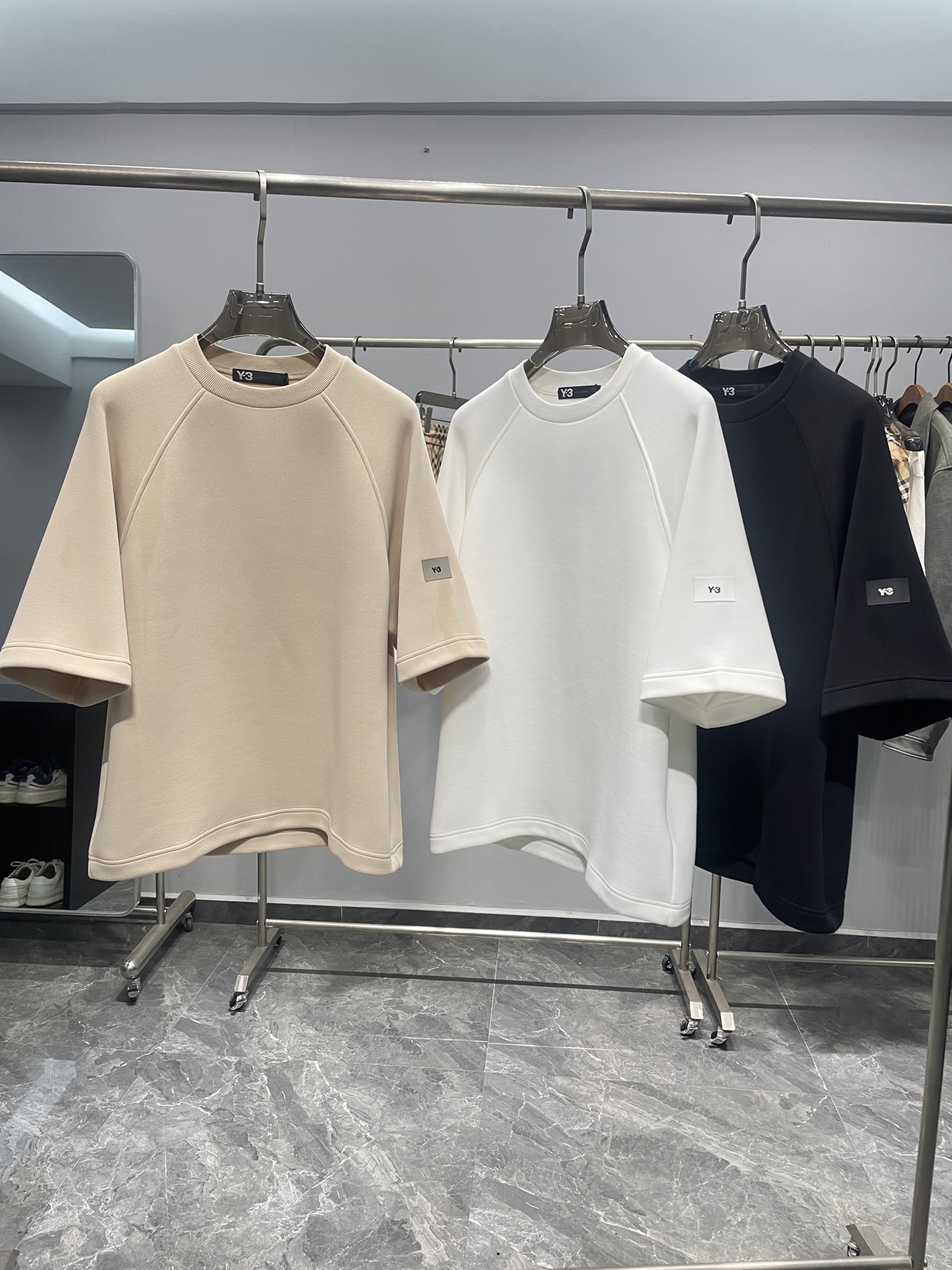 NO:414092,Y3 Yamamoto 25SS spring and summer new air layer silhouette round neck short Tee, men and women's same sleeve arm nameplate logo loose casual short-sleeved T-shirt!  Trading companies have sparse channels and are on sale on the leading official website!  Yamamoto's new dark style T-shirt has become a must-have item for fashion trendy people with its unique design and excellent craftsmanship!  This T-shirt is made of customized high-grade air-layer fabrics for customer. It feels solid and has a crisp and stylish upper body effect, bringing a comfortable experience to the wearer!  The offset plate logo of the sleeve arm echoes the glue logo of the back collar, showing its identity and status, and demonstrating the low-key and luxurious sense of quality!  OS ragdoll sleeve silhouette cut, making it look slim and hides its flesh, catering to the current trends, allowing both men and women to easily control it!  This T-shirt is not only fashionable, but also practical and comfortable. Whether it is daily wear, attending parties, parties and other occasions, it can make you the focus!  Come and try this unique T-shirt to rejuvenate your wardrobe!  Color khaki, white, black Size M-XXL Size reference M Size rotator sleeve length 48 bust 118 68 L Size rotator sleeve length 49 bust 122 69 XL Size rotator sleeve length 50 bust 126 70 XXL Size rotator sleeve length 51 bust 130 71, T-shirt,tees,t-shirt,alexander wang19860909Y3山本25SS春夏新款空气层廓形圆领短Tee,男女同款袖臂铭牌标识宽松休闲短袖T恤衫！贸易公司渠道稀出,领先官网发售！山本家新款暗黑风格T恤以其独特的设计和卓越的工艺,成为时尚潮人的必备单品！ 这款T恤采用客供定制高克重空气层面料制作,手感瓷实,上身效果挺括有型,为穿着者带来舒适的体验！袖臂胶印铭牌标识与后领滴胶Logo相呼应,展现出其身份和地位,彰显出低调奢华的品质感！OS插肩袖廓形剪裁,显瘦藏肉,迎合当下潮流趋势,让男女生都能轻松驾驭！这款T恤不仅款式时尚,更具有实用性和舒适度,无论是日常穿着还是参加派对、聚会等场合,都能让你成为焦点！快来尝试这款独具特色的T恤,让你的衣橱焕发新的活力！ 颜色卡其色、白色、黑色 尺码M-XXL 尺寸参考 M码肩袖长48胸围118衣长68 L码肩袖长49胸围122衣长69 XL码肩袖长50胸围126衣长70 XXL码肩袖长51胸围130衣长71,,T-shirt,tees，t-shirt,alexander wang,Men's clothing