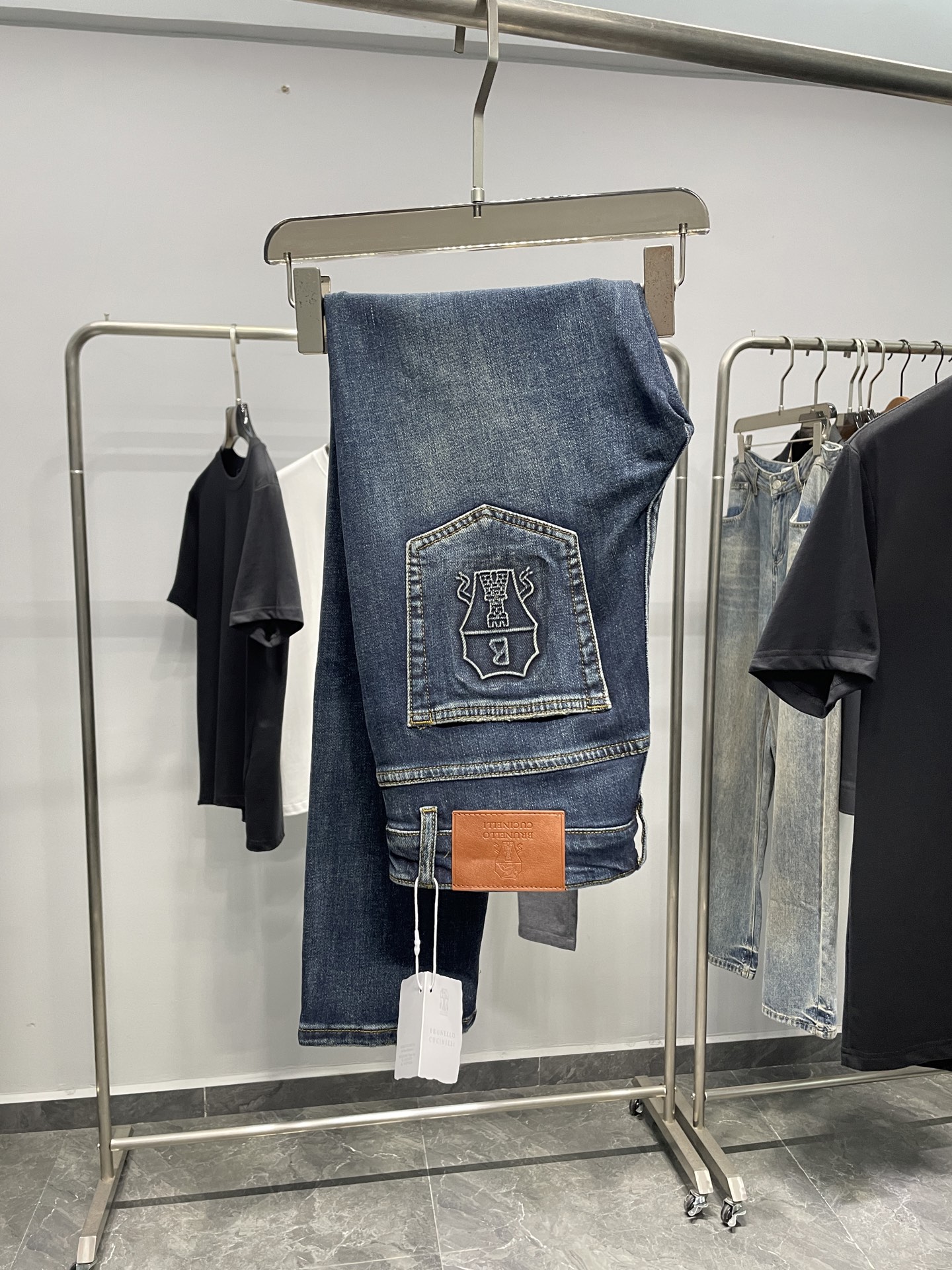 NO:460276,P~ BC25SS autumn new blue wash stretch jeans, men's embossed badge back pocket fashionable slim jeans!  Trading companies have sparse channels and are released on the official website at the same time!  BC Home’s new men’s clothing products are recommended. Whether in terms of comfort, fashion or quality, this jeans can meet the needs of the wearer!  This jeans are made of custom-made blue wash denim cotton. The pure cotton material ensures comfort and breathability. After washing, it feels soft and skin-friendly, and is also elastic, making the wearer more comfortable in action!  The moderate thickness allows this jeans to take into account the needs of the four festivals of the year, and can show a sense of fashion whether it is spring, summer, autumn and winter!  The embossed embossed logo design in the front pocket and back pocket of the trouser body adds three-dimensional and high-end elements to the whole jeans. The meticulous craftsmanship makes the logo more eye-catching and prominent, highlighting the brand’s unique charm!  The genuine leather nameplate embellishment on the waist adds a hint of luxury to the entire trouser body, allowing the wearer to show his taste in details!  The closure uses a custom-made YKK zipper closure, which ensures the convenience and durability of use. The detailed design of the brand badge engraved on the metal buttons is even more unscrupulous. The treatment of these small details not only enhances the overall sense of quality, but also shows the brand's pursuit of details!  Finally, this jeans are cut casually straight-fitting, and the upper body can well modify the leg shape. Whether paired with a T-shirt, shirt or jacket, you can easily control various occasions and show your personal personality and fashion taste!  Color blue Size 29-36 (no 35) Size reference Size 30: Waist 76 Hips 98 Thigh circumference 54 Trousers Length 103 Trousers 32, Chanel, Jeans, Jackets & coats, Shirts, Tees, T-shirt, Alexander wang19860909P～BC25SS秋装新款蓝色水洗弹力牛仔裤,男士浮雕徽章后兜时尚修身牛仔长裤！贸易公司渠道稀出,同步官网发售！BC家全新男装单品推荐,无论是从舒适度、时尚度还是品质感来看,这款牛仔裤都能够满足穿着者的需求！ 这款牛仔裤采用了客供定制的蓝色水洗牛仔棉布,纯棉材质保证了舒适度和透气性,经过水洗后,手感柔软亲肤,同时富有弹力,让穿着者在行动中更加自如！适中的厚度使得这款牛仔裤能够兼顾一年四节的穿搭需求,无论是春夏秋冬,都能展现出时尚感！裤身前兜和后口袋处的浮雕压花Logo设计,为整款牛仔裤增添了质感立体且高级的元素,细致的工艺处理使得Logo更加醒目突出,彰显出品牌的独特魅力！而后腰上的真皮铭牌点缀,更是为整个裤身增添了一丝奢华感,让穿着者在细节上展现品味！ 门襟采用客供定制的YKK拉链开合,保证了使用的便捷性和耐用性,金属纽扣上刻有品牌徽章的细节设计,更是让人无法挑剔,这些小细节的处理,不仅提升了整体的品质感,也展现了品牌对于细节的追求！最后这款牛仔裤采用了休闲直筒版型裁剪,上身可以很好地修饰腿型,不论是搭配T恤、衬衫还是外套,都能够轻松驾驭各种场合,展现出个人的个性和时尚品味！ 颜色蓝色 尺码29-36（无35） 尺寸参考 30码:腰围76臀围98大腿围54裤长103裤脚32,,chanel,jeans,jackets & coats,shirts,tees，t-shirt,alexander wang,Men's clothing