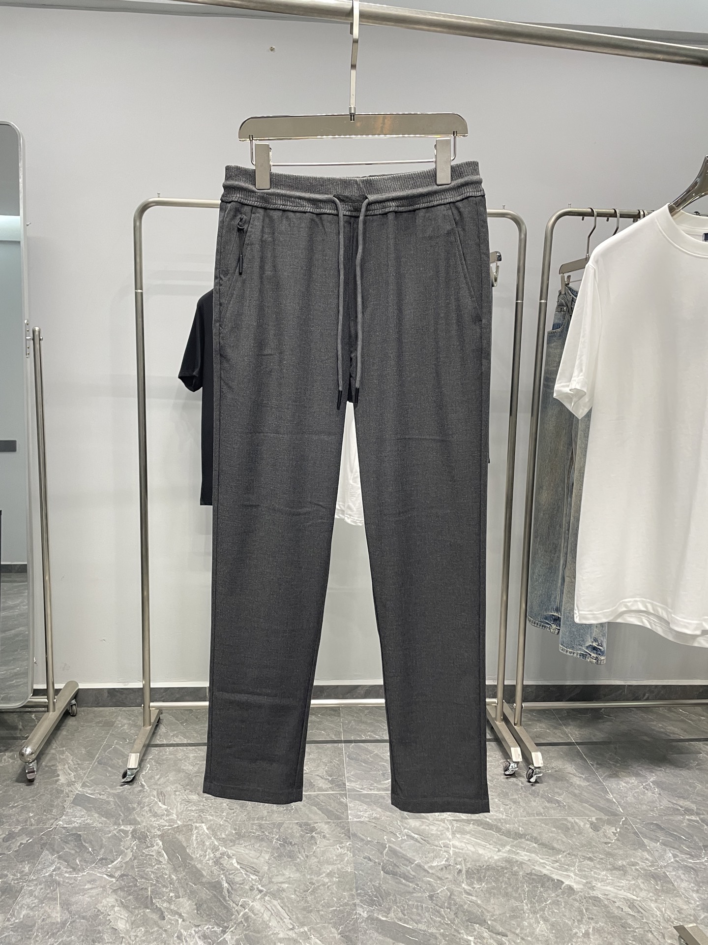 NO:460270,EZ25SS Spring and Autumn New High-end Worn Stylish Cotton Drawstring Casual Pants, Men's Back Pocket Metal Z-Bag Decoration Fashionable and versatile casual trousers!  Trading companies have sparse channels and are on sale on the leading official website!  Z Home’s new casual pants take into account both business and casual styles, and have become the first choice for all men’s Spring Festival outfits!  It is not only fashionable but also practical, allowing you to show your personality and keep you comfortable and comfortable in important occasions!  This casual pants are made of customized high-end worsted cotton. This fabric not only has good comfort, but also has a skin-friendly touch, giving you a comfortable wearing experience!  The elastic drawstring knitted waist splicing design can ensure that you are comfortable and fit without being too tight. Whether you are leisure at home or going out, you can move freely!  In terms of design, metal Z-shaped badges are decorated above the rear pocket, which not only shows the brand's high-end identity, but also adds the overall sense of exquisiteness. The left front pocket adopts a leather rope zipper pocket design, inheriting the essence of the brand and adding more detail to the overall!  In addition, the tailoring and car line craftsmanship are also very particular. The exquisite tailoring combined with the smooth and neat car line craftsmanship allows this casual pants to well modify the leg shape, and can demonstrate your taste and quality in terms of appearance and texture!  Color grey Size 48-56 Size reference Size 48: Waist circumference 76 hip circumference 106 Thigh circumference 60 Thigh circumference 96 Size 50: Waist circumference 80 hip circumference 110 Thigh circumference 62 Thigh circumference 97 Size 52: Waist circumference 84 hip circumference 114 Thigh circumference 64 Thigh circumference 98 Size 54: Waist circumference 88 hip circumference 118 Thigh circumference 66 Thigh circumference 99 Size 56: Waist circumference 92 hip circumference 122 Thigh circumference 68 Thigh circumference , alexander wang19860909EZ25SS春秋新款高端精纺棉质抽绳休闲裤,男士后兜金属Z字徽章装饰时尚百搭休闲长裤！贸易公司渠道稀出,领先官网发售！Z家新款休闲裤既兼顾了商务和休闲风格,成为各位男士春节穿搭的首选！它不仅时尚而且实用,让您在重要场合中既能展现自己的个性魅力,又能保持舒适自如的状态！ 这款休闲裤采用客供定制高端精纺棉布打造而成,这种面料不仅拥有良好的舒适性,还具有亲肤的触感,给您带来舒适的穿着体验！松紧抽绳针织裤腰拼接设计,既能够确保穿着舒适合体,又不会过于紧绷,无论是居家休闲还是外出活动,都能让您自由自在地移动！在设计上,后兜上方装饰了金属Z字徽章,在展现品牌高奢身份感的同时也增添了整体的精致感,而左前兜则采用了皮绳拉链口袋设计,传承品牌精髓,并为整体增添了更多的细节感！除此之外在剪裁和车线工艺上也十分讲究,精湛剪裁结合平顺工整的车线工艺使得这条休闲裤能够很好地修饰腿型,无论是从外观还是质感上都能够彰显您的品味与品质！ 颜色灰色 尺码48-56 尺寸参考 48码:腰围76臀围106大腿围60裤长96 50码:腰围80臀围110大腿围62裤长97 52码:腰围84臀围114大腿围64裤长98 54码:腰围88臀围118大腿围66裤长99 56码:腰围92臀围122大腿围68裤长,,alexander wang,Men's clothing