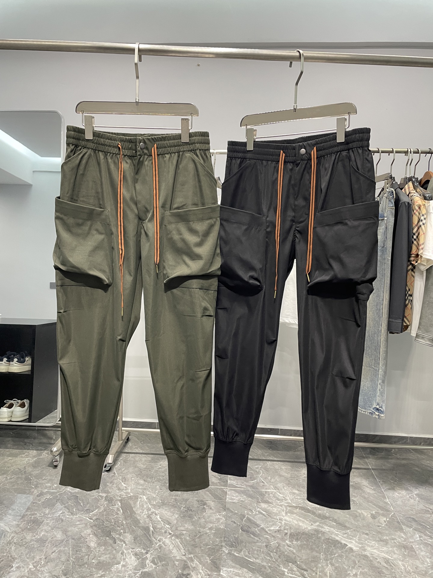 NO:460259,EZ25SS autumn new super nylon blend straight drawstring sweatpants, fashionable three-dimensional large pocket sports and casual trousers for men and women!  Trading companies have sparse channels and are released on the official website at the same time!  Jiejia’s latest sports pants in spring and summer, with classic elements and design styles, super charming and appearance on the upper body, basic and casual versatile styles, a must-have item for everyone!  This trouser is made of imported nylon blended material and is made of technologically waterproof material. The surface is clearly visible and the texture is very textured. The fabric has excellent windproof and water repellent properties, moisture absorption and quick drying, providing the most functional sports performance!  The multi-pocket design has a symmetrical large pocket patch on both sides, and a classic brown drawstring, and its recognition is unquestionable!  Loose sports pants cut, drawstring zippered placket elastic waist + trouser legs design, can maximize the body's comfort and take into account daily commuting and casual sports, a versatile style that is worth buying!  Color green, black Size S-2XL Size reference S size waist 78 hip 110 thigh circumference 64 trousers length, alexander wang19860909EZ25SS秋装新款超锦纶混纺直筒抽绳卫裤,男女同款时尚立体大口袋运动休闲长裤！贸易公司渠道稀出,同步官网发售！杰家春夏季最新款运动型裤装,经典的元素与设计风格,上身超级有魅力与颜值度,基础休闲的百搭款式,人手一件的必备单品！ 此款裤装选用客供进口锦纶混纺材质,科技防水材质制成,表面清晰可见的暗格纹肌理,非常显质感,面料防风拒水性优越,吸湿速干、提供最具功能性的运动性能！多口袋设计两侧对称大口袋贴饰,经典咖色抽绳,其辨识度是毋庸置疑的！宽松的运动裤装版剪裁,抽绳拉链门襟松紧裤腰+裤脚束口设计,能够最大化提升着身合体舒适度,兼顾日常通勤与休闲运动的百搭款式,非常值得入手的一款裤装推荐！ 颜色绿色、黑色 尺码S-2XL 尺寸参考 S码腰围78臀围110大腿围64裤长,,alexander wang,Men's clothing