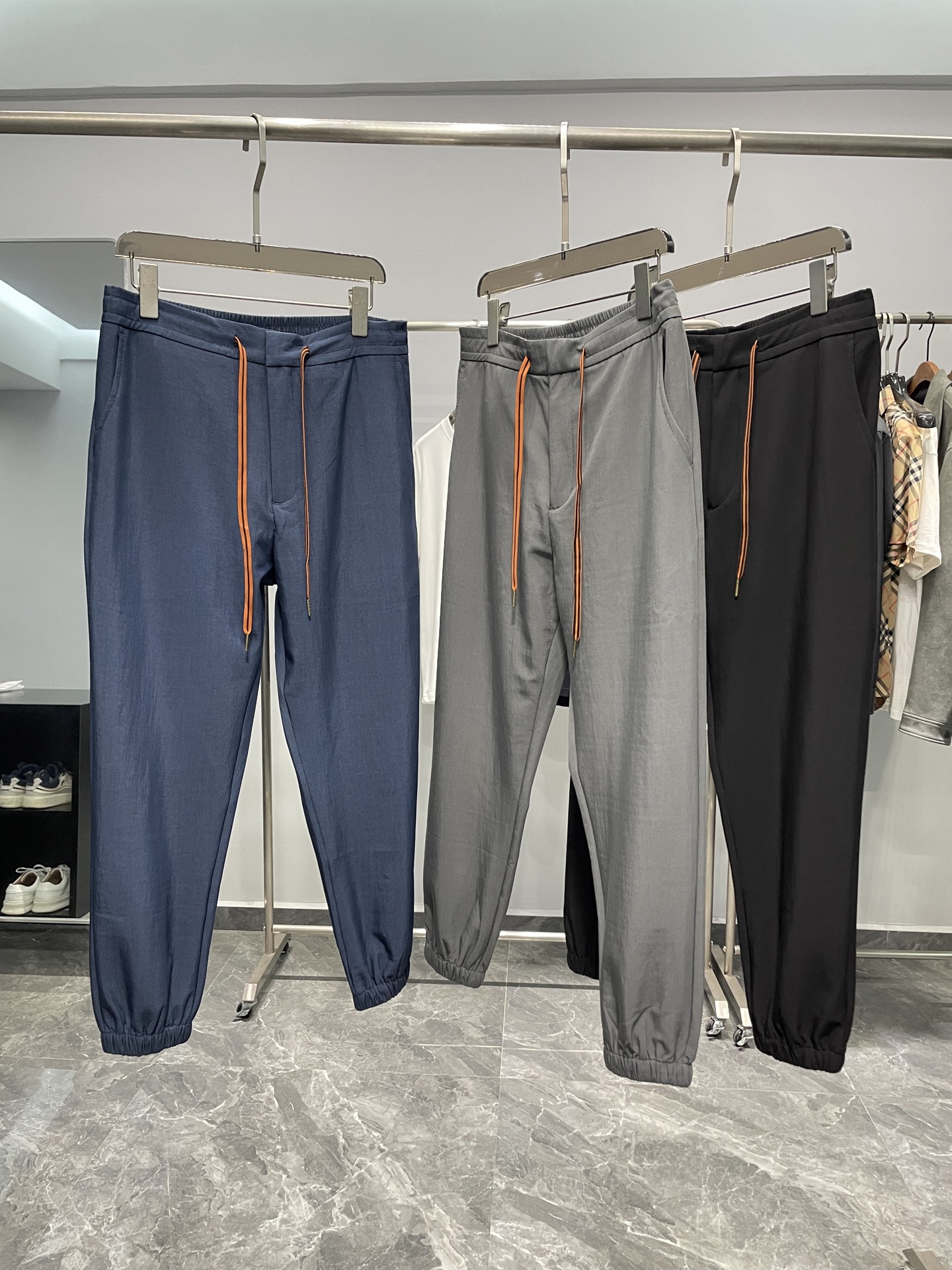 NO:460265,~EZ25SS spring and summer new high-quality cotton-linen blend drawstring trousers, classic striped webbing waist rope fashionable sports and casual trousers for men!  Trading companies have sparse channels and are on sale on the leading official website!  The new pants in Z Home's early spring series have been sought after by countless men for their unique design and excellent fabric quality!  The fabric is made of cotton and linen blended material supplied by customers. Not only can you feel its hard and stylish texture at the touch, but it also has a silky and comfortable touch, giving people excellent breathability and skin-friendliness. After wearing it, you will find that it is the kind of clothing that you can't bear to take off if you are on your upper body!  The waist is decorated with classic striped webbing element drawstring and a high elastic design, which makes the pants have good wrapping when wearing it, and there is no tightness or discomfort at all. Whether you are doing daily commuting or working, you can easily deal with it in various occasions!  Basic regular casual pants style and tailoring, and equipped with elastic tie design, can well modify the leg shape. Whether paired with a casual T-shirt or a formal shirt, you can show your fashionable taste and confident style!  This pants perfectly combines comfortable texture with fashionable style, bringing you an extraordinary wearing experience. Don’t deny your taste and style. Choose this sweatpants and make it an indispensable part of your wardrobe!  Color blue, gray, black Size 48-56 Size reference Size 50: Waist circumference 80 hip circumference 110 Thigh circumference 60 Trousers length 94, Shirts,tees, t-shirt,alexander wang19860909～EZ25SS春夏新款优质棉麻混纺抽绳束脚卫裤,男士经典条纹织带腰绳时尚运动休闲长裤！贸易公司渠道稀出,领先官网发售！Z家早春系列里的新款裤装,以其独特的设计和出色的面料品质,受到了无数男士们的追捧！ 面料选用了客供进口的棉麻混纺材质,不仅让人一触摸就能感受到其硬挺有型的质感,而且触感丝滑舒爽,给人带来出色的透气亲肤性,穿上它后你会发现它是那种上身就舍不得脱下来的衣物！腰部采用经典条纹织带元素抽绳,并搭配高弹力松紧设计,使得裤子在着身时具备良好的包裹性,完全没有紧绷和不适感,无论你是进行日常通勤还是工作,在各种场合下都能轻松应对！基础常规休闲裤装版型剪裁,并配备了弹力束口设计,能够很好地修饰腿型,不论是搭配休闲T恤还是正式衬衫,都可以展现出你的时尚品味和自信风采！这款裤装将舒适质感与时尚风格完美结合,给你带来非凡的穿着体验,不要否认自己的品味和风格,选择这款卫裤,让它成为你衣橱中不可或缺的一部分吧！ 颜色蓝色、灰色、黑色 尺码48-56 尺寸参考 50码:腰围80臀围110大腿围60裤长94,,shirts,tees，t-shirt,alexander wang,Men's clothing