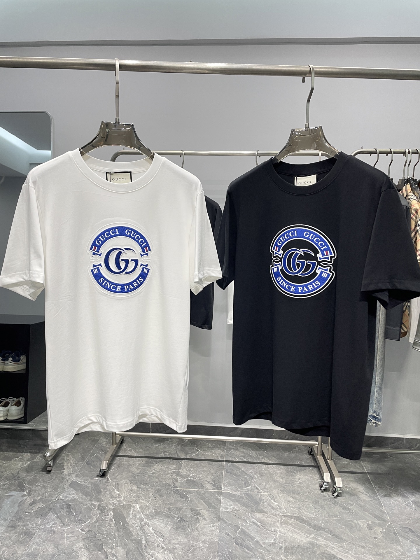 NO:491998,GU25SS spring and summer new top-grade knitted plain cotton round neck short Tee, the same GG pattern heavy industry embroidered loose casual short-sleeved T-shirt!  Trading companies have sparse channels and are released on the official website at the same time!  The 25-year classic GG series has been repeated, full of iconic collection elements, embellishing fashion trends and free and unrestrained charm!  This short Tee is selected from customer-supplied fixed-dye jersey knitted cotton. It has a unique color scheme. The upper body is super fashionable and skin-skin-toned. It also takes into account the excellent skin-friendly and breathable properties, and it can easily cope with stuffy weather. It is a versatile item that can be interpreted all year round!  The front of the garment is decorated with GG pattern, made of blue bottom edge seal heavy embroidery, creating a delicate and delicate craftsmanship!  The casual and loose straight round neck cut is not restricted for any body shape or body shape. It is a neutral style that can be interpreted by both men and women. It is highly recommended to all trendy men and women!  ,T-shirt,tees,t-shirt,alexander wang19860909GU25SS春夏新款顶级针织平纹棉质圆领短Tee,男女同款GG图案重工刺绣宽松休闲短袖T恤衫！贸易公司渠道稀出,同步官网发售！25年经典GG系列重演,充满标志性的典藏元素,点缀出时尚潮流与自由不拘的型格魅力！ 该短Tee精选于客供定织定染平纹针织棉布制成,充满独特韵味的配色,上身超级时髦显肤色,同时兼顾极为优越的亲肤透气性,轻松应对闷热的天气,是一年四季均可演绎的百搭单品！衣身正面GG图案装饰,采用蓝色打底封边重工刺绣打造,出精致细腻的工艺感！休闲宽松的直筒圆领版型剪裁,对任何身材和体型都不受限制,属于男女均可演绎的中性款式,强烈推荐给各位潮男潮女们！,,T-shirt,tees，t-shirt,alexander wang,Men's clothing