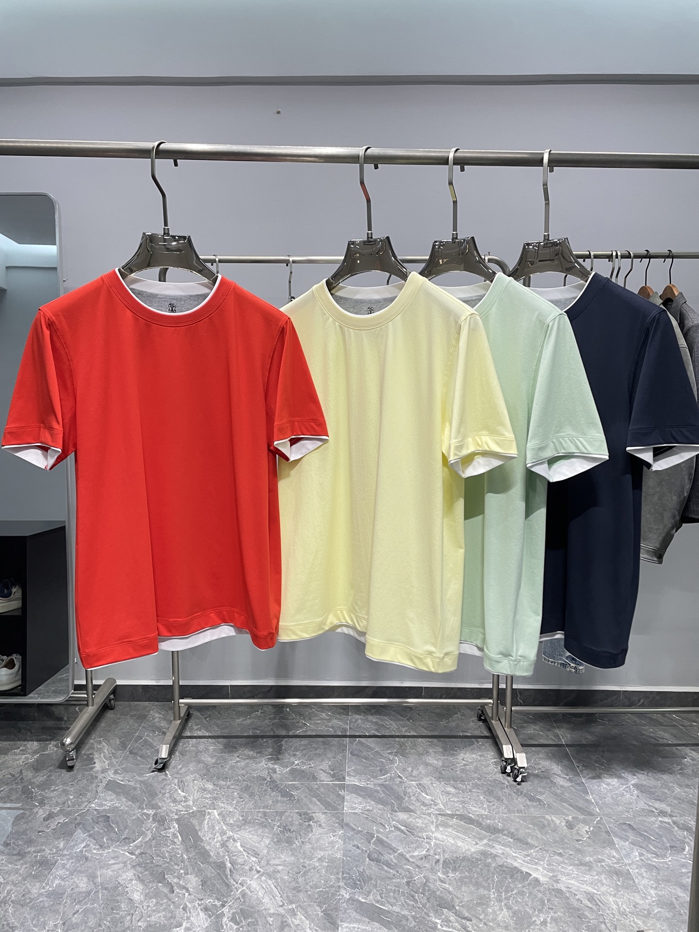 NO:440252,~BC25SS spring and summer new environmentally friendly knitted cotton basic round neck short Tee, men's fashionable contrasting trim splicing fake two-piece short-sleeved T-shirt!  Trading companies have sparse channels, and 5430RMB is sold on the official website at the same time!  BC's new fake two-piece T-shirt is launched. This T-shirt is not only unique in design, but also shows the brand's ultimate pursuit of quality in fabric selection and production process!  In terms of fabrics, it uses customized environmentally friendly knitted cotton cloth. This fabric feels solid and silky, elastic, and is very comfortable to wear. Whether it is hot summer or cool spring and autumn, it can bring you an excellent wearing experience!  The collar, cuffs and hem are cleverly inlaid with contrasting trims, creating a rich sense of layering with fake overlapping techniques. This design not only perfectly continues the design concept of the BC brand, but also shows its unique charm, allowing you to stand out from the crowd!  The casual and conventional style cutting design is suitable for single wear and as an inner wear. Whether you like simple style or pursue fashion trends, it can meet your needs and become a versatile choice in your wardrobe!  Color red, yellow, green, navy blue Size 46-54 Size reference Size 46: Shoulder width 42 bust length 65 Size 48: Shoulder width 43 bust length 104 bust length 66 Size 50: Shoulder width 44 bust length 67 Size 52: Shoulder width 45 bust length 112 bust length 68 Size 54: Shoulder width 46 bust length 116 bust length 69, T-shirt,tees,t-shirt,alexander wang19860909～BC25SS春夏新款环保针织棉布基础圆领短Tee,男士时尚撞色饰边拼接假两件短袖T恤衫！贸易公司渠道稀出,同步官网发售5430RMB！BC全新假两件T恤上线,这款T恤不仅在设计上独具匠心,更在面料选择和制作工艺上展现了品牌对品质的极致追求！ 面料方面采用了客供定制的环保针织棉布,这种面料手感瓷实丝滑,富有弹力,着身非常舒适,无论是炎炎夏日还是凉爽春秋,它都能为你带来极佳的穿着体验！领口、袖口和下摆都巧妙地镶嵌了撞色饰边,以假重叠的手法打造出丰富的层次感,这种设计不仅完美延续了BC品牌的设计理念,更展现出了独有的魅力,让你在人群中脱颖而出！休闲常规的版型裁剪设计,既适合单穿,也适合作为内搭,无论你是喜欢简约风格,还是追求时尚潮流,它都能满足你的需求,成为你衣橱中的百搭之选！ 颜色红色、黄色、绿色、藏青色 尺码46-54 尺寸参考 46码:肩宽42胸围衣长65 48码:肩宽43胸围104衣长66 50码:肩宽44胸围衣长67 52码:肩宽45胸围112衣长68 54码:肩宽46胸围116衣长69,,T-shirt,tees，t-shirt,alexander wang,Men's clothing