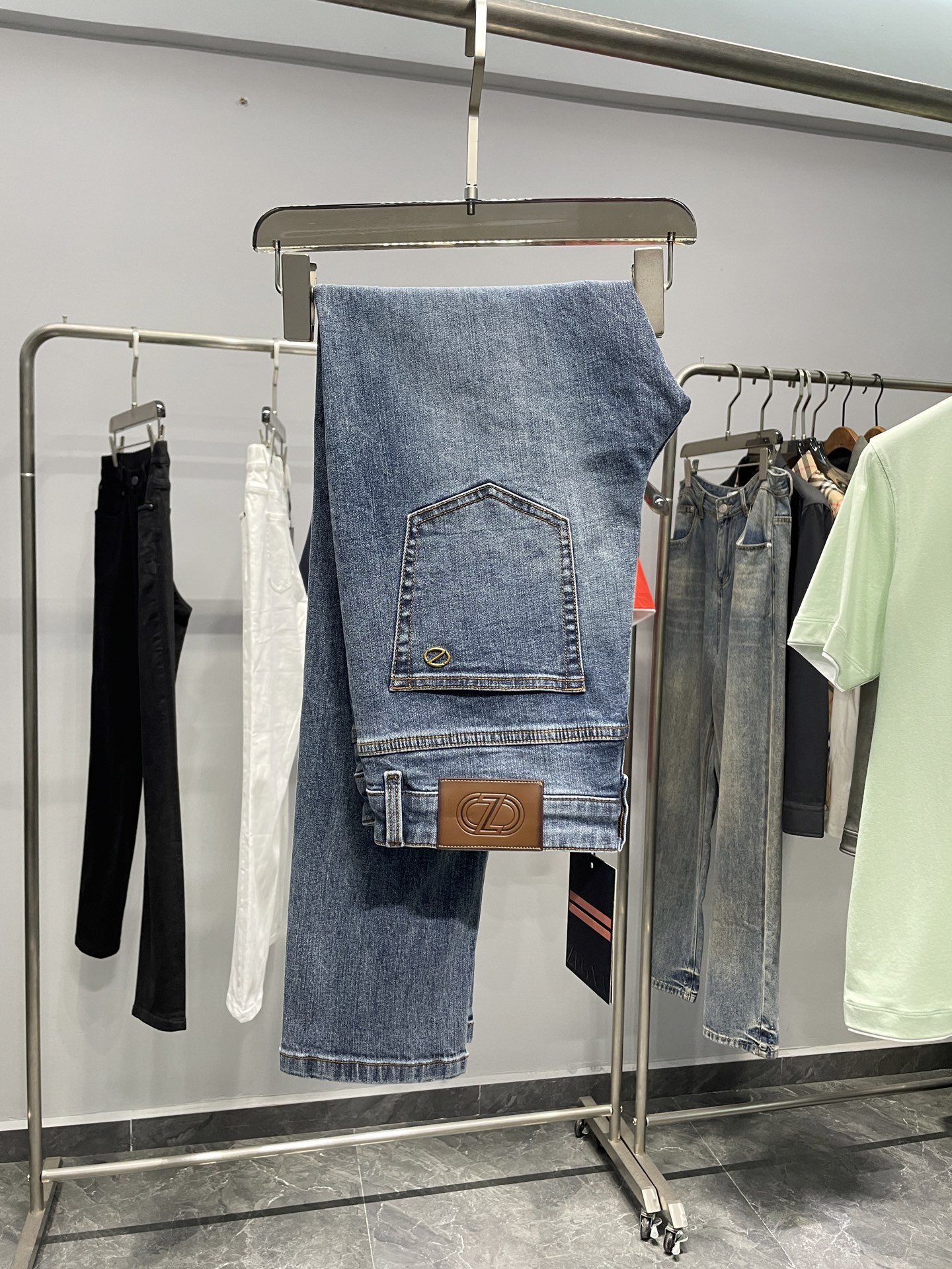 NO:440210,~EZ25SS four-season blue wash stretch jeans, men's back pocket metal nameplate badge slim straight jeans!  Trading companies have sparse channels and are on sale on the leading official website!  Zjia’s new jeans not only focus on comfort and fashion, but also put a lot of effort into details. They are an indispensable pair of pants in every urban man’s wardrobe!  This jeans are made of customer-made stretch denim cotton. This fabric is not only superior elastic but also well-made, giving you unparalleled comfort!  At the same time, its design fully takes into account the matching needs of daily styles, allowing you to show your style in any occasion!  During the production process, we chose pants that were washed and whitened. This treatment not only made the pants look more advanced, but also enhanced their fashionable and eye-catching effect!  The back of the pants is a design of embossed leather label nameplate, metal Z-shaped badge and metal buttons engraved with the XXX logo. These exquisite details all reflect the brand's intention and pursuit of perfection!  It adopts a stylish slim self-footing style design, which is very friendly to any leg shape, and it can easily deal with it whether it is commuting in all seasons or daily travel!  Color blue Size 29-36 (no 35) Size reference Size 30: Waist 78 Hips 96 Thigh circumference 52 Trousers 101 Trousers 32, jeans, alexander wang19860909～EZ25SS四季款蓝色水洗弹力牛仔裤,男士后兜金属铭牌徽章修身直筒牛仔长裤！贸易公司渠道稀出,领先官网发售！Z家全新牛仔裤不仅注重舒适度和时尚感,更在细节上下足了功夫,是每位都市男士衣柜中不可或缺的一款裤子！ 这款牛仔裤采用了客供定制的弹力牛仔棉布,这种面料不仅具有优越的弹性,而且制作精良,为您带来了无与伦比的舒适感！与此同时它的设计也充分考虑了日常造型的搭配需求,让您在任何场合都能展现出自己的风格！在制作过程中选择了经过水洗磨白处理的成裤,这样的处理不仅使裤子看起来更加高级,而且也增强了其时尚感和养眼效果！而裤子的后幅部分,更是压花皮标铭牌、金属Z字徽章以及刻有XXX标识的金属纽扣的设计,这些精致的细节无一不体现出了品牌的用心和对完美的追求！它采用了时尚修身的自脚版型设计,这种版型对任何腿型都非常友好,无论是四季通勤还是日常出行,都能让您轻松应对！ 颜色蓝色 尺码29-36（无35） 尺寸参考 30码:腰围78臀围96大腿围52裤长101裤脚32,,jeans,alexander wang,Men's clothing