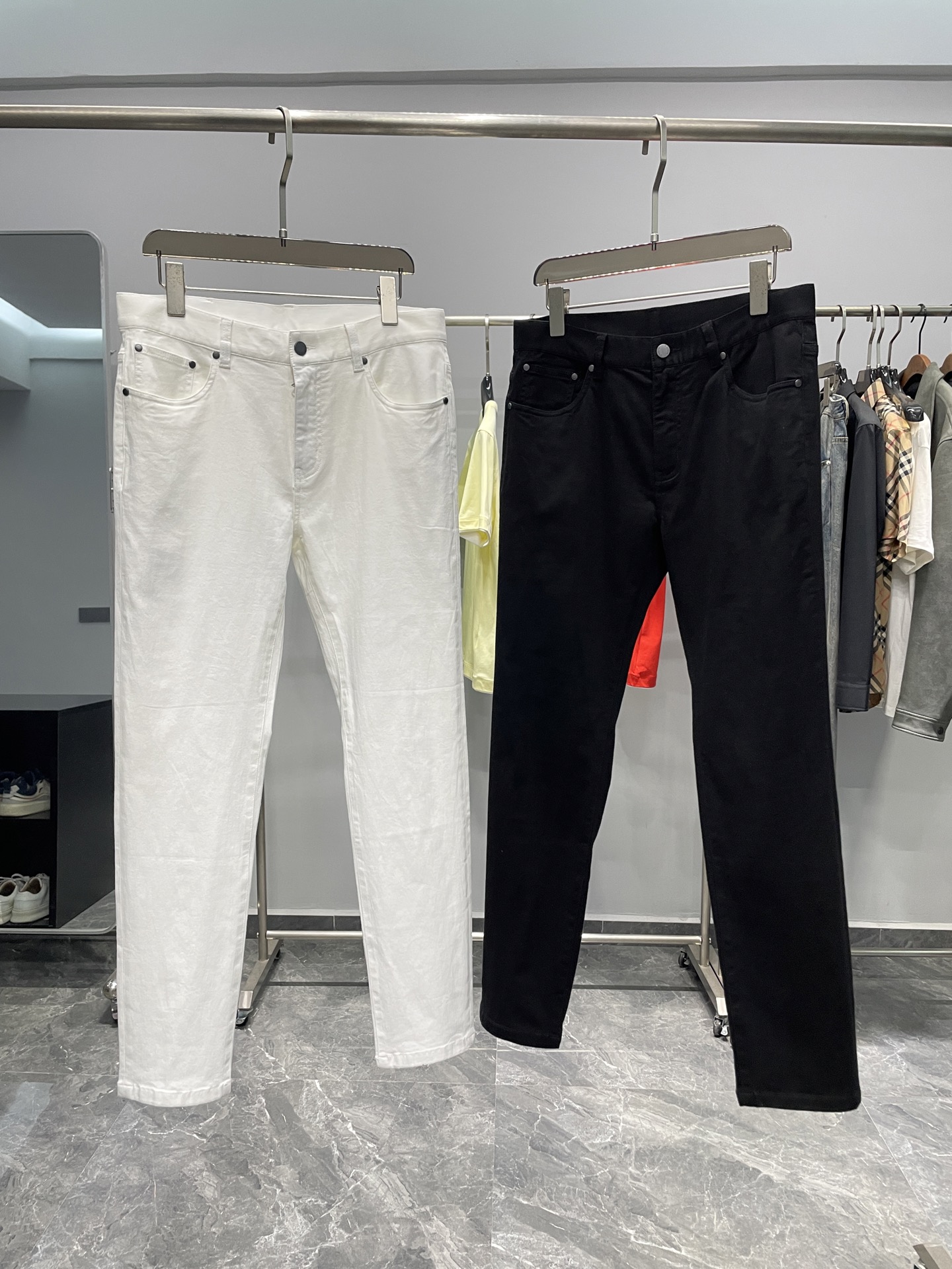 NO:440216,~EZ25SS spring and summer new washable stretch straight jeans, men's back waist embossed leather brand fashionable slim jeans!  Trading companies have sparse channels, and the official website is simultaneously sold at 6830 RMB!  Z Home’s new jeans have become an ideal choice for modern urban people with their comfortable fabrics, stylish design and exquisite details!  These jeans are made of custom-made washable stretch denim cotton, which is soft and skin-friendly and stretchy, allowing you to feel unparalleled comfort when wearing them!  Whether you are leisure at home or going out, you can accompany you easily throughout the day, allowing you to enjoy a comfortable life!  The overall design is simple and refreshing, and the solid color combination is more generous. Its casual style not only makes you feel more relaxed in daily wear, but also shows your exquisite taste!  The slim fit design makes the body lines longer and shows your elegant temperament!  In addition, the details of customized brand engraved metal button accessories and embossed nameplate on the back waist are further highlighted, making you stand out among the crowd!  Color white, black Size 30-38 Size reference Size 30: Waist 78 Hips thigh 56 Trousers trousers 32, jeans, alexander wang19860909～EZ25SS春夏新款水洗弹力直筒牛仔裤,男士后腰压花皮牌时尚修身牛仔长裤！贸易公司渠道稀出,同步官网发售6830RMB！Z家新款牛仔裤凭借其舒适的面料、时尚的设计以及精致的细节处理,成为了现代都市人群的理想选择！ 这款牛仔裤采用客供定制水洗弹力牛仔棉布作为面料,手感柔软亲肤,富有弹力,让您在穿着时感受到无与伦比的舒适度！无论是在家中休闲,还是外出活动,都能伴您全天轻松随行,让您尽享舒适生活！整体设计简约清爽,纯色搭配更显大方,其休闲款型不仅让您在日常穿着中倍感轻松,更能展现出您的精致品味！修身版型的设计让身形线条更加修长,展现出您的优雅气质！此外客供定制品牌刻印金属纽扣辅料和后腰压花铭牌的细节处理,更是彰显了奢华身份,让您在众人中脱颖而出！ 颜色白色、黑色 尺码30-38 尺寸参考 30码:腰围78臀围大腿围56裤长裤脚32,,jeans,alexander wang,Men's clothing