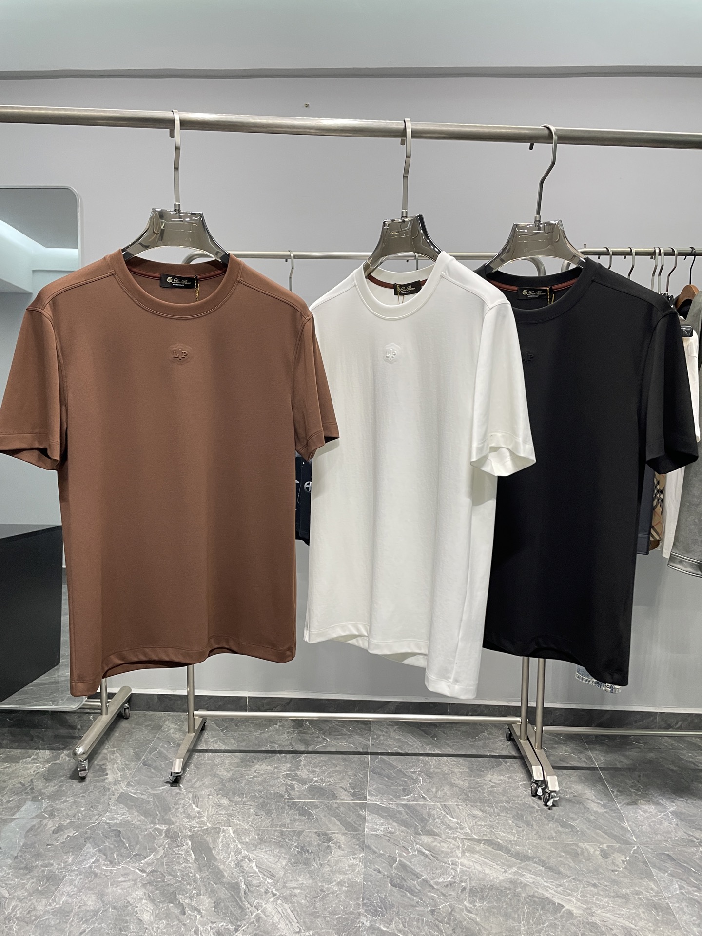 NO:460311,LSS spring and summer new imported liquid ammonia cotton solid color round neck short Tee, men's three-dimensional embossed letter logo basic casual short-sleeved T-shirt! Trading companies have sparse channels and are released on the official website at the same time! The new LP embossed logo T-shirt, with its unique charm and excellent quality, makes people fall in love with it at first sight! This T-shirt is made of imported liquid ammonia cotton for customers. It not only has a significant luster, but also achieves the ultimate experience of silky, soft and glutinous in terms of touch! Whenever the breeze blows, the T-shirt sways gently, and the luster seems to jump in the sun, shining brightly, making people unable to ignore its existence! When you wear it, you will feel unprecedented breathability and comfort. Even in the hot summer, sweat can be quickly absorbed and evaporated by the fabric, keeping your body dry and cool! The three-dimensional relief logo on the front is undoubtedly the finishing touch of this T-shirt! It is simple without losing its advanced nature, full of recognition, and it makes people recognize it at a glance that this is the masterpiece of the LP brand! This logo seems to be given life, protruding from the flat fabric, showing a three-dimensional beauty. Whether you look close or far, you can feel the visual impact it brings! The basic straight-leg design not only meets the aesthetic needs of the public, but also can well modify the body lines. Whether it is matched with jeans or casual pants, it can be easily controlled, showing different styles and charms! Color brown, white, black Size M-3XL Size reference M Size shoulder width 45 bust length 66 L Size shoulder width 46 bust 104 bust length 67 XL Size shoulder width 47 bust length 68 XXL Size shoulder width 48 bust 112 bust length 69 XXXL Size shoulder width 49 bust 116 bust length 70, loro piana, jeans, T-shirt,tees, t-shirt,alexander wang19860909LSS春夏新款进口液氨棉质纯色圆领短Tee,男士立体浮雕字母标识基础休闲短袖T恤衫！贸易公司渠道稀出,同步官网发售！LP新款浮雕标识T恤,以其独特的魅力和卓越的品质,让人一见倾心！ 这款T恤采用客供进口液氨棉,不仅具有显著的光泽感,而且在触感上更是达到了丝滑软糯的极致体验！每当微风拂过,T恤轻轻摇曳,那光泽仿佛在阳光下跳跃,熠熠生辉,让人无法忽视它的存在！穿上它你会感受到前所未有的透气舒适,即便是炎炎夏日,汗水也能迅速被面料吸收并蒸发,保持身体的干爽与清凉！前幅的立体浮雕标识,无疑是这款T恤的点睛之笔！它简约而不失高级,充满了辨识度,让人一眼就能认出这是LP品牌的杰作！这个标识仿佛被赋予了生命,从平面的布料中凸起,展现出一种立体的美感,无论是近看还是远看,都能感受到它所带来的视觉冲击！基础直筒版型设计,既符合大众的审美需求,又能很好地修饰身材线条,无论是搭配牛仔裤还是休闲裤,都能轻松驾驭,展现出不同的风格与魅力！ 颜色咖色、白色、黑色 尺码M-3XL 尺寸参考 M码肩宽45胸围衣长66 L码肩宽46胸围104衣长67 XL码肩宽47胸围衣长68 XXL码肩宽48胸围112衣长69 XXXL码肩宽49胸围116衣长70,,loro piana,jeans,T-shirt,tees，t-shirt,alexander wang,Men's clothing