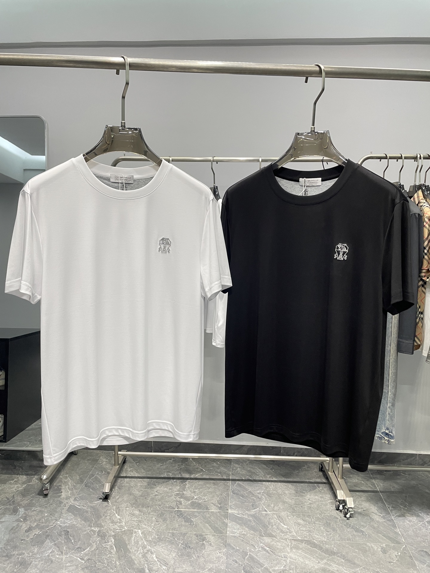 NO:460272,BC25SS spring and summer new top mercerized cotton basic round neck short Tee, classic badge embroidered corduroy spliced ​​casual short-sleeved T-shirt for men!  Trading companies have sparse channels and are on sale on the leading official website!  BC's new T-shirt has undoubtedly become the new favorite in men's wardrobe!  It brings a brand new wearing experience to men with unique fabrics and exquisite craftsmanship!  This T-shirt is made of high-quality mercerized cotton customized by customers. This fabric feels thin and silky, comfortable and breathable, and has an excellent skin-friendly feeling!  The choice of high-quality fabrics undoubtedly improves the overall quality of the T-shirt!  The classic badge embroidery on the chest is also a highlight. The lines are fine and clear, and they are very textured, adding a unique charm to the T-shirt!  This detailed treatment reflects the brand's intention and pursuit of quality!  The most attractive part is the corduroy fabric splicing design on the back shoulder, which forms a sharp contrast with the body, making it fashionable and unique!  This design not only breaks the singleness of traditional T-shirts, but also allows the wearer to stand out from the crowd and show his unique taste!  The basic straight-fitting cut makes the upper body fashionable and capable, and it can be easily controlled whether it is matched with jeans or casual pants!  Color white, black Size M-3XL Size reference M Size shoulder width 45 bust length 66 L Size shoulder width 46 bust 104 bust length 67 XL Size shoulder width 47 bust length 68 XXL Size shoulder width 48 bust 112 bust length 69 XXXL Size shoulder width 49 bust 116 bust length 70, chanel, jeans, T-shirt,tees, t-shirt,alexander wang19860909BC25SS春夏新款顶级丝光棉布基础圆领短Tee,男士经典徽章刺绣灯芯绒拼接休闲短袖T恤衫！贸易公司渠道稀出,领先官网发售！BC家新款T恤,无疑成为了男士们衣橱中的新宠！它以独特的面料和精致的工艺,为男士们带来了全新的穿着体验！ 这款T恤选用的是客供定制的优质丝光棉布,这款面料手感轻薄丝滑,触感舒适透气,亲肤感极佳！优质的面料选择,无疑提升了T恤的整体品质！胸前的经典徽章刺绣也是一大亮点,线条精细清晰,非常有质感,为T恤增添了一份独特的韵味！这种细节的处理,体现了品牌的用心和对品质的追求！而最吸引人的部分,莫过于后肩的灯芯绒面料拼接设计,与衣身形成鲜明的对比,时髦有个性！这种设计不仅打破了传统T恤的单一感,也让穿着者在人群中脱颖而出,展现出自己独特的品味！基础直筒版型裁剪,使得上身时髦干练,无论是搭配牛仔裤还是休闲裤,都能轻松驾驭！ 颜色白色、黑色 尺码M-3XL 尺寸参考 M码肩宽45胸围衣长66 L码肩宽46胸围104衣长67 XL码肩宽47胸围衣长68 XXL码肩宽48胸围112衣长69 XXXL码肩宽49胸围116衣长70,,chanel,jeans,T-shirt,tees，t-shirt,alexander wang,Men's clothing