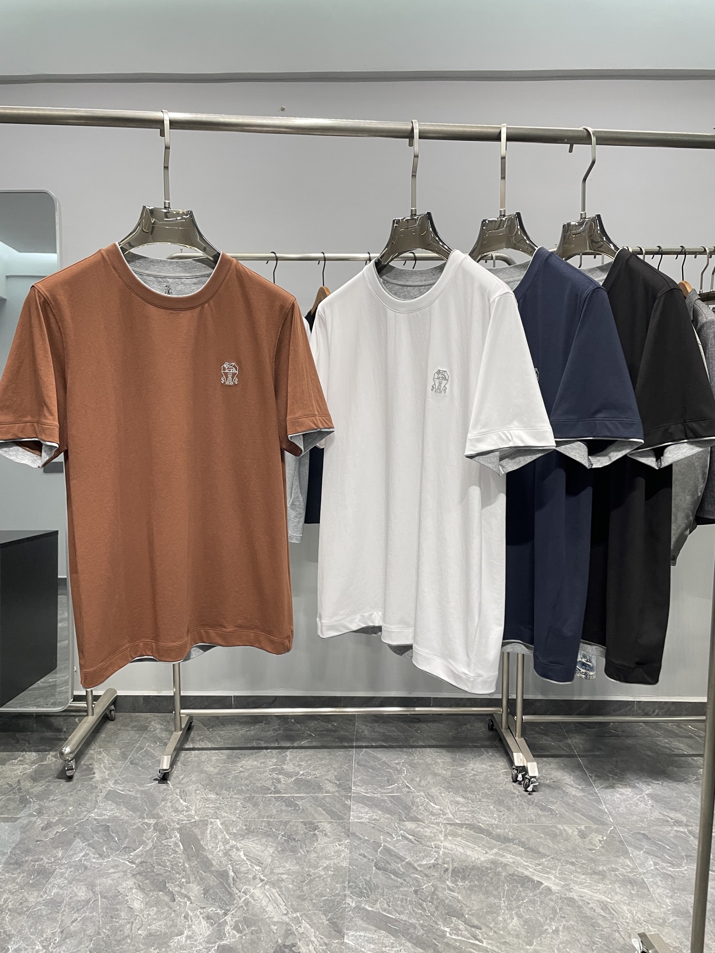 NO:460290,~BC25SS spring and summer new long velvet cotton casual pullover short Tee, classic badge embroidered fashionable fake two-piece double-layer round neck short-sleeved T-shirt!  Trading companies have sparse channels and are released on the official website at the same time!  BC Home's new heavy summer series, basic items that are casual and versatile in summer, and men's clothing Tee with excellent texture!  This T-shirt is selected for imported skin-friendly long-length cotton fabric. The fabric has a very good touch, and the front and back sides have the same touch. The cost of weaving is very expensive. The real Xinjiang selection of long-length cotton is added with wear-resistant elastic wire when weaving, making the fabric elastic and the upper body is not rigid!  It is especially resistant to washing and will not become wrinkled after a few times of machine washing!  The classic badge embroidery on the chest is carefully embroidered with imported embroidery thread, the stitches are delicate and dense, and the texture is very high-end!  Contrasting fabrics inlaid on the round collar, short cuffs and the edge of the hem creates the effect of two fakes, making the upper body more eye-catching and outlines simple and capable lines!  Color brown, white, navy blue, black Size M-3XL Size reference M size shoulder width 45 bust 100 length 66 L size shoulder width 46 bust 104 length 67 XL size shoulder width 47 bust 108 length 68 XXL size shoulder width 48 bust 112 length 69 XXXL size shoulder width 49 bust 116 length 70, chanel, T-shirt,tees, t-shirt,alexander wang19860909～BC25SS春夏新款长绒棉质休闲套头短Tee,男士经典徽章刺绣时尚假两件双层圆领短袖T恤衫！贸易公司渠道稀出,同步官网发售！BC家全新重磅夏季系列,夏日休闲百搭的基础单品,质感绝佳的男装Tee！ 这款T恤衫甄选客供进口亲肤长绒棉布制成,面料触感特别好,正面反面都是一样的触感,织布成本很贵,真正的新疆精选长绒棉,织布时候加了耐磨弹力丝,使面料有弹力,上身不死板！特别耐洗,不会机洗几次就变得皱巴巴！胸前经典徽章刺绣,选用进口绣线精心绣制,针脚细腻密实,质感非常显高级！用对比色的织物镶嵌在圆领、短袖口和下摆边缘,营造出假两件的效果,使其上身更加显目夺眼,勾勒出简洁干练线条！ 颜色咖色、白色、藏青色、黑色 尺码M-3XL 尺寸参考 M码肩宽45胸围100衣长66 L码肩宽46胸围104衣长67 XL码肩宽47胸围108衣长68 XXL码肩宽48胸围112衣长69 XXXL码肩宽49胸围116衣长70,,chanel,T-shirt,tees，t-shirt,alexander wang,Men's clothing