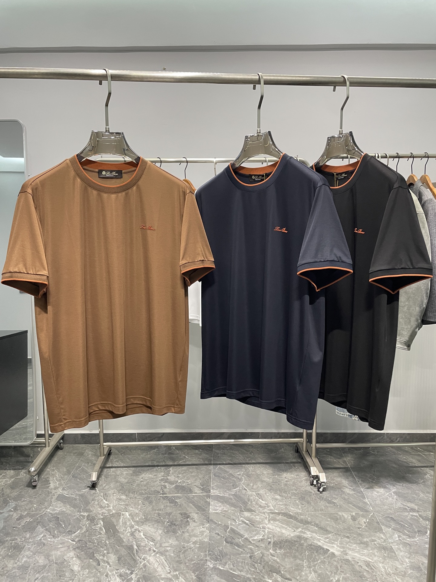 NO:460334,LSS spring and summer new mercerized cotton casual round neck short Tee, classic badge embroidered striped contrasting cuff short-sleeved T-shirt for men!  Trading companies have sparse channels and are released on the official website at the same time!  The new LP badge embroidered T-shirt has become a representative of casual and fashionable with its unique design and excellent production craftsmanship!  This T-shirt uses a mercerized cotton cloth for custom-woven and dyeing. After special processes such as wool and merceration, it is made into a smooth, bright, soft and silky high-quality fabric!  Its breathable and sweat-free properties are excellent, and it can provide you with a comfortable wearing experience whether in hot summer or warm spring and autumn!  The badge logo embroidery with the same color on the chest is low-key and luxurious, adding a unique charm to this T-shirt!  This design not only reflects the brand's exquisite craftsmanship, but also shows the wearer's personality and taste!  The contrasting knitted rib splicing on the cuffs is very design-like, fashionable and personalized. This design not only increases the fashion sense of the T-shirt, but also enhances its practicality!  The basic casual style is cut, versatile and not picky. Whether you like simple style or retro style, you can easily match this T-shirt!  Color brown, navy blue, black Size M-3XL Size reference M Size shoulder width 45 bust length 66 L Size shoulder width 46 bust 104 bust length 67 XL Size shoulder width 47 bust length 68 XXL Size shoulder width 48 bust 112 bust length 69 XXXL Size shoulder width 49 bust 116 bust length 70, loro piana, T-shirt,tees, t-shirt,alexander wang19860909LSS春夏新款丝光棉布休闲圆领短Tee,男士经典徽章刺绣条纹撞色袖口短袖T恤衫！贸易公司渠道稀出,同步官网发售！LP新款徽章刺绣T恤,以其独特的设计和精良的制作工艺,成为了休闲时尚的代表！ 这款T恤采用客供定织定染的丝光棉布,经过烧毛、丝光等特殊工艺处理,制成了光洁亮丽、柔软丝滑的优质面料！其透气排汗性优越,无论是在炎炎夏日还是温暖春秋,都能为您提供舒适的穿着体验！胸前衣身同色的徽章标识刺绣,低调且不失奢华感,为这款T恤增添了一份独特的魅力！这种设计既体现了品牌的精致工艺,又展现了佩戴者的个性和品味！袖口的撞色针织罗纹拼接,非常有设计感,时髦有个性,这种设计不仅增加了T恤的时尚感,也提升了其实用性！基础休闲版型的裁剪,百搭不挑人,无论您是喜欢简约风格,还是喜欢复古风格,都可以轻松搭配这款T恤！ 颜色咖色、藏青色、黑色 尺码M-3XL 尺寸参考 M码肩宽45胸围衣长66 L码肩宽46胸围104衣长67 XL码肩宽47胸围衣长68 XXL码肩宽48胸围112衣长69 XXXL码肩宽49胸围116衣长70,,loro piana,T-shirt,tees，t-shirt,alexander wang,Men's clothing