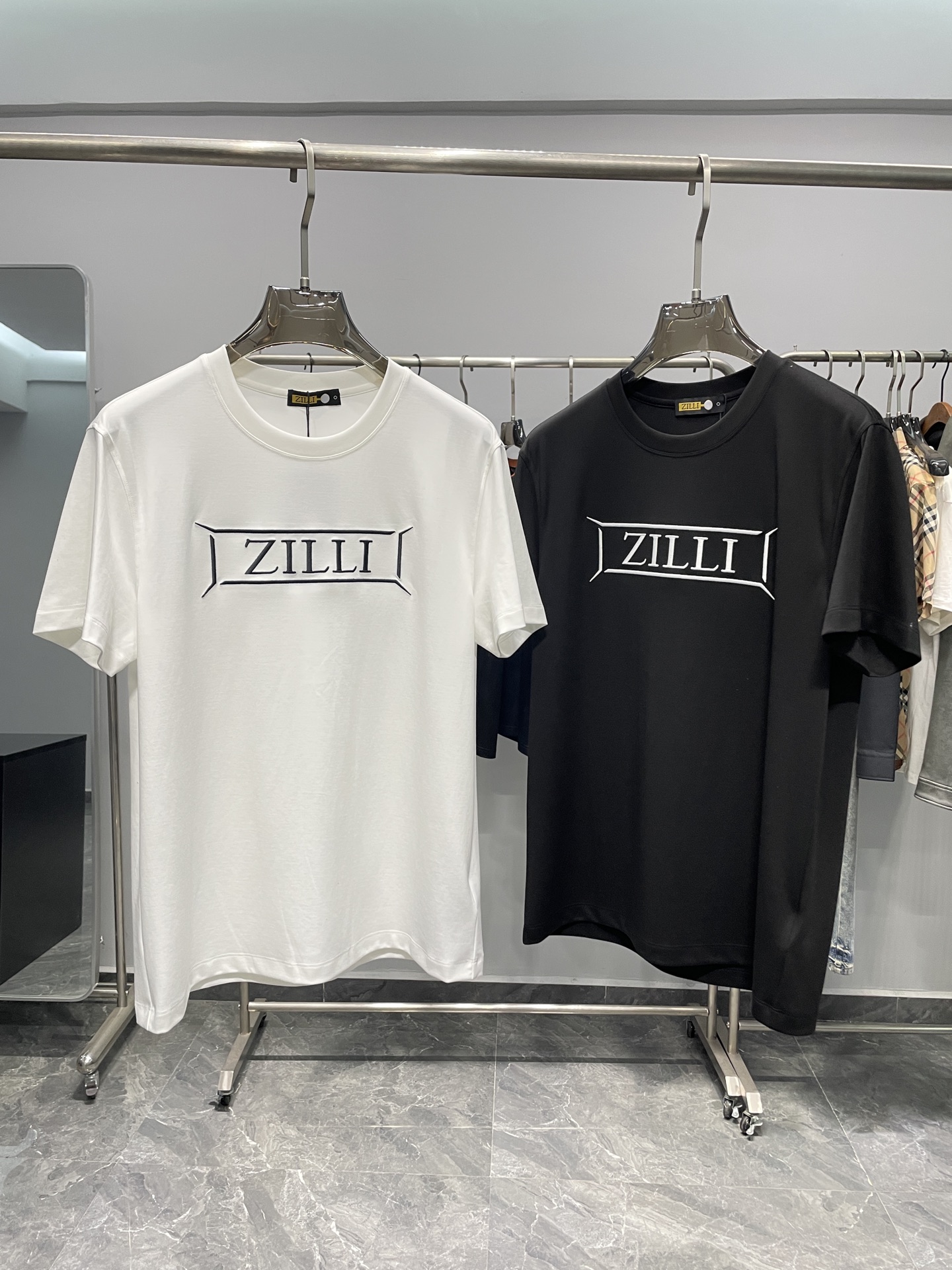 NO:460327,~ZILLI25SS spring and summer new high-quality pure cotton round neck short Tee, classic letter logo embroidered casual pullover short-sleeved T-shirt with men and women!  Trading companies have sparse channels and are released on the official website at the same time!  This T-shirt is undoubtedly a model work that emphasizes both fashion and quality. From the selection of fabrics to the processing of details, it all reveals the designer's ingenuity and ultimate pursuit of quality!  In terms of fabrics, the high-quality pure cotton material is customized by customers. It not only feels smooth and soft, but also gives the wearer an unparalleled comfort experience, but also performs excellently in breathability and hygroscopicity, ensuring that the skin can be kept dry and comfortable even in the hot summer!  The classic letter logo embroidery on the chest is undoubtedly the finishing touch of this T-shirt. The lines are smooth and exquisite and clear, which not only demonstrates the noble temperament of the brand, but also invisibly enhances the wearer's identity and status!  The cutting method of the basic round neck. This design is simple and elegant, without losing the sense of fashion. It can perfectly fit different body curves and show the wearer's confidence and style!  Color white, black Size M-3XL Size reference M Size shoulder width 45 bust length 66 L Size shoulder width 46 bust 104 bust length 67 XL Size shoulder width 47 bust length 68 XXL Size shoulder width 48 bust 112 bust length 69 XXXL Size shoulder width 49 bust 116 bust length 70, T-shirt,tees,t-shirt,alexander wang19860909～ZILLI25SS春夏新款优质纯棉圆领短Tee,男女同款经典字母标识刺绣休闲套头短袖T恤衫！贸易公司渠道稀出,同步官网发售！这款T恤无疑是时尚与品质并重的典范之作,从面料的选择到细节的处理,无不透露出设计师的匠心独运与对品质的极致追求！ 面料方面采用了客供定制的优质纯棉材质,不仅触感丝滑软糯,给予穿着者无与伦比的舒适体验,更在透气性和吸湿性上表现出色,确保即使在炎炎夏日也能保持肌肤的干爽与自在！胸前的经典字母标识刺绣,无疑是这款T恤的点睛之笔,线条流畅、精致清晰,不仅彰显出品牌的高贵气质,更在无形中提升了穿着者的身份地位！基础圆领的裁剪方式.这种设计既简约大方,又不失时尚感,能够完美贴合不同身材曲线,展现出穿着者的自信与风采！ 颜色白色、黑色 尺码M-3XL 尺寸参考 M码肩宽45胸围衣长66 L码肩宽46胸围104衣长67 XL码肩宽47胸围衣长68 XXL码肩宽48胸围112衣长69 XXXL码肩宽49胸围116衣长70,,T-shirt,tees，t-shirt,alexander wang,Men's clothing