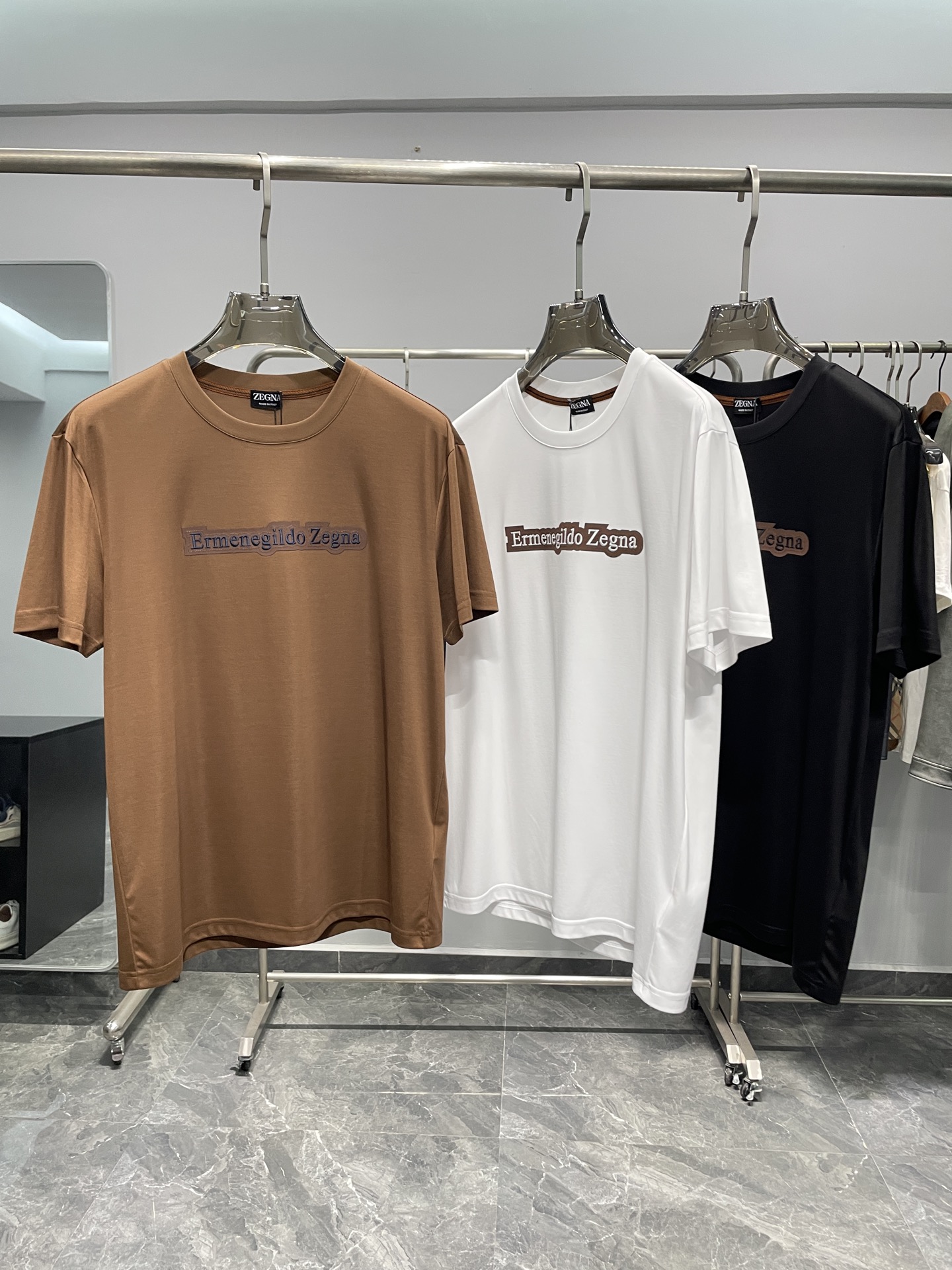 NO:460319,~EZ25SS spring and summer new high-quality mercerized cotton basic round neck short Tee, a classic EZ letters and leather embroidered casual pullover short-sleeved T-shirt for men!  Trading companies have sparse channels and are released on the official website at the same time!  The counter is evergreen basic solid color short Tee, simple, fashionable and elegant, single-wearing inner wear is decent, quality control/detail control takes away, low-key, luxurious and connotative!  This T-shirt is made of high-quality mercerized cotton cloth imported from customers. The fabric feels extremely silky, light and breathable, and is extremely comfortable and cool. It is perfect for wearing close to the body and has a skin-friendly feeling. It can be called a breathable fabric. The texture can distinguish different craftsmanship details from the flexibility and color!  The same color is dyed with high-density ribbed round neck, and the badge nameplate patch embroidered with classic EZ on the chest. It has an extraordinary texture. Whether it is inner wear or single wear, it is a classic product!  The exquisite cutting process, every detail is handled very standard and delicately, and is comparable to ordinary LOW products on the market. Men must enter the basic versatile short-sleeved Tee!  Color brown, white, black Size M-3XL Size reference, T-shirt,tees, t-shirt,alexander wang19860909～EZ25SS春夏新款优质丝光棉基础圆领短Tee,男士经典EZ字母拼皮刺绣休闲套头短袖T恤衫！贸易公司渠道稀出,同步官网发售！柜台常青款基础纯色短Tee,简约时尚大气不失优雅,单穿内搭体面过人,品质控/细节控的闭眼带走,低调又奢华有内涵！ 此款T恤选用了客供进口优质丝光棉布制成,面料手感无比丝滑轻薄透气,且极为舒适凉爽,贴身穿着亲肤感绝佳,堪称会呼吸的面料,质感从柔性及色泽就能区分不同的工艺细节感！同缸色染高密度罗纹圆领,胸前绣有经典EZ字样的徽章铭牌拼皮贴饰,质感非凡的特质,无论是内搭还是单穿都是一款经典领域的产品！精妙绝伦的裁剪工艺,每一个细节处理的非常标准细腻,非市面一般LOW货可以媲美的,男士必入基础百搭款短袖Tee！ 颜色咖色、白色、黑色 尺码M-3XL 尺寸参考,,T-shirt,tees，t-shirt,alexander wang,Men's clothing