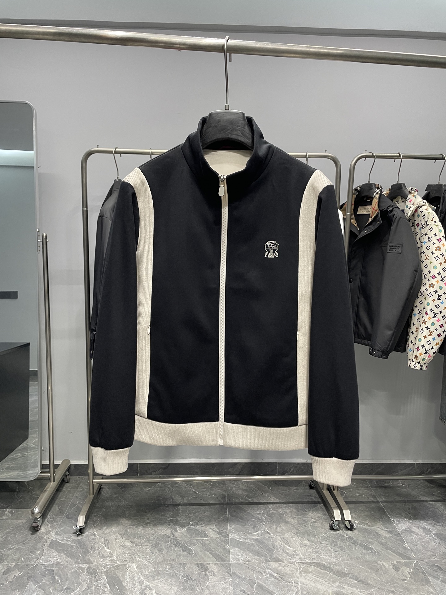 NO:497569,BC25FW autumn and winter new suede contrast knitted spliced ​​stand collar jacket, classic logo embroidered fashionable casual zipper jacket for men!  Trading companies have sparse channels and are on sale on the leading official website!  The new suede spliced ​​jacket is a high-end choice that integrates fashion, comfort and practicality. Whether it is for trendy people who pursue fashion sense or for you who pay attention to quality life, this is a jacket that you should not miss!  This jacket uses selected imported suede fabrics. The soft texture of the large body is contrasted with the splicing of the side contrast knitted fabrics, creating a high-end autumn and winter aesthetic!  The inner fiber lining makes it more breathable and comfortable to wear, and you can feel unparalleled comfort in daily travel or outdoor activities!  The classic logo embroidery decoration on the chest is simple and low-key, but it does not lose the unique style of the brand, continuing the brand’s inheritance!  The classic stand-alone jacket style and cut design is fashionable and handsome, versatile and not picky. Whether you match it with jeans or casual pants, you can easily show your personality charm!  Color black Size M-3XL Size reference M Size shoulder width 45 bust 108 sleeve length 63 clothes 65 L Size shoulder width 46 bust 112 sleeve length 64 clothes 66 XL Size shoulder width 47 bust 116 sleeve length 65 clothes 67 2XL Size shoulder width 48 bust 120 sleeve length 66 clothes 68 3XL Size shoulder width 49 bust 124 sleeve length 67 clothes 69, jeans, jackets & coats, jackets & coats, chamois leather, alexander wang19860909BC25FW秋冬新款麂皮绒撞色针织拼接立领夹克,男士经典徽标刺绣时尚休闲拉链夹克外套！贸易公司渠道稀出,领先官网发售！全新麂皮绒拼接夹克是一款集时尚、舒适、实用于一体的高级选择,无论是对于追求时尚感的潮人,还是对于注重品质生活的你,这都是一款不容错过的夹克！ 这款夹克采用了精选进口的麂皮绒面料,大身部分的柔软质感与侧身撞色针织面料拼接形成鲜明对比,营造出一种高级感十足的秋冬美学！内里科技纤维的内衬使得穿着更加透气舒适,无论是日常出行还是户外活动,都能让你感受到无与伦比的舒适度！胸前经典的徽标logo刺绣装饰,简约低调,却不失品牌的独特风格,延续了品牌的传承！经典的立领夹克版型裁剪设计,上身效果时髦帅气,百搭不挑人,无论你是搭配牛仔裤还是休闲裤,都能轻松展现你的个性魅力！ 颜色黑色 尺码M-3XL 尺寸参考 M码肩宽45胸围108袖长63衣长65 L码肩宽46胸围112袖长64衣长66 XL码肩宽47胸围116袖长65衣长67 2XL码肩宽48胸围120袖长66衣长68 3XL码肩宽49胸围124袖长67衣长69,,jeans,jackets & coats,jackets & coats,chamois leather,alexander wang,Men's clothing