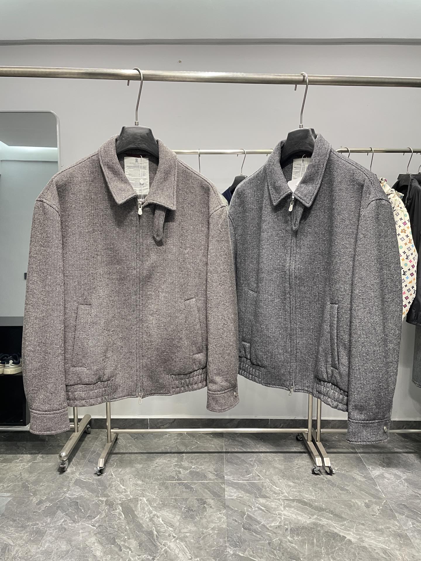 NO:569424,New product BC25FW autumn and winter new lapel herringbone texture fabric men's business casual bomber jacket!  Fine men's clothing made of high-end blended ingredients, sheep wool blended fabric imported from Italy, high-weight men's jacket, one piece is enough for winter!  Bright color, uniform color, fine hair, skin-friendly and not stuck, delicate and soft, fluffy and plump feel, really comfortable, soft and fine density, will not deform after long-term wear, soft and anti-wrinkle, not easy to pilling, good wind resistance and warmth, tight and strong fabric surface, with delicate texture! At the same time, the thermal charm cotton filling inside greatly improves the overall thermal insulation effect, and you will not feel the slightest chill when going out in the cold winter in the south!  The stand-up and turn-down collar design is more protective of our necks and is close to the body. The double-ended zipper fly is easy to put on and take off to resist the cold wind. It is produced by the original factory and has decades of experience in making clothes. The accessories are all of original B quality and sewn by machines imported from Germany. The wiring is more precise and delicate, smooth and compliant. It has technology that domestic machines do not have, and the wiring is extremely difficult. All buttons are hand-sewn by master craftsmen. You can feel its weight and super high quality when you get it!  The shape is exquisite and the fabric is outstanding. You can wear it and go out confidently!  Color camel, floral gray Size M-3XL Size reference M size shoulder width 53 chest size 114 sleeve length 59 dress length 66 L size shoulder width 54 chest size 118 sleeve length 60 dress length 67 XL size shoulder width 55 chest size 122 sleeve length 61 dress length 68 2  3XL size, shoulder width 57, bust 130, sleeve length 63, dress length 70,,jackets & coats,jackets & coats,alexander wang19860909新品 BC25FW秋冬新款翻领人字纹肌理面料男士商务休闲飞行员夹克外套！ 高端混纺成分打造而成的精品男装,意大利进口绵羊毛混纺面料,高克重男士外套,一件足以过冬！色泽鲜亮,颜色均匀,毛质细腻,亲肤不扎身,细腻柔软,蓬松丰盈的手感真的很舒适,柔软细密度很高,长久穿着不会变形拥有柔软抗皱、不易起球、抗风保暖性很好,紧密结实的织面,拥有细腻的肌理感!同时内里热魅力棉填充更是大大提升了整体保暖效果,在南方寒冷的冬天出门也不会感到丝毫寒意！ 立领可翻领的领型设计,更呵护我们的颈部温暖又贴身,双头拉链门襟,穿脱方便抵御寒风,源自原厂代工出品,几十年的制衣经验,辅料全部是原B品质,德国进口机器缝制而成,走线更精准细腻,平整服帖,拥有国内机器没有的技术,走线难度也极高,所有的扣子全部由老师傅们手工缝制而成,拿到手就能感受到其重量与超高品质了！版型考究,面料出众,穿上身就可以自信出场！ 颜色驼色、花灰色 尺码M-3XL 尺寸参考 M码肩宽53胸围114袖长59衣长66 L码肩宽54胸围118袖长60衣长67 XL码肩宽55胸围122袖长61衣长68 2XL码肩宽56胸围126袖长62衣长69 3XL码肩宽57胸围130袖长63衣长70,,jackets & coats,jackets & coats,alexander wang,Men's clothing