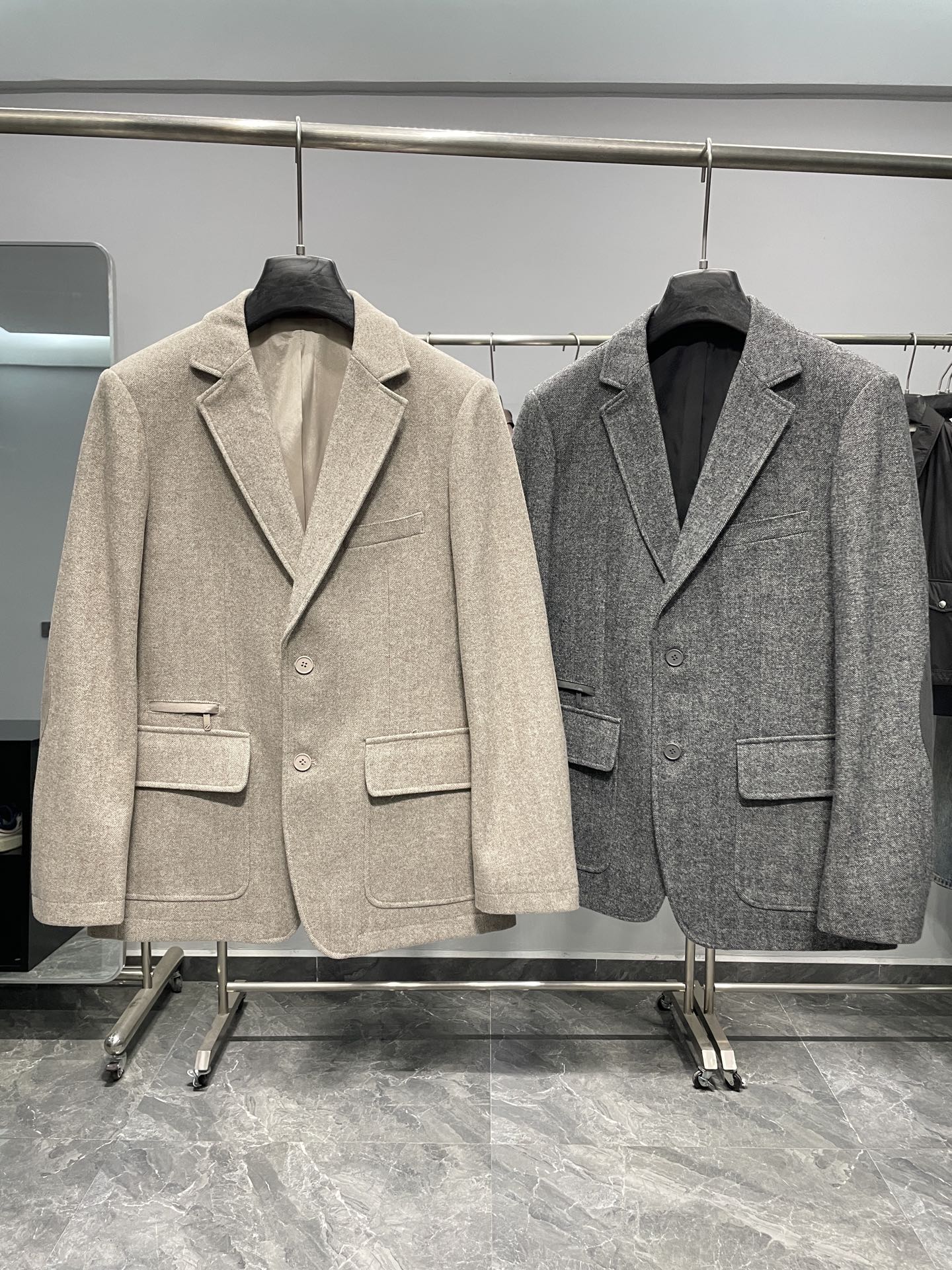 NO:512528,EZ25FW autumn and winter new herringbone wool blended lapel suit, two-pin button business casual jacket jacket for men's waist small pocket design!  Trading companies have sparse channels and are on sale on the leading official website!  Z Home's new wool suit has become the focus of everyone's attention with its unique design and exquisite craftsmanship!  This suit reflects a sense of luxury and luxury from fabric to details. Whether it is daily wear or special occasions, it can show your temperament and taste!  This blazer is made of custom imported wool blended fabrics, with a retro herringbone texture on the surface, giving people a retro and luxurious feeling!  This fabric not only has a high-quality texture, but also has a perfect combination of skin, clarity, drooping, and gloss and delicateness. Whether visually or tactile, you can feel unparalleled comfort and texture!  In addition to the exquisite choice of fabrics, this suit also focuses on the creation of details. The exquisite matte painted metal collar pin, customized striped printed buttons on the fly, and the high-end design of auxiliary materials all highlight the production team's pursuit of details!  These details not only enhance the appearance of the entire suit, but also show the brand's persistence and pursuit of quality!  In terms of style design, it has the casual appearance of a casual suit and incorporates the atmospheric and high-end core of traditional luxury brands. If you like it, hurry up and buy it!  Color khaki, erotic gray Size 48-56 Size reference Size 48: Shoulder width 43 bust 100 sleeve length 62 clothes 70 Size 50: Shoulder width 44 bust 104 sleeve length 63 clothes 71 Size 52: Shoulder width 45 bust 108 sleeve length 64 clothes 72 Size 54: Shoulder width 46 bust 112 sleeve length 65 clothes 73 Size 56: Shoulder width 47 bust 116 sleeve length 66 clothes 74,, jackets & coats, jackets & coats, business suit, alexander wang19860909EZ25FW秋冬新款人字纹羊毛混纺翻领西服,男士腰部小口袋设计两粒扣商务休闲西装夹克外套！贸易公司渠道稀出,领先官网发售！Z家新款羊毛西服以其独特的设计和精致的工艺,成为了众人瞩目的焦点！这款西服从面料到细节都体现了高级感和奢华气息,无论是日常穿着还是特殊场合,都能展现出您的气质与品味！ 该西装外套采用的是客供定制进口羊毛混纺面料,表面呈现出复古的人字纹理,给人一种复古且奢华的感觉！这种面料不仅质感高级,还具有骨感挺括、垂感以及光泽度和细腻度的完美结合,无论是视觉上还是触感上,都能让您感受到无与伦比的舒适和质感！除了面料的精致选择,这款西服还注重细节的打造,精致的哑光漆面金属领针,门襟定制条纹印花纽扣,辅料高档的设计,都彰显了制作团队对细节的追求！这些细节不仅提升了整款西服的外观,更展现了品牌对于品质的坚持和追求！在款式设计上,既有休闲西服的率性外表,又融入了传统奢牌的大气高级内核,喜欢的赶紧入手吧！ 颜色卡其色、麻灰色 尺码48-56 尺寸参考 48码:肩宽43胸围100袖长62衣长70 50码:肩宽44胸围104袖长63衣长71 52码:肩宽45胸围108袖长64衣长72 54码:肩宽46胸围112袖长65衣长73 56码:肩宽47胸围116袖长66衣长74,,jackets & coats,jackets & coats,business suit,alexander wang,Men's clothing