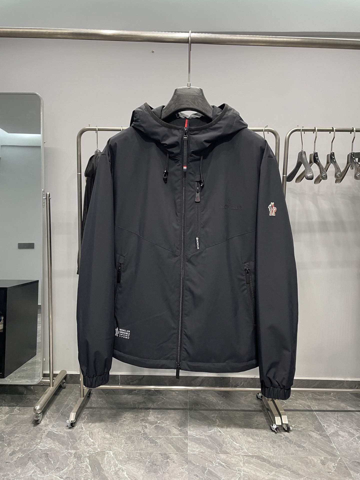 NO:507340,MON25FW autumn and winter new men's hooded thin cotton jacket jacket!  The hooded jacket style is adopted, and the overall design is simple and elegant. The main color of dark black is versatile and fashionable. The rotator sleeves and loose style are designed to be comfortable and comfortable to wear, and also add a bit of casual and casual style. The hooded part is equipped with drawstrings, which can adjust the tightness of the hat according to needs, and has a better windproof and warm effect. The edges of the hat are pressed and the words 'MONCLER' are printed to increase the sense of detail and brand recognition. The front closure is equipped with a customized brand zipper, and the zipper head has the iconic Moncler logo, and there are three-color decorative strips, which echo the brand elements, the texture is high-end and smooth. There is a vertical zipper pocket on the chest to facilitate storage of small objects, and there are also brand logo details on the zipper  .There is the classic color embroidered logo of Moncler on the left arm, which is exquisite and eye-catching, highlighting the brand identity; there is also a black 'MONCLER' three-dimensional imprinted logo on the back and shoulders, which enhances the overall fashion sense and recognition. In addition to the vertical zipper pocket on the chest, there are also oblique plug pockets on both sides, which facilitate hand insertion and storage of personal belongings to meet daily needs. The cuffs are elastic, which can effectively prevent cold air from pouring in, and also fit the wrist and make it comfortable to wear; there is no obvious tightening design on the hem, and it is a loose fit to ensure freedom of movement. The fabric and lining are both polyester fiber, which are functional outdoor fabrics, with wear resistance, windproof, breathable and other characteristics, suitable for a variety of outdoor activity scenarios. Color black Size M-3XL Size reference M Shoulder width 52 Bust 118 Sleeve length 64 Long 68  L size shoulder width 53 bust 122 sleeve length 65 clothes length 69 XL size shoulder width 54 bust 126 sleeve length 66 clothes length 70 2XL size shoulder width 55 bust 130 sleeve length 67 clothes length 71 3XL size shoulder width 56 bust 134 sleeve length 68 clothes length 72,,jackets & coats,jackets & coats,hats,alexander wang19860909MON25FW秋冬新品男士连帽薄棉冲锋衣夹克外套！ 采用经典的连帽冲锋衣款式,整体设计简约大气.以深沉的黑色为主色调,百搭且具有时尚感,落肩袖与宽松版型设计,穿着起来舒适自在,也增添了几分休闲随性的风格.连帽部分配有抽绳,能够根据需求调节帽子的松紧度,起到更好的防风保暖效果 .帽子边缘有压胶处理,并且印有“MONCLER”字样,增加细节感与品牌辨识度. 前襟配备品牌定制拉链,拉链头上带有标志性的Moncler logo,且有红、白、蓝三色装饰条,呼应品牌元素,质感高级且拉合顺滑.胸前设有竖向拉链口袋,方便存放小物件,拉链上也有品牌标识细节 .左臂位置有Moncler经典的彩色刺绣logo,精致醒目,彰显品牌身份；背部肩部位置还有黑色的“MONCLER”立体压印标识,提升了整体的时尚感和辨识度. 除了胸前的竖向拉链口袋,两侧还设有斜插式口袋,方便插手以及存放随身物品,满足日常使用需求.袖口采用弹性面料,能够有效防止冷风灌入,同时也贴合手腕,穿着舒适；下摆没有明显的收紧设计,配合宽松版型,保证了活动的自由度. 面料和里料均为聚酯纤维 ,属于功能性户外面料,具有耐磨、防风、透气等特性,适合多种户外活动场景. 颜色黑色 尺码M-3XL 尺寸参考 M码肩宽52胸围118袖长64衣长68 L码肩宽53胸围122袖长65衣长69 XL码肩宽54胸围126袖长66衣长70 2XL码肩宽55胸围130袖长67衣长71 3XL码肩宽56胸围134袖长68衣长72,,jackets & coats,jackets & coats,hats,alexander wang,Men's clothing